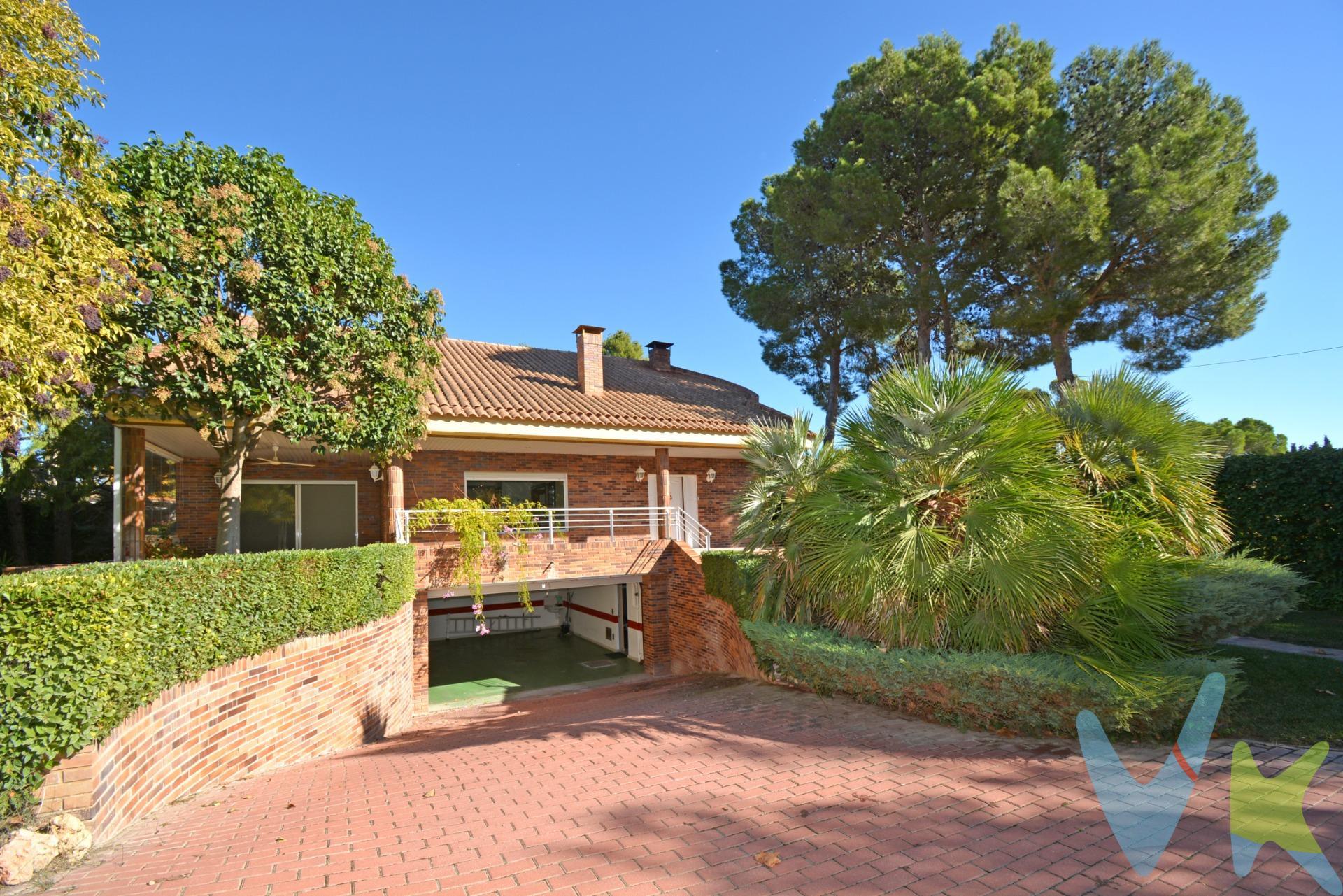 ESPECTACULAR CHALET EN LAS LOMAS DE GALLEGO (ZUERA) - C/ RIO CINCA. Descubre el lujo y la elegancia en este magnífico chalet de 354 m² útiles, situado en una parcela de unos 900 m². Tiene la mezcla perfecta de diseño tradicional y comodidades modernas, esta propiedad única ofrece una calidad de vida incomparable. PLANTA CALLE (165 m² útiles). Salón de ensueño de 53 m² con grandes ventanales que bañan las estancias en luz natural, destacando un elegante suelo de madera maciza de JATOBA, pegada sobre un suelo de terrazo, colocado sobre el forjado del suelo. Este espacio se convierte en acogedor con su chimenea de toque clásico. Además, tiene acceso directo a una amplia cocina de 20 m², desde la que accederíamos a un cuarto destinado a lavandería y zona de planchado y también a un espacio como tendedor.  Esta planta también disfruta de un gran dormitorio con baño en suite y vestidor, y un aseo de cortesía. Posee dos terrazas, una en la parte delantera como porcha de 35 m², y otra en la parte trasera con barbacoa. PLANTA -1 (95 m² útiles). Esta planta es la que se compone de un gran garaje de 43 m² en el que caben 2 coches, una estancia que era utilizada como taller de 19 m², pero podría ser ocupada para otros usos, una pequeña estancia de 9 m² que estaba dedicada a guardar bebidas de tipo bodega, y el cuarto donde se encuentran las calderas de gasoil necesarias para el confort de la vivienda en los meses más fríos. PLANTA 2 ( 93 m² útiles). En esta planta nos encontramos con un balcón desde el que tenemos una vista privilegiada del salón con todos sus matices. Posee 2 dormitorios amplios con armarios empotrados, un gran baño, trastero y cuarto de máquinas de aire acondicionado. Dispone de una gran sala abierta de 40 m² que se puede destinar a despacho o como sala de estar de ocio (un espacio personalizado donde relajarse, leer, escuchar música o practicar aficiones, funcionando como un refugio personal o social). . La calefacción es de gasoil con radiadores de hierro fundido, y el aire acondicionado funciona por conductos. La vivienda dispone de 2 máquinas, una por cada planta, susceptibles de ser usadas de forma independiente. . *** CARACTERISTICAS:. Exteriores exquisitos con un gran jardín y un estupendo porche para disfrutar del clima y las vistas a resguardo de posibles cambios en la meteorología. El Residencial Las Lomas de Gállego cuenta con zonas comunitarias: piscina, pista de fútbol, baloncesto.. Este chalet no solo es una residencia, combina la sensación de estar en un retiro personal con la belleza y la modernidad que todos deseamos. Ideal para aquellos que valoran la privacidad. Una verdadera joya lista para acoger a su próximo propietario. NO TE PIERDAS EL REPORTAJE FOTOGRÁFICO Y EL TOUR 360º QUE HEMOS PREPARADO PARA TI.  . SI NECESITAS ASESORAMIENTO FINANCIERO, NUESTRO EQUIPO TE AYUDARÁ SIN COMPROMISO. . Llámanos ahora y agenda tu visita.  ¡Te enamorará al instante!. BUSCAMOS SOLUCIONES🏡,. ENCONTRAMOS HOGARES💙. IMPORTANTE: El precio no incluye impuestos, gastos de notaría, registro ni honorarios de intermediación. Este anuncio tiene carácter informativo y no es contractual. Puede estar sujeto a errores o modificaciones.