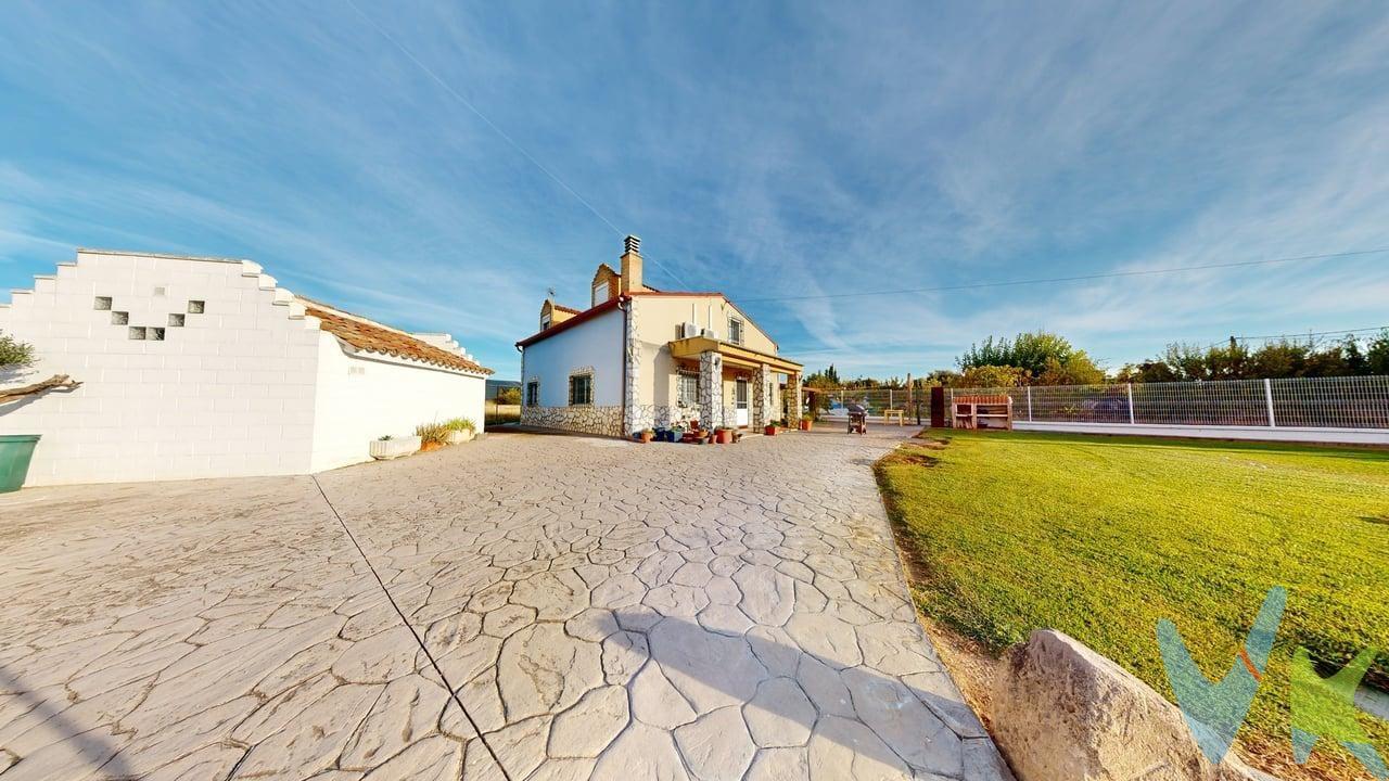 EXCLUSIVA FINCA RESIDENCIAL EN PINSEQUE – JUNTO AL CLUB DE GOLF LOS LAGOS. Parcela de 2.099 m² | Vivienda rehabilitada en 2021 | 6 dormitorios | Garaje y almacén | Derecho exclusivo de uso del Club de Golf Los Lagos | A 15 minutos de Zaragoza. Pinseque, Avenida de Viñales. Magnífica finca residencial situada en un entorno natural privilegiado, junto al Club de Golf Los Lagos, ideal para quienes buscan tranquilidad, privacidad y amplitud sin renunciar a la comodidad de vivir a pocos minutos de Zaragoza. La propiedad se asienta sobre una parcela de 2.099 m², con uso residencial, y cuenta con una superficie total construida de aproximadamente 303 m², distribuidos entre una vivienda unifamiliar de dos plantas y una edificación independiente destinada a garaje o almacén. La casa, completamente rehabilitada en 2021, dispone de 220,83 m² construidos, distribuidos en dos plantas: Planta baja (126,78 m²): Amplio vestíbulo de entrada, dos dormitorios, acogedor salón-estar con chimenea, cocina independiente, bodega, perfecta como espacio de reunión y disfrute familiar y Porche. Planta primera (94,05 m²): Cuatro dormitorios, baño completo. Equipos de aire acondicionado mediante Splits inverter en dormitorios. La vivienda dispone de calefacción y agua caliente sanitaria individuales mediante caldera de gasóleo, ofreciendo confort durante todo el año. Agua de pozo para riego y boca y poza septica. La finca cuenta con una amplia parcela de 2.099 m², que proporciona privacidad y múltiples posibilidades de aprovechamiento y disfrute al aire libre. Además de la vivienda principal, dispone de una edificación independiente de 82,17 m² construidos, destinada a garaje o almacén, que aporta un valioso espacio adicional para vehículos, almacenamiento u otros usos compatibles. Uno de los grandes atractivos de esta propiedad es que la venta incluye el derecho permanente y exclusivo de disfrute de las instalaciones del Club de Golf Los Lagos, situado a tan solo 200 metros de la finca. Un valor añadido excepcional para los amantes del golf, el deporte y la vida al aire libre, en un entorno tranquilo y rodeado de naturaleza. La finca se encuentra en el término municipal de Pinseque, una localidad consolidada del entorno de Zaragoza que dispone de servicios esenciales para el día a día, como comercios de proximidad, supermercados, centro de salud, farmacia, centros educativos, instalaciones deportivas, hostelería y otros servicios municipales. Su ubicación permite disfrutar de la tranquilidad del campo sin renunciar a las ventajas de tener un núcleo urbano con servicios a escasa distancia. Excelentes comunicaciones con Zaragoza a través de la autovía A-68, con un tiempo aproximado de 15 minutos en coche, dependiendo del tráfico y del destino concreto. Acceso a la finca mediante caminos asfaltados. Una finca singular que reúne características difíciles de encontrar: gran superficie de parcela, vivienda rehabilitada, seis dormitorios, edificación auxiliar independiente y el privilegio de disfrutar de las instalaciones del Club de Golf Los Lagos. Ideal como residencia habitual para familias que buscan espacio y calidad de vida, o como segunda residencia para disfrutar de fines de semana y vacaciones en un entorno natural, sin alejarse de Zaragoza. ¡Descubre una forma diferente de vivir, rodeado de naturaleza, espacio y tranquilidad, a solo 15 minutos de Zaragoza!. No dejes de ver la visita virtual 360º donde podrás ver con todo detalle esta vivienda. Gastos e impuestos no incluidos. A título orientativo, en segundas transmisiones, el comprador abonará: Impuesto sobre Transmisiones Patrimoniales (ITP), tipo general en Aragón al 8% (*). Base de cálculo: mayor valor entre precio de compraventa o valor de referencia catastral. Gastos de Notaría y Registro: Aranceles variables según precio, número de copias y complejidad; cálculo según tarifas normativas. Si se precisa hipoteca: Tasación, condiciones y costes bancarios según entidad elegida por el comprador; así c