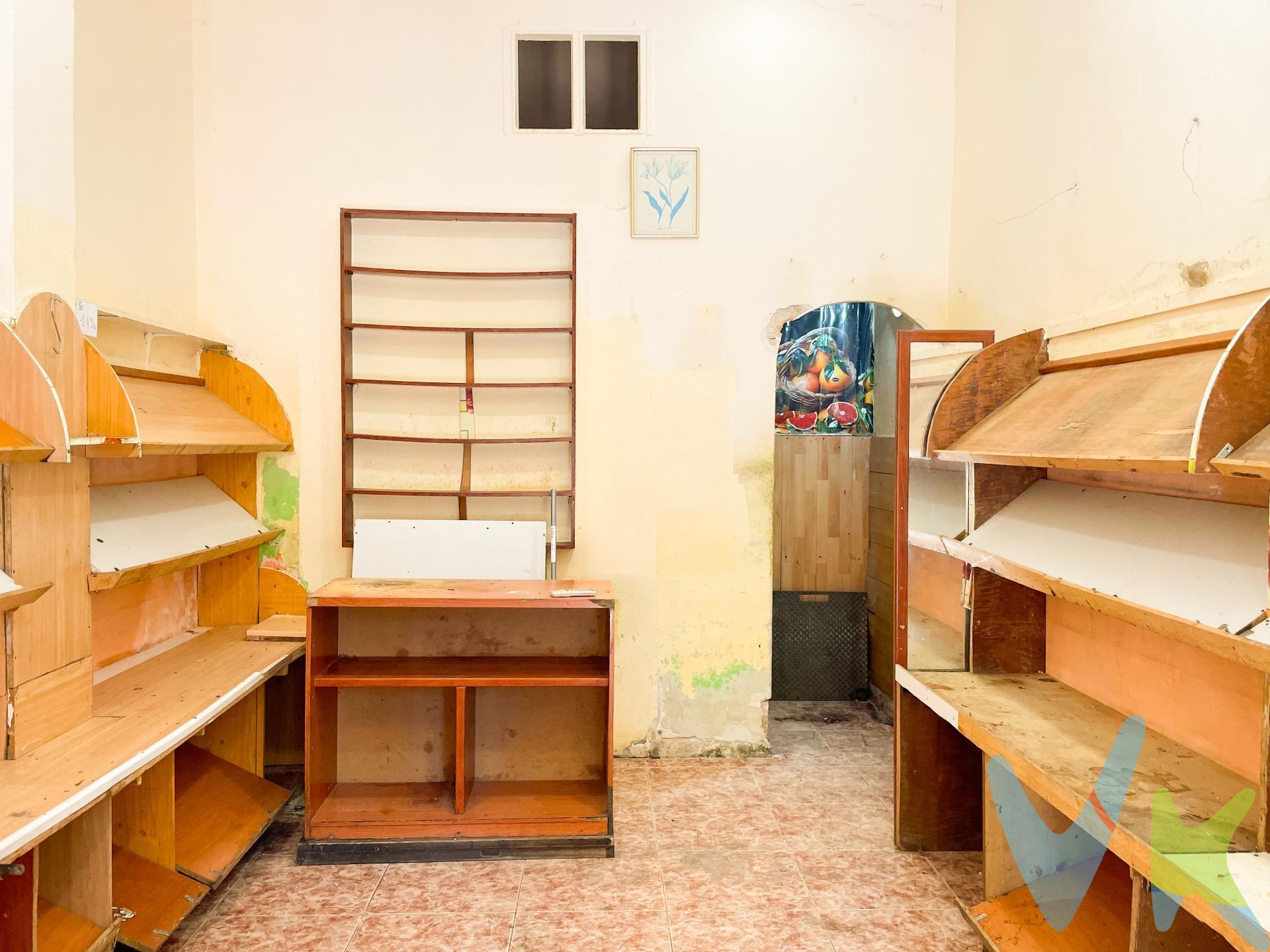 Ubicado en Compromiso de Caspe, una de las calles más transitadas del barrio de Las Fuentes, se vende local comercial en buen estado, ideal para montar tu propio negocio. El local cuenta con:. ✅ Una sala principal. ✅ Pequeño almacén. ✅ Baño. ✅ Aire acondicionado instalado. Anteriormente funcionaba como frutería, pero su distribución lo hace perfecto para múltiples usos. Además, está situado en zona comercial con alto tránsito peatonal y de vehículos, lo que garantiza visibilidad y clientela constante. Perfecto para emprendedores o inversores. ¡Listo para acondicionar a tu gusto y comenzar!. 📩 Contacta para más información o agendar una visita.
