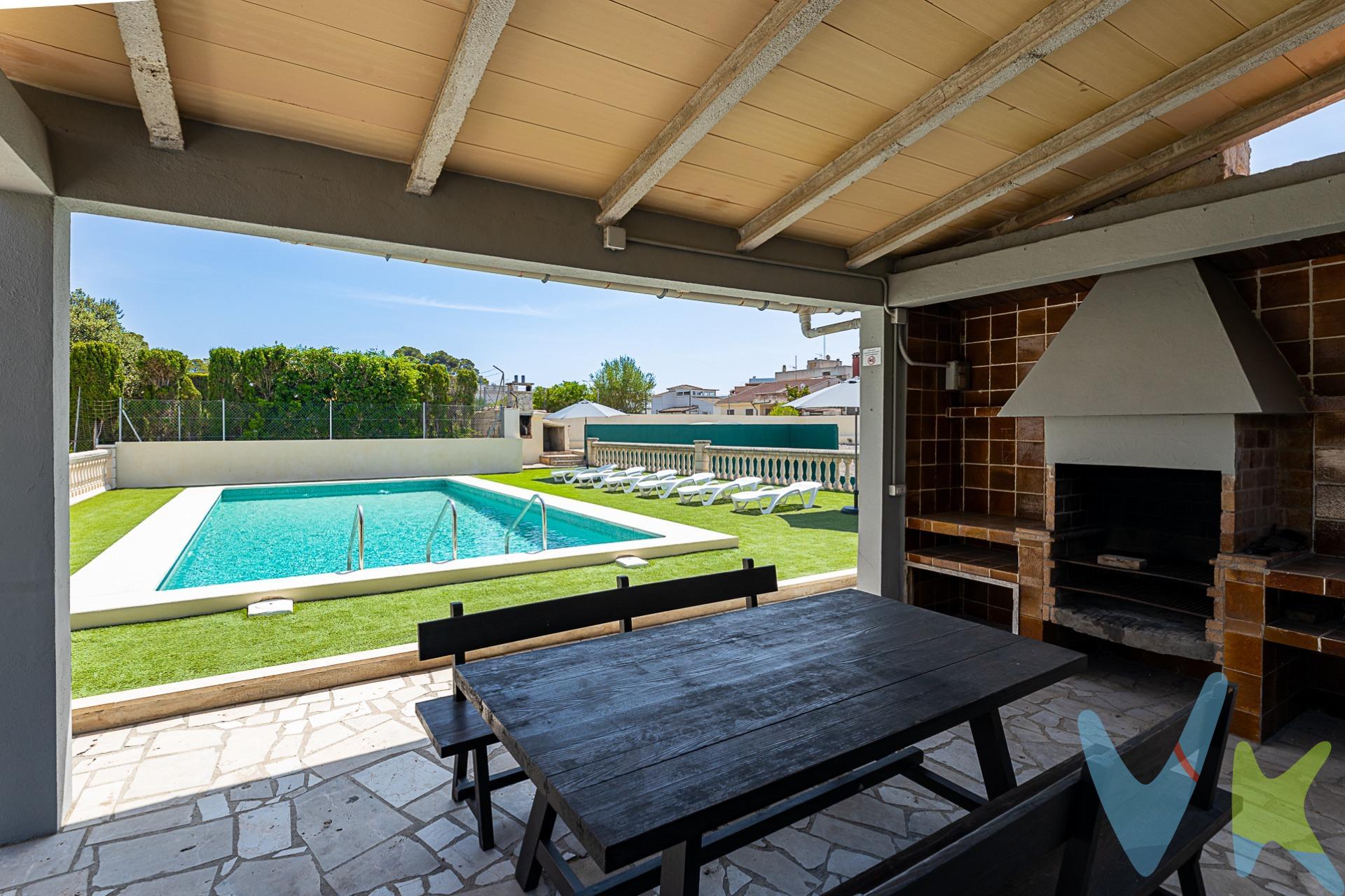 Exclusiva Villa con Licencia Vacacional en la Zona del Arenal. Se presenta una excelente oportunidad para adquirir una villa con licencia vacacional, ubicada en una amplia parcela de 1.400 m² y rodeada de un entorno natural que garantiza tranquilidad y privacidad. La vivienda, de 257 m² construidos, ha sido diseñada para ofrecer el máximo confort y calidad de vida. La propiedad cuenta con tres espaciosas habitaciones, dos baños completos y un aseo adicional en la zona de piscina. Además, está completamente adaptada para personas con movilidad reducida (PMR), cumpliendo con los más altos estándares de accesibilidad. En el exterior, destaca una piscina privada de 50 m², ideal para disfrutar del sol y momentos de relajación, junto a una zona de barbacoa perfectamente equipada para reuniones familiares o sociales. Para los amantes del deporte, la finca incluye también una pista de frontón. Además para mayor comodidad , la vivienda cuenta con garaje privado con capacidad  para 2 vehículos . Y zona exterior para poder estacionar 4-5 vehículos más. La ubicación es inmejorable, a tan solo 250 metros de la playa, lo que convierte esta propiedad en una opción ideal tanto para uso residencial como para inversión turística. *Este inmueble se comercializa mediante el sistema VentaPlus de ABSI (Agrupación Balear de Servicios Inmobiliarios) y Ia agencia comercializadora ha supervisado Ia documentación necesaria para Ia compraventa". 