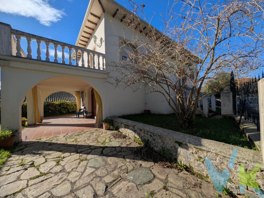 ¡Oportunidad para grandes familias! Ponemos a la venta esta impresionante vivienda individual donde el espacio nunca será un problema. Ubicada en el centro de Cicero, combina la tranquilidad del campo con la comodidad urbana.¿Por qué te enamorará?Estado: La casa está impecable para entrar a vivir (perfectamente conservada), aunque admite una actualización para ponerla a tu gusto.Vida al aire libre: La parcela de 800 metros cuadrados totalmente llana es una maravilla. Podrás cultivar tu propia huerta, cuidar de los frutales, o relajarte en su enorme porche de 27metros cuadrados, mientras los niños juegan en el jardín. Incluye cuarto de aperos y gallinero.Encanto rústico: Disfruta de una cocina grande \"de las de antes\" con cocina de leña, despensa y un salón con chimenea. La casa tiene suelos de madera y mucha luz natural. Es una casa sólida, con escudo de piedra y mucha personalidad.Amplitud total: la casa tiene 248 metros construidos útiles distribuidos para aprovechar cada rincón. Cuenta con salón  con chimenea con acceso a una gran terraza de 27 metros desde donde podrás disfrutar de momentos únicos,  6 dormitorios  con armarios empotrados, 3 baños y otras 3 salas polivalentes : ¿Teletrabajas? ¿Necesitas un cuarto de juegos? ¿Siempre has soñado con una biblioteca? ¿ Te gustaría disponer en tu propia casa  de un espacio  para disfrutar de tus hobbys? ó ¿Incluso montar tu pequeños taller?  Aquí tienes sitio de sobra.Honorarios a cargo del comprador: 1% no incluido en el precioImpuestos, gastos notariales y registrales NO INCLUIDOS