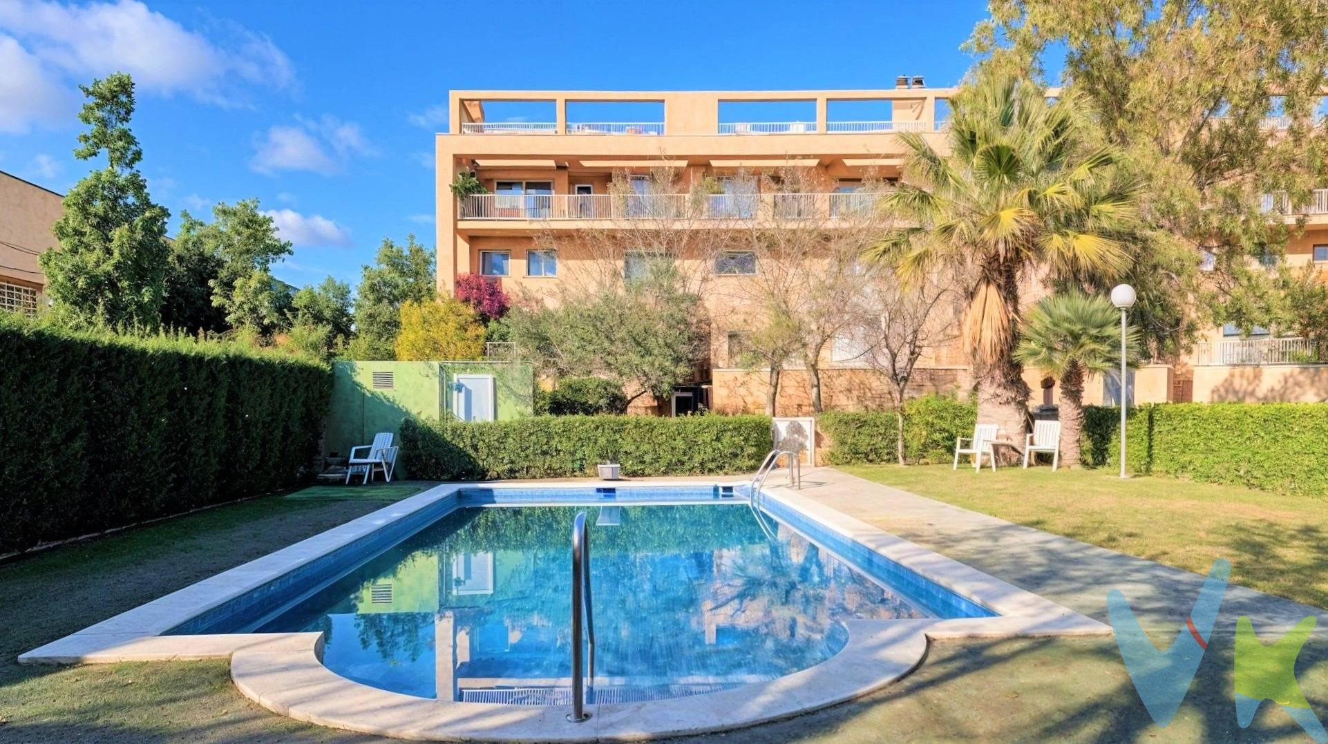 EXCLUSIVO DÚPLEX EN UN OASIS EN REUS. Tenemos el placer de presentarles, en exclusiva, esta magnífica vivienda tipo dúplex situada en una excelente urbanización de tan solo 12 vecinos, un auténtico remanso de paz en una zona privilegiada: un entorno donde la serenidad, la privacidad y el buen gusto se perciben desde el primer instante. . Con 122 m² útiles, la vivienda ofrece una distribución equilibrada y armoniosa, pensada para disfrutar de la luz natural y del confort en cada rincón. Sus espacios, claramente definidos, crean una atmósfera acogedora que invita a quedarse, a vivir y a sentir la seguridad de haber encontrado el lugar adecuado: un lugar al que llamar hogar. El inmueble ha sido totalmente actualizado con mimo,  utilizando materiales de alta calidad, ofreciendo todas las comodidades contemporáneas. Solo necesitarán añadir una decoración que les enamore, puesto que su distribución lo hará en cuanto lo visiten:. PLANTA INFERIOR. - Elegante hall recibidor con armario empotrado. - Salón-comedor en dos ambientes diferenciados: una amplia zona de comedor de 19 m² y un luminoso salón de 28 m², con acceso directo a una espectacular terraza de 25 m², ideal para disfrutar del aire libre. - Espaciosa cocina de 16 m², funcional y luminosa, con galería independiente destinada a zona de lavado. - Dos amplias habitaciones, llenas de luz natural. - Baño completo equipado con bañera. PLANTA SUPERIOR. - Tres dormitorios, uno de ellos doble y todos ellos con armario empotrado. - Baño completo con ducha, de líneas actuales y funcionales. La vivienda cuenta además con elementos completamente nuevos, como calefacción de gas con radiadores en todas las estancias, suelos de gres y cerramientos de PVC de alta calidad con climalit, todo ello a estrenar, garantizando eficiencia, confort y bienestar. Como complemento perfecto, el inmueble incluye un gran trastero de 18 m² y una cómoda plaza de aparcamiento, aportando un valor añadido a una propiedad pensada para disfrutar sin renuncias. Además de ello, la urbanización goza de una agradable zona comunitaria con jardín y piscina y una zona de bancos y mesas en las que disfrutar del aire libre. Un hogar donde cada detalle ha sido cuidado para ofrecer una experiencia de vida tranquila, elegante y plena. No lo duden, concierten una visita y quedarán fascinados por este inmueble dispuesto a convertirse en su nuevo hogar.