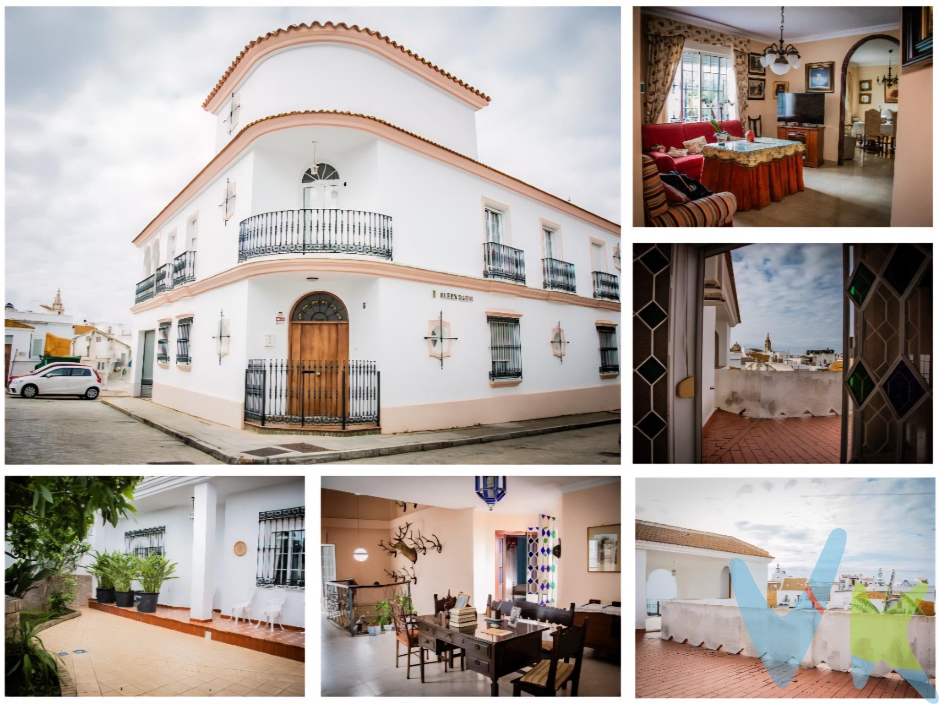 Exclusiva casa señorial en el corazón de Moguer. Presentamos esta espectacular vivienda señorial de 311 m² que redefine el lujo y la comodidad en el encantador Moguer. Esta casa de esquina es muy luminosa y ofrece espacios amplios y versátiles distribuidos en dos magníficas plantas coronadas por terrazas que invitan a disfrutar del privilegiado clima local. Distribución perfecta en dos niveles:. Planta principal: . Un distinguido recibidor da paso a un luminoso salón-comedor con chimenea, ideal para momentos acogedores y especiales en familia.  . La cocina independiente está completamente equipada, cuenta con una amplia despensa, zona office y un lavadero con acceso directo al jardín/patio, lo que aporta comodidad y funcionalidad al día a día.  . En esta planta también se encuentran dos amplios dormitorios tipo suite, cada uno con su propio baño privado. El dormitorio principal incluye un elegante vestidor integrado, mientras que el segundo ofrece un gran armario empotrado. El acceso directo al jardín privado y al garaje cubierto con puerta automática, que además incorpora un amplio sótano-almacén, completa esta planta diseñada para el confort. Planta alta:. Un amplio salón abierto ofrece un espacio versátil, perfecto como despacho, biblioteca o zona de ocio. Incluye dos dormitorios adicionales, uno de ellos con habitación anexa ideal como vestidor o cuarto de juegos, y un baño completo.  . Las joyas de esta planta son sus terrazas: una cubierta y dos descubiertas, incluyendo una azotea con vistas panorámicas al paisaje urbano de Moguer. Características principales:. - Ubicación esquinera privilegiada en el corazón histórico. - 311 m² construidos con acabados de alta calidad. - 4 dormitorios + estancia multifuncional. - 3 baños completos + 1 aseo. - Salón con chimenea. - Cocina equipada con office, gran despensa y lavadero con acceso al jardín. - Jardín privado y garaje cubierto con puerta automática. - Sótano-almacén y trastero en azotea. - Varias terrazas y azotea con vistas. - Sistema de placas solares para eficiencia energética. - Excelente estado de conservación. Solicite su visita y no deje escapar esta oportunidad exclusiva. . Contáctenos hoy mismo y descubra por qué esta propiedad es una inversión ideal en calidad, espacio y distinción. SE VENDE SIN AMUEBLAR. Informamos a nuestros clientes que el precio de venta no incluye lo siguiente: Honorarios de la agencia inmobiliaria, Impuestos (I.T.P., I.V.A. o A.J.D., en su caso) ni otros gastos de la compraventa (gastos de Registro de la Propiedad, Notaría, Gestoría ni de posible Financiación). Documento F.I.S. a disposición del consumidor según Decreto 218/2005 Junta de Andalucía.