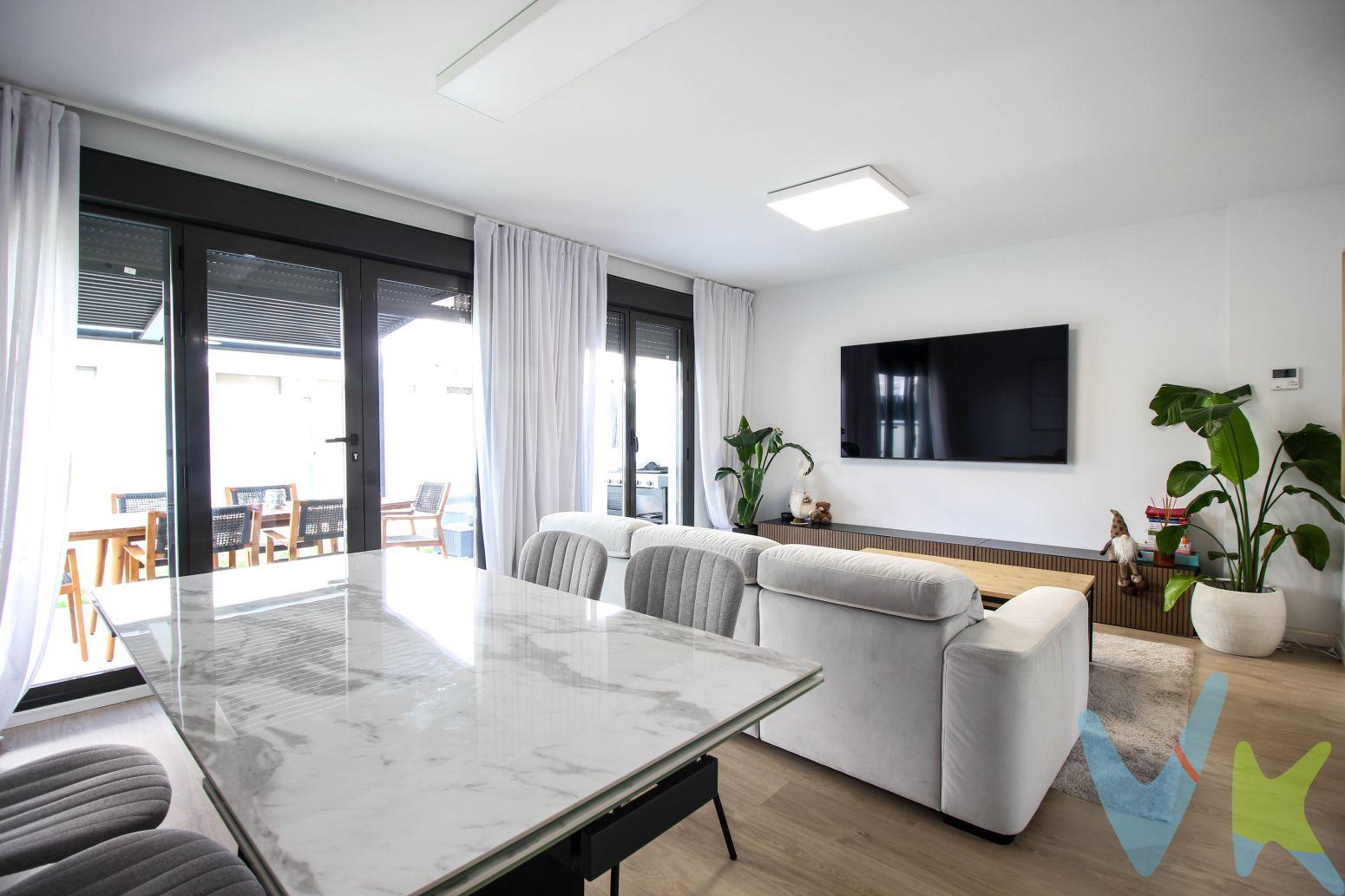 La oportunidad perfecta para adquirir su nueva vivienda le espera en Puerto de Sagunto, específicamente en la cotizada zona de San José - Los Metales. Presentamos una espectacular casa pareada a estrenar, construida en 2023, que combina diseño moderno y confort en cada rincón. Con 159.48 metros construidos y 133.54 metros útiles, aquí encontrará el espacio ideal para disfrutar de un entorno privilegiado.Esta vivienda se destaca por su amplitud y distribución inteligente. En sus 4 habitaciones, cada miembro de la familia contará con su propio espacio privado, mientras que el aseo viene a añadir comodidad en su día a día. Al entrar, será recibido por un amplio salón que se abre a una espléndida zona ajardinada, donde podrá disfrutar de momentos de tranquilidad y recreación al aire libre.El garaje incluido es un elemento adicional que aporta una ventaja inigualable, proporcionando facilidad de estacionamiento y almacenamiento. Además, los días cálidos se disfrutarán aún más con la piscina privada, perfecta para refrescarse y relajarse sin salir de casa. Los materiales y acabados han sido cuidadosamente seleccionados para ofrecer el máximo confort y durabilidad, asegurando que cada detalle cumpla con los más altos estándares de calidad.La ubicación es otro de los grandes atractivos de esta propiedad. Situada estratégicamente, tiene cercano el acceso a la red de transporte público, con paradas de autobús y tren a corta distancia, facilitando sus desplazamientos hacia los principales puntos de interés de la ciudad o hacia Valencia. La infraestructura del barrio está completamente consolidada, incluyendo un eficiente sistema de alcantarillado.No solamente se trata de una casa, sino de un hogar donde cada espacio ha sido diseñado para ofrecer calidez y funcionalidad. La cocina se integra perfectamente en el diseño abierto del salón-comedor, permitiendo disfrutar de momentos en familia o con amigos. Por su parte, las habitaciones ofrecen comodidad y privacidad, adaptándose a distintas necesidades de uso.El diseño moderno de la construcción asegura un ambiente elegante y acogedor, con grandes ventanales que inundan cada estancia de luz natural. Las áreas comunes del barrio están igualmente bien cuidadas, brindando un entorno seguro y agradable donde establecer su residencia.Adquirir esta propiedad es invertir en calidad de vida, en un entorno excepcional y con todos los servicios al alcance. Ya sea por su ubicación estratégica, el confort de sus instalaciones o las oportunidades de ocio que ofrece. Por mandato expreso del propietario, comercializamos este inmueble en exclusiva, por lo que garantizamos un servicio de calidad, un trato fácil, sencillo y sin interferencias de terceros. Por este motivo, se ruega no molestar al propietario, a los ocupantes de la propiedad, a los vecinos, o conserjes del edificio o urbanización si los hubiera. Muchas gracias por su comprensión. La oferta está sujeta a cambios de precio o retirada del mercado sin previo aviso. Este anuncio en su conjunto, incluyendo textos, fotos, imágenes o cualquier otro contenido del mismo, no es vinculante dado que la información es ofrecida por terceros y puede contener errores. Se muestra a título informativo y no contractual.Este inmueble se vende en cuerpo cierto y las medidas expuestas en el anuncio son aproximadas.Agencia Registrada con el N.º 00101 en el Registro Obligatorio de Agentes Inmobiliarios de la Comunidad Valenciana. Puede consultar en la web de la GVA.El precio del inmueble no incluye los honorarios de la agencia que ascienden al 3% + IVA del precio final del inmueble, ni los gastos de notaría y registro de la propiedad (que están sujetos a aranceles y varían dependiendo del precio de escrituración), ni los impuestos (que en la Comunitat Valenciana varían dependiendo del precio del inmueble y de las características personales del comprador)