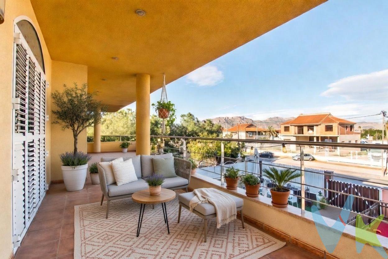CREA EL HOGAR QUE SIEMPRE HAS SOÑADO…. En El Raal, en un entorno tranquilo y perfectamente conectado con Murcia, te presentamos este amplio chalet independiente que combina calidad de vida, amplitud y una oportunidad de inversión única. La vivienda principal, con un precio de 480.000 €, destaca por su luminosidad y excelente distribución. Sus estancias amplias y confortables permiten disfrutar de cada rincón del hogar con comodidad y privacidad. El salón, espacioso y acogedor, se convierte en el corazón de la casa, ideal para reuniones familiares y momentos especiales. La cocina, funcional y bien equipada, ofrece espacio más que suficiente para el día a día. En el exterior, la propiedad cuenta con piscina independiente, perfecta para disfrutar del clima privilegiado de la Región de Murcia, además de zonas exteriores donde crear tu propio oasis: área de descanso, comedor al aire libre o espacio de juego. Una vivienda pensada para quienes buscan tranquilidad sin renunciar a espacio y calidad. Como valor añadido, la propiedad dispone de un local comercial independiente " Confiteria La Cruz". Una excelente oportunidad tanto para emprendedores que deseen desarrollar su actividad junto a su residencia, como para quienes buscan una inversión complementaria con múltiples posibilidades de explotación. En conjunto, hablamos de una propiedad versátil que combina hogar y negocio en una misma ubicación, ofreciendo comodidad, rentabilidad y proyección de futuro. 🔑 Comercialización en multidifusión. Por mandato expreso del propietario, este inmueble se comercializa en multiexclusiva, lo que garantiza un acceso completo a la información, un servicio profesional y una gestión ordenada, sin interferencias de terceros. Si eres agente inmobiliario y tienes un cliente interesado, estaremos encantados de colaborar. Contáctanos sin compromiso. 🤝 Una compra tranquila y bien acompañada. Al contactar directamente con nosotros, evitarás molestias innecesarias a la propiedad. Nos encargamos de toda la intermediación, facilitándote la documentación, la información necesaria y un trato cercano, claro y sin complicaciones. Te informaremos con total transparencia de todos los aspectos de la compra, incluidos gastos y honorarios de agencia para que tomes decisiones con calma y seguridad. Nuestra forma de trabajar se basa en algo muy sencillo:. Calma → la tranquilidad de comprar tu vivienda con acompañamiento profesional en todo el proceso con nosotros. ℹ️ Información legal. La descripción del inmueble y las imágenes publicadas tienen carácter meramente informativo y no contractual. El precio ha sido fijado por la propiedad y podría sufrir variaciones hasta su formalización en contrato de compraventa. A continuación, te informamos de los gastos de compra no incluidos en el precio, para garantizar un proceso claro y tranquilo:  PVP: 480.000€. No incluye gastos, impuestos y demás gastos legalmente correspondan al comprador: ITP del 7,75% con carácter general; existen excepciones según normativa aplicable (1). Base imponible el mayor valor entre el precio de venta o el valor referencia catastral. Gastos Notaría y Registro: 1.900€ aprox. según complejidad y aranceles vigentes (2). Financiación: gastos de hipoteca, tasación y gatos bancarios a cargo del comprador, según su necesidad y elección. Servicio doble de intermediación: Honorarios inmobiliaria a cargo del comprador: 3% precio final, más IVA (21%), salvo acuerdo contrario tras negociación, no incluidos en PVP. Operación y condiciones de compraventa sujeta a aceptación expresa del vendedor. Para acceder a información y documentación legalmente exigible por el consumidor: https://www.inmotasa.es/consumidor/. (1) Para una información exhaustiva sobre el funcionamiento, tipos impositivos y bonificaciones del ITP en la Región de Murcia, p. 