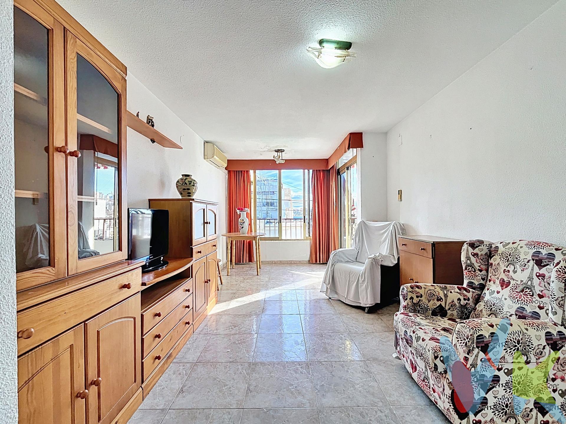 Prepárese para vivir la esencia de Benidorm en una de las ubicaciones más codiciadas de la ciudad. Presentamos este magnífico ático en el emblemático Edificio Sonia, un refugio de 44 m2 útiles diseñado para el disfrute y la comodidad. Ubicación de Ensueño: A un Paso de Todo. Olvídese del coche. Este ático goza de una ubicación idílica y ultra-céntrica:. Pocos pasos del vibrante Paseo de la Carretera (conocido popularmente como la "Calle del Coño"), el corazón comercial y social más transitado de Benidorm. A metros de la arena de la espectacular Playa de Poniente, el Puerto Deportivo y el icónico Mirador del Mediterráneo (Balcón del Mediterráneo). Máxima conexión con tiendas, restaurantes, ocio y transporte. Unas Vistas que Quitan el Aliento. Ubicado en la Planta Ático (5o), esta vivienda garantiza la tranquilidad en pleno centro y, lo más importante, unas vistas panorámicas sencillamente inigualables:. Desde el balcón, disfrutará de vistas ilimitadas que abrazan toda la Playa de Poniente y el famoso Skyline de Benidorm. Cada tarde, será testigo privilegiado de los atardeceres más espectaculares, con el sol poniéndose sobre el mar. Distribución y Comodidades. Los 44 m2 están perfectamente distribuidos para maximizar el espacio y la luminosidad:. Cocina independiente para mayor funcionalidad. Salón Comedor acogedor y con acceso directo al balcón. Dormitorio principal con un práctico baño en suite y también con conexión al balcón. Balcón de buen tamaño accesible desde el salón y la habitación, perfecto para cenas al aire libre o un café matutino con vistas al mar. Este ático no es solo una vivienda, es una experiencia de vida. Es la oportunidad de asegurar su pedazo de cielo en el centro neurálgico de Benidorm.