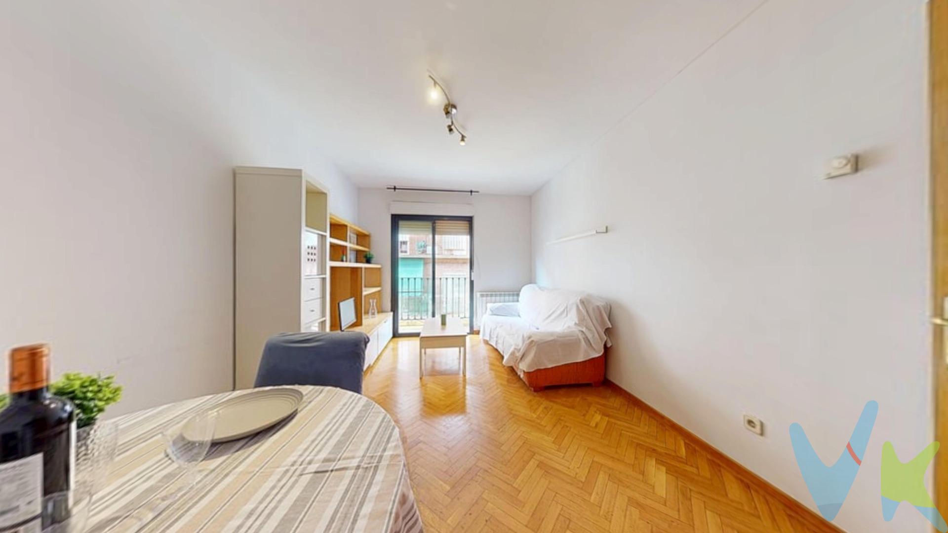 ¡Tu nuevo hogar te espera en Puente de Vallecas! Luminoso apartamento en una finca joven y tranquila.¿Buscas un piso moderno, listo para entrar a vivir y sin las complicaciones de las fincas antiguas? Este fantástico apartamento ubicado en la Calle Sierra del Castillo,  es la oportunidad perfecta que estabas esperando.Situado en un edificio moderno construido en el año 2006, destaca por su excelente estado de conservación, su privacidad (¡pocos vecinos por planta!) y la comodidad de contar con ascensor y acceso totalmente adaptado. Apartamento de 58 metros cuadrados, siendo todas las estancias bastante amplias, salón y cocina independientes, él salón cuenta con un balcón a la calle, la cocina da acceso a un tendedero, cuarto de baño con bañera y dormitorio con armario empotrado con cajoneras y mirador a la calle,. Las calidades son las siguientes, suelos de parquet y gres, ventanas de pvc, puertas interiores de sapelli, exterior blindada, cocina con vitrocerámica y calefacción de gas natural. Edificio de 2006 de los más modernos de la zona, con acceso para personas con movilidad reducida y ascensor. El apartamento se encuentra a escasos metros de la M-30, la frontera que separa el centro de Madrid del distrito de Puente de Vallecas. Cruzar esa línea supone pagar el doble por los mismos metros cuadrados. Comprar aquí permite disfrutar de todas las ventajas de vivir junto a la almendra central de Madrid (Retiro, Arganzuela, Pacífico), pero a un precio por metro cuadrado infinitamente más competitivo y accesible. Puntos de interés en la zona. Transporte: Metro Nueva Numancia línea 1, varios autobuses nº10º, nº24, nº111, nº310, N10. Educación: Colegio San José - Franciscanas Ana Mogas, Colegio Raimundo Lulio, Colegio La Milagrosa, CEIP Amós Acero, CEPA La Albufera. Centros de salud Centro de Salud Martínez de la Riva, CEP Vicente Soldevilla y Avenida Peña Prieta con todo tipo de especialistas. Supermercados: Ahorramás, Día, Mercadona, Lidl.Carrefour Market 24 horas, además del mercado de Peña Gorbea. Centros deportivos: CDM Wilfred Agbonavbare. Autopistas: Cercano a A-3, M-40, M-30 y A-42. No se la juegue con la compra más importante de tu vida,  30 años en la zona nos avalan. En cumplimiento de lo dispuesto en el artículo 20 del Texto Refundido de la Ley General para la Defensa de los Consumidores y Usuarios, en su redacción vigente desde el 28 de diciembre de 2025, se informa expresamente de que el precio publicado no incluye los impuestos ni los gastos adicionales derivados de la compraventa, tales como el Impuesto de Transmisiones Patrimoniales o el IVA en su caso, Actos Jurídicos Documentados, aranceles notariales y registrales u otros gastos inherentes a la operación, los cuales se determinarán en función del precio final de cierre de la compraventa. El precio final ofertado respeta la normativa reguladora de precios que resulte aplicable. Asimismo, la presente operación devengará honorarios de intermediación profesional equivalentes, como máximo, al 3% del precio final de compraventa, más el IVA vigente, que serán abonados por la parte compradora. 