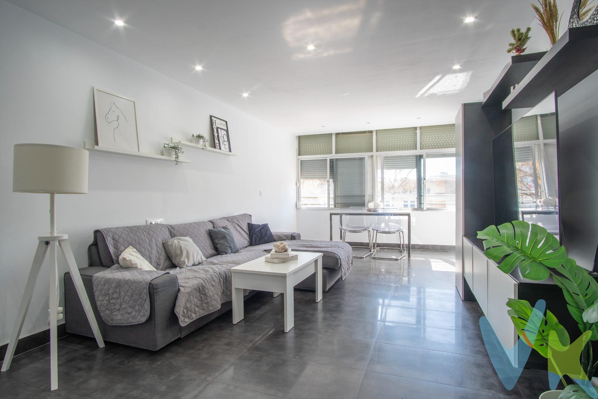 Hay viviendas que simplemente se visitan… y otras que se sienten desde el primer instante. Esta es una de ellas. Ubicada en una segunda planta con agradables vistas a la calle, esta luminosa propiedad te abre la puerta a una vida cómoda, práctica y llena de posibilidades. Sus 114 m² construidos se reparten en tres amplias habitaciones que destacan por su luz natural y su versatilidad, ideales tanto para familias como para quienes necesitan espacio extra para teletrabajar o crear su propio rincón personal. El salón se presenta como el corazón del hogar: un espacio acogedor, perfecto para compartir momentos, relajarse y disfrutar del día a día. La cocina, funcional y bien aprovechada, está pensada para hacerte la vida fácil, convirtiéndose en un espacio cómodo donde todo fluye. El baño completa la vivienda de forma práctica y equilibrada, siguiendo la misma línea de confort que se respira en toda la casa. Reformada, esta vivienda te permite entrar a vivir desde el primer momento, sin necesidad de grandes inversiones, algo cada vez más valorado para quienes buscan inmediatez y tranquilidad. Además, su ubicación es otro de sus grandes atractivos: perfectamente conectada para salir de San Fernando, con buenas combinaciones de autobuses y tranvía (Trambahía), y a escasos metros de zonas tan reconocidas como el entorno del Carmen y los Hornos Púnicos, donde se mezcla historia, servicios y vida de barrio. Una vivienda con alma, llena de luz y lista para convertirse en tu próximo hogar. Informamos a nuestros clientes de que los gastos de notaría, registro, gestoría, impuestos y los honorarios de la agencia no están incluidos en el precio. A su vez, disponemos del documento informativo abreviado de la propiedad (según decreto 218/2005, del 11 de octubre) y de seguro de caución, para la protección del dinero entregado como señal para la reserva de una vivienda. Por mandato expreso del propietario, comercializamos este inmueble en exclusiva, lo que le garantiza el acceso a toda la información, a un servicio de calidad, un trato fácil, sencillo y sin interferencias de terceros. Por este motivo, se ruega no molestar al propietario, a los ocupantes de la propiedad o a los vecinos. Muchas gracias por su comprensión. El consumidor tiene derecho a recibir el Documento Informativo Abreviado (D.I.A.), conforme a la normativa vigente, junto con la información adicional relativa a la vivienda, que se encuentra a su disposición en nuestra oficina, sita en Calle Real 209, San Fernando (Cádiz), y en el correo electrónico hola@aticosinmobiliaria.net. El precio indicado no incluye los gastos, impuestos y tributos inherentes a la compraventa, cuyos importes podrán facilitarse de forma estimada o calcularse de manera más precisa, entregándose el desglose correspondiente en el D.I.A., durante la visita al inmueble. - En segundas transmisiones indicar lo siguiente: Operación sujeta a ITP, cuyo tipo general es del 7% respecto al precio de venta, pero que en casos especiales se puede ver reducido al 6% o 3,5% en virtud de lo dispuesto en el Ley 5/2021, de 20 de octubre, de Tributos Cedidos de la Comunidad Autónoma de Andalucía.  - El comprador, en caso de que querer adquirir la vivienda a través de la agencia, deberá abonar a ésta unos honorarios que ascienden al 3 % del precio de la compraventa, más IVA del 21%. - Los gastos aproximados de Notaría y Registro se cifran entre 1000 € y 1600 € aproximadamente, el importe exacto dependerá del precio final de la compraventa, número de copias de la escritura, número de páginas de la escritura, complejidad, etc, en virtud de lo dispuesto en el Anexo I del Real Decreto 1426/1989, por el que se aprueba el arancel general de Notaría, y el Anexo I del Real Decreto 1427/1989, por el que se aprueba el arancel de los Registradores de la Propiedad. - En caso de necesidad de financiación bancaria para la compra, los gastos de la misma deberán ser obtenidos de la entidad bancaria que vaya a financiar la operación.