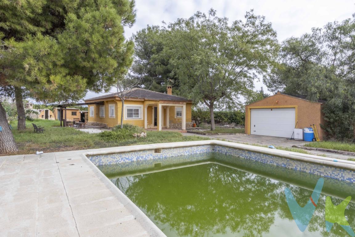 Comodidad y tranquilidad en un entorno residencialTe presentamos este chalet independiente en venta en Llíria, situado en la urbanización Monte Aragón. La propiedad se encuentra sobre una parcela de aproximadamente 1.060 m², ofreciendo amplitud, independencia y múltiples posibilidades de disfrute al aire libre.La vivienda dispone de 84 m² construidos, con una distribución práctica y bien aprovechada, ideal tanto como vivienda habitual como para uso vacacional. Es una casa cómoda, funcional y fácil de mantener, pensada para disfrutar del espacio interior y, sobre todo, del exterior.Distribución interiorEl interior de la vivienda se organiza de forma sencilla y eficiente:La vivienda ofrece un ambiente acogedor, con estancias bien proporcionadas y una distribución que facilita su uso diario.Un baño completo, funcional y en correcto estado.Tres habitaciones, adecuadas como dormitorio principal y dormitorios auxiliares, despacho o cuarto de invitados.Cocina office, integrada en el salón, práctica para el día a día y con buena conexión visual con la zona principal de la vivienda.Salón comedor amplio y luminoso, con espacio suficiente para crear una zona de estar confortable y un comedor bien definido.Parcela y espacios exterioresLa parcela es uno de los grandes puntos fuertes de esta propiedad. Su tamaño permite disfrutar de distintas zonas bien diferenciadas:Cuarto de lavandería independiente, muy útil para mantener el orden en la vivienda y liberar espacio interior.Pequeña barbacoa, un complemento práctico para disfrutar de comidas al aire libre.Horno moruno, ideal para reuniones familiares y celebraciones.Garaje cerrado, que aporta comodidad, seguridad y espacio de almacenamiento extra.Terraza con porche, perfecta como zona de sombra para comidas, reuniones o momentos de descanso al aire libre.Piscina privada, ideal para los meses de verano y para disfrutar del clima mediterráneo.Además, la parcela ofrece margen para personalizar zonas ajardinadas, huerto, área de ocio o ampliar espacios exteriores según las necesidades del nuevo propietario.Ubicación y entornoMonte Aragón es una urbanización conocida por su ambiente tranquilo y residencial, rodeada de naturaleza y bien comunicada con Llíria, donde se encuentran todos los servicios necesarios: comercios, supermercados, centros educativos, servicios médicos y transporte. Una ubicación ideal para quienes buscan calidad de vida sin alejarse demasiado del núcleo urbano.📞 Contacta con nosotros para más información o para concertar una visita. Estaremos encantados de atenderte y mostrarte esta propiedad en Llíria.