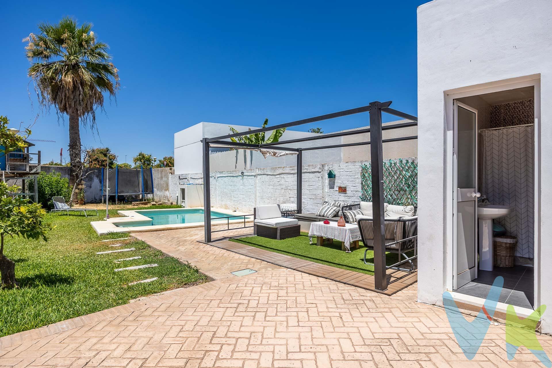 Disponible a la venta esta singular casa con mucho encanto, en el centro de Mairena del Aljarafe, a un paso de todo tipo de comercios, etc y próxima a la estación de metro y centro comercial Metromar. La finca tiene 521 m2 de parcela con salida a dos calles, y  una edificabilidad aproximada de 750m2. La edificabilidad no está agotada pudiéndose construir en la fachada posterior 4 viviendas (2 en planta baja y dos en planta alta), lo que resulta muy atractivo como inversión . Actualmente la finca tiene edificado 229 m2 construidos en total, con una casa con fachada a una de las calles de 192 m2 construidos en dos niveles con una reforma integral realizada en 2019:. PLANTA BAJA. La planta baja está habilitada para personas con movilidad reducida con ancho especial de puertas y rampa en desnivel del salón. - Hall de entrada con tabique de separación con la cocina con gran ventanal. - Aseo con puerta de paso rústica de madera maciza corredera, con lavabo sobre mueble. - Gran cocina - office de 20 m2 amueblada con gran capacidad de almacenaje, y equipada con campana extractora, placa vitrocerámica, horno y microondas. Dispone de dos ventanales con vistas a la calle. - El salón comedor de 35 m2, con dos ambientes a distinto nivel,  es el alma de la casa. El primer ambiente utilizado como comedor destaca por la gran altura del techo inclinado con vigas de madera, con 5.20 mt de altura en la parte más alta, lo que le da calidez y carácter a la casa. El segundo ambiente al que se accede por una pequeña rampa se utiliza como salón y dispone de chimenea de pellet, además dispone de split frio - calor. Este segundo ambiente dispone de tres grandes ventanales con unas bonitas vistas al patio. - Gran dormitorio principal en suite de 36 m2, el cual dispone de:.   * Baño con mueble con doble lavabo, gran placa ducha de obra a ras de suelo con mampara de cristal.   * Vestidor con barras y baldas de almacenaje.   * Dormitorio con split frío - calor con 3 ventanas con contraventanas con vistas a patio y puerta balconera con salida a patio. - Patio de 392 m2 con dos zonas divididas por un muro divisorio:. Primer patio de 125 m2 enlosado con baldosa rústica, con porche cubierto de 34 m2. Este patio dispone de pozo en uso con motor bomba nuevo comprado en este año. También se encuentra instalado el termo eléctrico de 80 litros. Segundo patio de 267 m2 dotado trastero, baño con placa ducha y toma y desagüe para la lavadora, piscina (20 m2) con depuradora y ducha. Este segundo patio tiene fachada y salida a la calle con posibilidad de hacer garaje con capacidad para 4 vehículos. PLANTA ALTA. La cual se accede por una bonita escalera con peldaños de mármol blanco. Toda la planta alta dispone de techo inclinado con vigas de madera con una altura en la parte más alta de 3.85 mt.  . - Estancia diáfana utilizado como despacho con puerta balconera con vistas a la calle . - Pequeño distribuidor. - Baño con mueble con lavabo encastrado y placa ducha con mampara. El baño dispone de 2 ventanas con vistas a la calle. - Dos dormitorios conectados entre sí con split frío - calor y puerta balconera con vistas a la calle. La casa a nivel energético es autosuficiente porque dispone de 7 placas fotovoltaicas que reduce a mínimos el gasto de electricidad. El gasto de agua es también mínimo porque el agua de pozo se emplea tanto para el baldeo del patio, riego de plantas, como para la lavadora. La casa es muy luminosa porque tiene doble orientación, este - oeste. Además tiene ventilación cruzada, lo que la hace muy fresquita en los días tórridos de verano. . Informamos a nuestros clientes que el precio de venta no incluye lo siguiente: Honorarios de la agencia inmobiliaria, impuestos (el Impuesto de Transmisiones Patrimoniales, I.V.A. o A.J.D., en su caso), otros gastos de la compraventa (gastos de registro de la Propiedad, Notaría, gestoría ni de posible financiación). Documento D.I.A. a disposición del consumidor según Decreto 218/2005 Junta de Andalucía. 