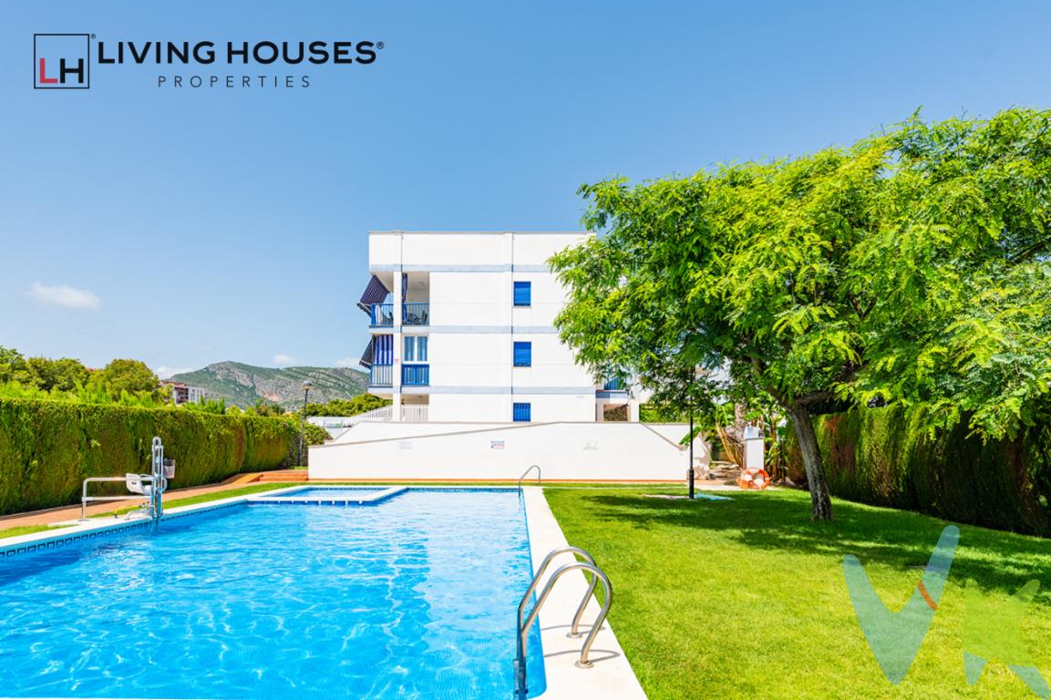  Se presenta una magnífica oportunidad para adquirir un acogedor piso en una de las zonas más privilegiadas de Oropesa del Mar-Orpesa, concretamente en la Zona Playa Morro de Gos. Esta propiedad en venta ofrece la combinación perfecta de confort y conveniencia. Con una superficie útil de 50 metros cuadrados y 60 metros cuadrados construidos, este inmueble está diseñado para aprovechar al máximo cada espacio disponible.El piso, situado en la segunda planta de un edificio construido en 2002, destaca por su diseño moderno y funcional. Un ascensor está disponible para facilitar el acceso a la vivienda, proporcionando comodidad para el día a día. La propiedad cuenta con dos amplias habitaciones, ideales para descansar y disfrutar del confort en un entorno tranquilo.La ubicación de este piso es realmente insuperable. A solo unos pasos de la Playa Morro de Gos, los residentes podrán disfrutar de la belleza del mar Mediterráneo todos los días. Además, dispone de una magnífica terraza donde se podrán apreciar momentos inolvidables al aire libre, ya sea disfrutando de un desayuno al amanecer o de una cena al atardecer.Para aquellos que necesitan espacio adicional, el inmueble cuenta con un práctico trastero, perfecto para almacenar pertenencias adicionales con facilidad. El estacionamiento no será un problema gracias a la plaza de garaje incluida, lo que garantiza un lugar seguro para su vehículo. Además, la comunidad ofrece una espectacular piscina, ideal para atraer momentos de ocio y relajación bajo el sol.El entorno de la propiedad está embellecido con una zona ajardinada, ofreciendo un espacio natural de esparcimiento y tranquilidad. La proximidad con el transporte público es otro de los atractivos de esta vivienda, con una estación de tren y paradas de autobús cercanas que conectan con facilidad al resto de la región y ofrecen una excelente comunicación.Totalmente amueblado y equipado con electrodomésticos, este piso está listo para entrar a vivir sin necesidad de realizar ningún esfuerzo adicional. Cada rincón de esta propiedad ha sido cuidadosamente decorado para ofrecer un ambiente acogedor y sofisticado, listo para convertirse en el hogar de sus sueños.Invitamos a los interesados a visitar esta propiedad y descubrir por sí mismos la calidad de vida que ofrece. Este piso en Oropesa del Mar-Orpesa representa una inversión excepcional para aquellos que buscan un lugar donde disfrutar del mar, la tranquilidad y todas las comodidades de un hogar moderno. No pierda la oportunidad de experimentar en persona todo lo que esta propiedad tiene para ofrecer. Contáctenos para agendar una visita y déjese enamorar por su encanto incuestionable. 