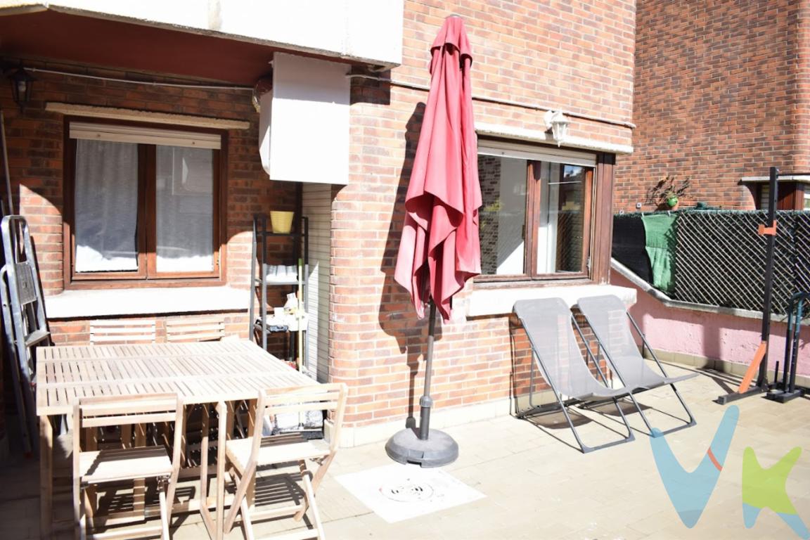 Oportunidad de adquirir en Oviedo un piso luminoso con dos terrazas. Consta : De una buena cocina reformada con muy buen gusto, tiene gran capacidad de almacenaje  y con salida a una gran terraza ideal para disfrutar los días soleados  con la familia y si tiene niños perfecta para disfrutar de un espacio abierto al aire libre.  A través de un hall de entrada accedemos a un amplio salón con salida a otra coqueta y soleada terraza . Tenemos tres habitaciones, todas con armario empotrado, la principal tiene baño reformado en suite con un gran plato de ducha. Hay otro baño completo con bañera. En total tenemos 5 armarios empotrados .  Unido a todo lo anterior en el precio va incluido un gran trastero y barrera privada para acceder a zona privada para aparcamiento de los coches . En la urbanización tenemos muchas zonas ajardinadas y canchas de tenis. El edificio se encuentra a 20 minutos de el centro de Oviedo andando y a un paso del palacio de los deportes. En la zona tenemos todos los servicios , tiendas, supermercados, colegios, centro de salud en la misma calle bus ( C,D,E Y F )... Hay conserje para el cuidado de las zonas comunes, la entrada y salida a la autopista a escasos metros. Si quiere vivir en un piso tranquilo, dentro de una urbanización con zonas comunes muy cuidadas, no lo dude esta es su oportunidad, llámenos y se lo enseñaremos gustosamente. El precio no incluye impuestos ni gastos de Notaría y Registro.