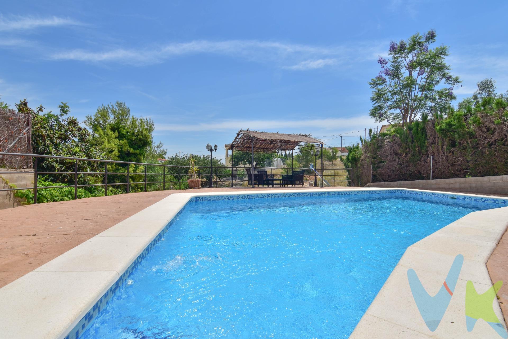 ¿Buscas espacio, tranquilidad y no complicarte la vida con reformas? Este chalet pareado en la Urbanización Lloma Molina (Catadau) está listo para que entres a vivir, y tiene todo lo que imaginas cuando piensas en "calidad de vida". Lo mejor es que está pensado para ser cómodo. La vivienda principal está en una sola planta (olvídate de subir y bajar escaleras todo el día): tiene 3 habitaciones, 2 baños, una cocina amplia y un salón con chimenea de esos en los que apetece quedarse. Pero el verdadero espectáculo está fuera:. Una terraza enorme con vistas despejadas (¡se ve el mar!), perfecta para cenar al fresco. Piscina de 8x4 metros para pasar el verano sin salir de casa. Paellero cerrado, para montar comidas con amigos cualquier día del año sin ensuciar la casa. Garaje de 40 m² donde caben 3 coches, un par de motos y lo que te dé la gana. ¿Que necesitas más espacio en el futuro? Tienes 70 m² adicionales en la planta baja listos para ampliar y hacer 2 o 3 habitaciones más, un gimnasio o una zona de juegos. La parcela tiene 1.100 m², así que agobios, ninguno. Ubicación top: Estás en plena naturaleza, a solo 5 minutos de Catadau (con supermercados, médico y colegios) y a 30 minutos de Valencia capital. Nota: Agencia Registrada con el Nº 1395 en el Registro Obligatorio de Agentes Inmobiliarios de la Comunitat Valenciana, consultable en la web de la Generalitat Valenciana. La oferta está sujeta a cambios de precio o retirada del mercado sin previo aviso. La información contenida en el presente anuncio se facilita a título meramente informativo y no contractual, los datos, descripciones, superficies, imágenes y cualquier otro contenido del mismo pueden estar sujetos a errores u omisiones al ser facilitados por terceros. FINCA NO COORDINADA CON CATASTRO. El precio de venta publicado no incluye los honorarios de intermediación inmobiliaria, ni los impuestos legalmente aplicables (IVA o ITP), ni los gastos derivados de la compraventa, tales como notaría, registro y gestoría, ni aquellos derivados de la financiación, en caso de existir. Por mandato expreso del propietario, este inmueble se comercializa en régimen de exclusiva, garantizando al interesado un acceso completo a la información y una gestión profesional, transparente y sin interferencias de terceros. Se ruega no molestar al propietario, a los ocupantes del inmueble ni a los vecinos. Agentes inmobiliarios con cliente interesado pueden contactar con la agencia para colaborar. Nuestro departamento financiero puede conseguir tu financiación. ¡Consúltanos!