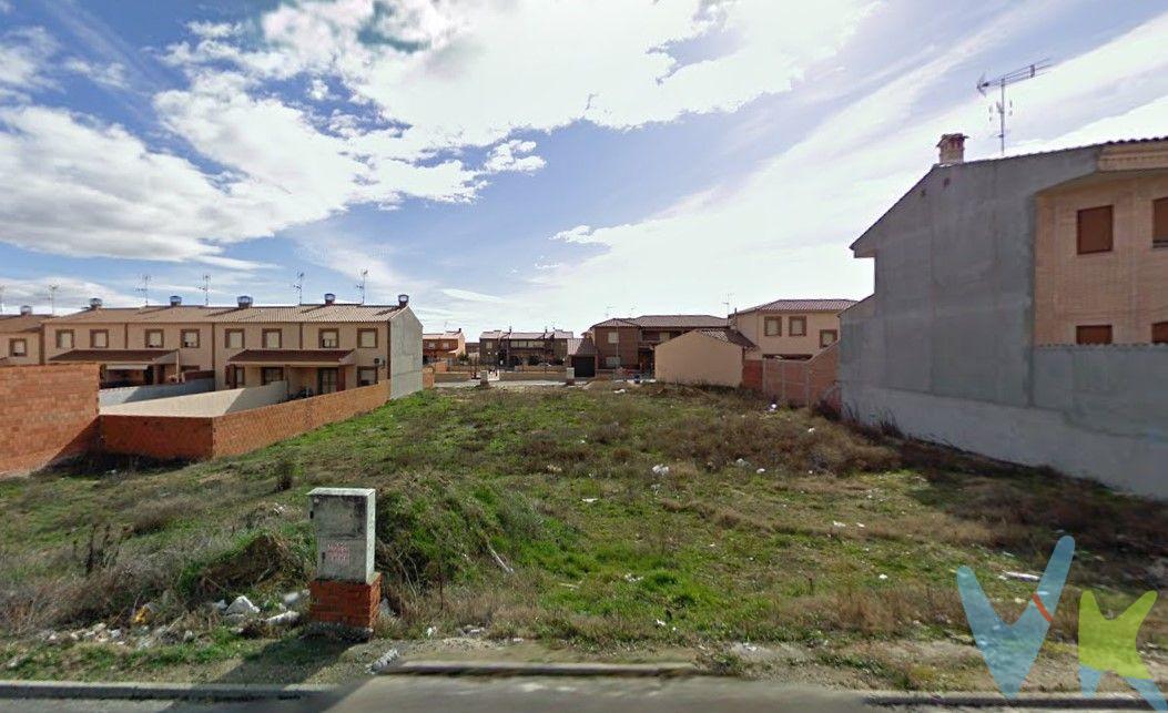 Terreno urbano en Fuensalida. Superficie 172m2, llana. 
Situada en zona céntrica del pueblo donde se permite la edificación de ordenanza 2, zona unifamiliar con una edificabilidad de 2 plantas más sótano, ocupación máxima del 75 % y un retranqueo de fachada y fondo de 3 m.
Todos los servicios a pie de calle como agua, electricidad, basura etc.
Se pueden comprar conjuntamente a la parcela siguiente, Numeros 14 y 16, calle Paloma:

7137122UK9373N0001RZ Paloma 16, superficie 198m2, precio 55.000€
7137121UK9373N0001KZ Paloma 14, superficie 172m2, precio 50.000€

Zona urbanizada con todos los servicios. 
Tenemos financiera para hacerte un estudio personalizado para que construyas tu casa.
Honorarios de intermediacion inmobiliaria no incluidos en el precio.
Información válida salvo error tipográfico.