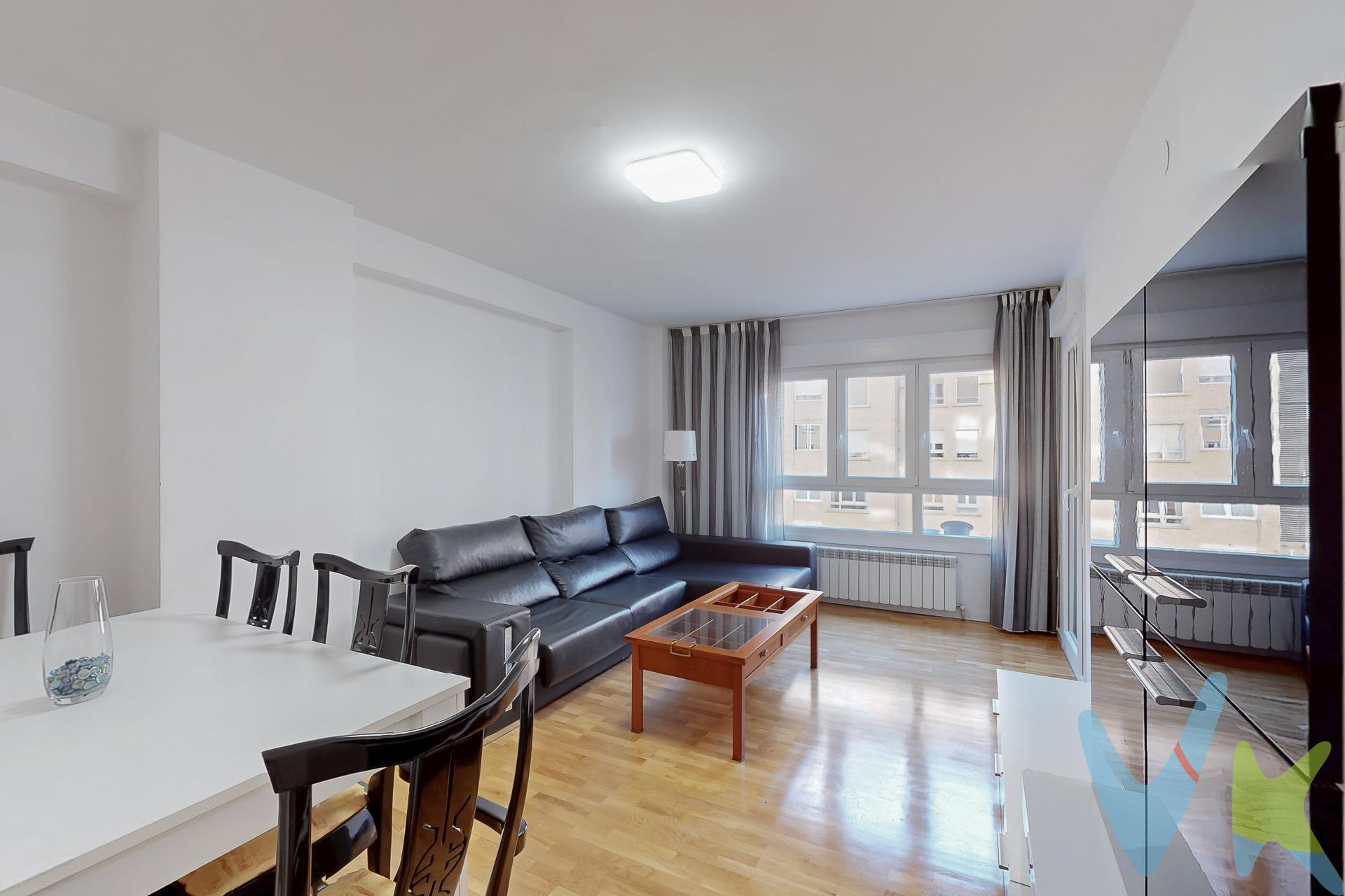 ¡EN VENTA! Se vende luminoso piso en segunda altura con ascensor, ubicado en una de las zonas más demandadas de Zizur Mayor, en la conocida Tercera Plaza de Santa Cruz de Ardoi. Una vivienda cómoda, bien distribuida y lista para entrar a vivir. El piso cuenta con tres dormitorios amplios, luminosos y con espacio más que suficiente para crear ambientes confortables. Dispone de un baño completo, además de una despensa con posibilidad de habilitar un aseo, lo que añade un valor extra a la vivienda. La cocina, totalmente reformada y con más de 8 m², es un espacio práctico y bien aprovechado, y además incorpora una despensa independiente que aporta una gran capacidad de almacenaje. El salón, de unos 19 m², resulta muy agradable y permite diferentes configuraciones para zona de descanso y comedor. Como complemento, la vivienda incluye plaza de garaje, algo especialmente valorado en la zona. El entorno es tranquilo, con todos los servicios próximos y perfectamente comunicado, lo que convierte este piso en una opción muy atractiva para quienes desean vivir en un lugar cómodo y bien conectado sin renunciar a espacios amplios. Su ubicación privilegiada, con todos los servicios a mano y conexión rápida con Pamplona, lo convierte en una excelente opción tanto para vivir como para invertir. ¿Te interesa? Llámanos sin compromiso y agenda tu visita. Los datos y superficies indicados en este anuncio son aproximados y tienen un carácter meramente informativo, sin valor contractual. El precio de venta no incluye impuestos ni gastos derivados de la transmisión