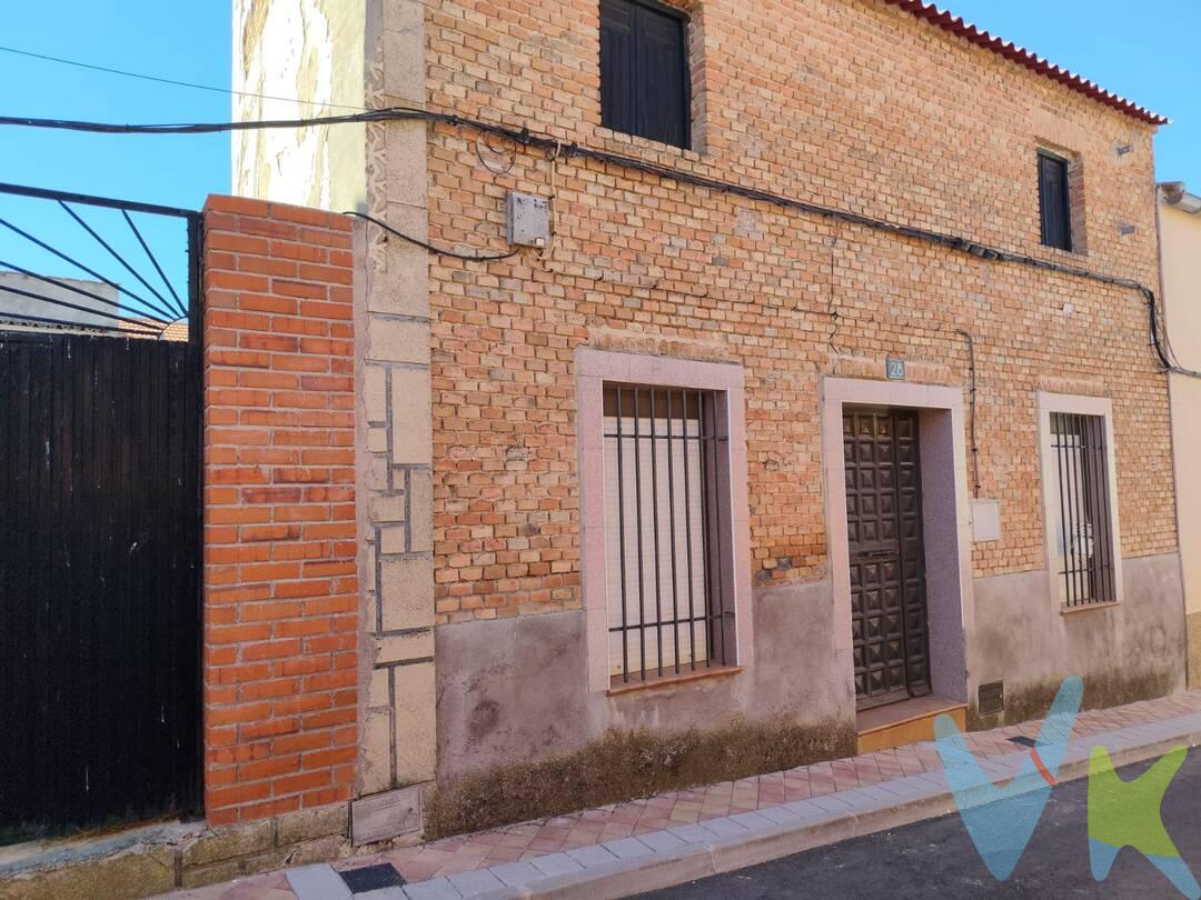 ¡Atención, buscadores de paz, amantes del aire puro y aspirantes a Reyes del Barbacoeo! Se traspasa pedazo de historia (con un potencial enorme) en La Mata, Toledo.
¿Cansado de que el vecino de arriba haga claustro a las tres de la mañana? Aquí tienes 180 m² de terreno para respirar a pleno pulmón, plantarte unos tomates o montar esa terraza que lleva años viviendo gratis en tu tablero de Pinterest.
El Menú de la Casa (Según el Ilustre Catastro):


Casa principal (134 m² en 2 plantas): Construida en el glorioso año de 1920. Sí, sobrevivió a la gripe española, a la llegada del hombre a la Luna y a varias modas de gotelé. Tiene más historia que un libro de texto y unos muros de los que ya no se hacen.


El Almacén (56 m²): El refugio definitivo. ¿Zona de bricolaje? ¿Cueva de juegos? ¿El lugar donde guardar las 400 cosas que "algún día vas a usar"? Tú decides.


Orientación Norte en la entrada: Ideal para que el sol del mediodía toledano no te derrita el recibidor en agosto.


Es una casa con carácter, solera y mucho espacio para crear el hogar de tus sueños (o la escapada perfecta de fin de semana para huir de la rutina).
Más información, fotos y detalles próximamente... pero ve desempolvando el sombrero de paja.
Gastos y honorarios no incluidos en el precio.
Gastos de compra total, incluido honorarios de intermediación inmobiliaria:

Honorarios (Doble corretaje) 3.000€ + 21% IVA = 3630€
ITP: El 9% del precio final de compra = 4500€
Notaria y registro: Aproximadamente 1200€ según aranceles y paginas en documento notarial.
Total: 4830€

Tenemos FINANCIERA propia. Le hacemos un estudio de viabilidad hipotecaria con las menos vinculaciones y una amortización anticipada del 0%. ¡No es todo el interés!
Información válida salvo error tipográfico.