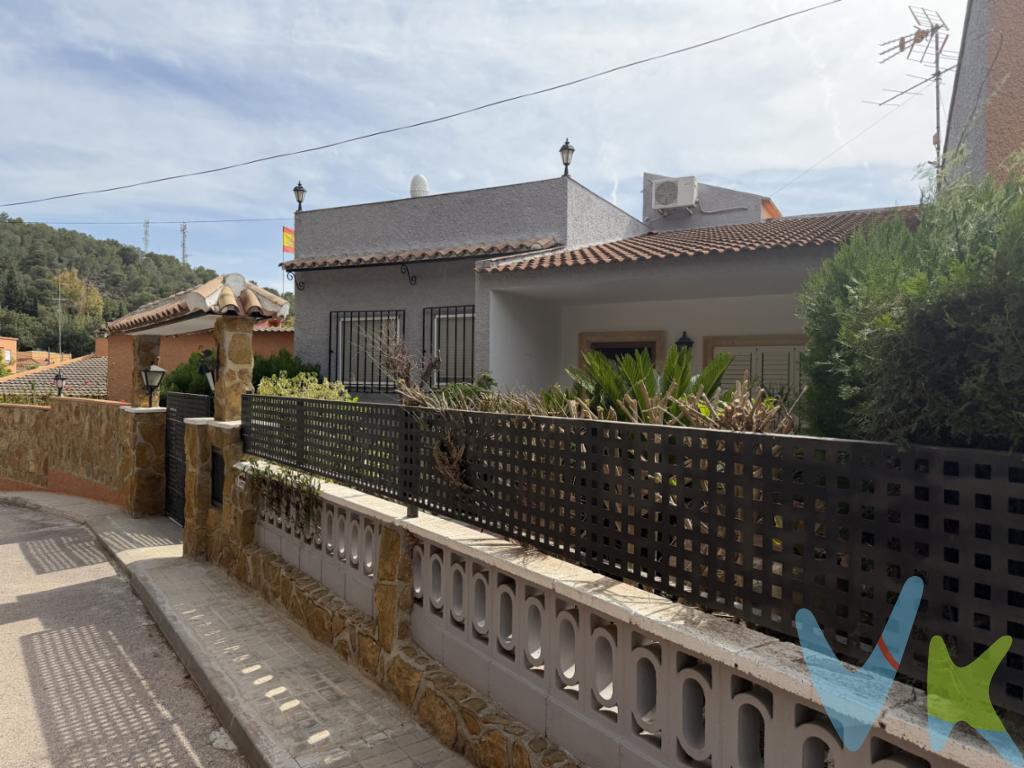 Vivienda unifamiliar con parcela situada en un entorno privilegiado. La vivienda cuanta con tres dormitorios, y otra habitación utilizada como bodega, salón, amplia cocina office , baño, aseo, dos terrazas (una cubierta) , paellero y zona inferior ajardinada. Cerca del centro de la población. Calor azul en todas las dependencias . Aire acondicionado en comedor y pasillo . Para entrar a vivirGastos, impuestos y honorarios de Agencia no incluidos en el precio.