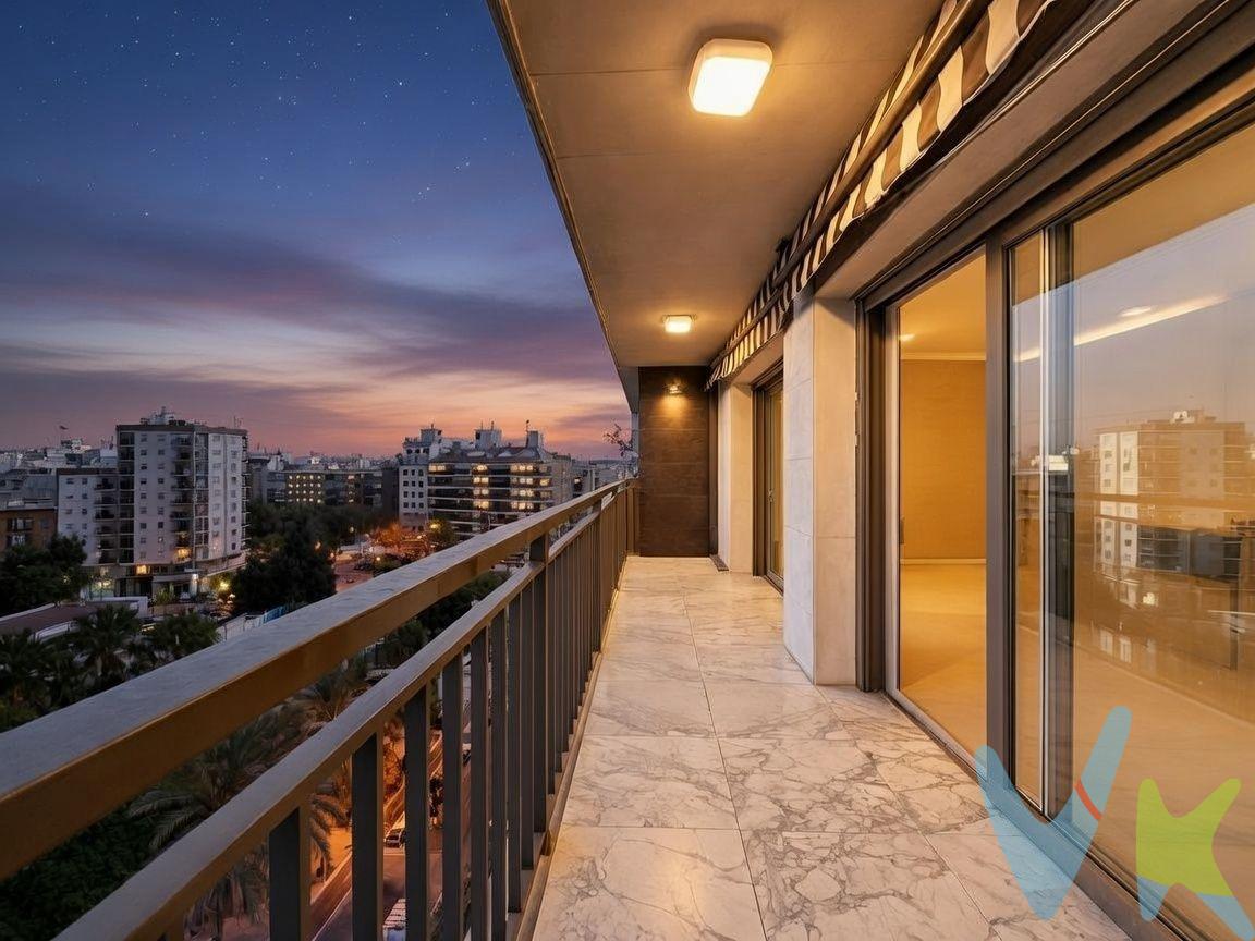 En pleno Jaume Roig – Pla del Real, a pie de los Jardines de Viveros, sale al mercado una vivienda de 178 m2 construidos (cerca de 161 m2 útiles según el levantamiento de planos) que no se ve todos los días: altura, luz por los cuatro costados y unas vistas que difícilmente vas a encontrar en otro piso de la zona. Situada en la séptima planta de un edificio consolidado con servicio de portería y ascensor, la vivienda cuenta con un detalle poco habitual: doble acceso, con una puerta de servicio independiente y una entrada directa a la zona de día. Nada más entrar sorprenden las proporciones: dos grandes estancias diáfanas que suman más de 75 m2 combinados y un pasillo de casi 9 m2, junto con 3 baños de buen tamaño. A día de hoy la vivienda no tiene una distribución cerrada — no hay zona de día ni de noche marcada — lo que la convierte en un auténtico lienzo en blanco para quien busque diseñar una vivienda de gran formato exactamente a su medida, sin heredar reformas ni distribuciones ajenas. Y luego está su gran protagonista: el balcón, de más de 22 m2, que recorre buena parte de la fachada. Asomarse aquí significa tener los Jardines de Viveros enteros a tus pies, con sus pistas deportivas, su piscina y el skyline de Valencia de fondo. Características principales:. ● 178 m2 construidos (. 161 m2 útiles). ● Séptima planta, edificio con portería y ascensor. ● Doble acceso: puerta de servicio + entrada a zona de día. ● 3 baños. ● Balcón de más de 22 m2 con vistas despejadas a los Jardines de Viveros. ● Distribución sin definir: dos grandes estancias diáfanas de 75 m2 combinados, ideales para reforma integral a medida. ● Vivienda muy exterior y luminosa. ● Zona Jaume Roig – Pla del Real: entorno residencial consolidado, cerca de universidades, hospitales y parques. Una oportunidad poco frecuente para quien busca altura, luz y unas vistas privilegiadas en una de las zonas más consolidadas de Valencia, con total libertad para convertirla en la vivienda que siempre ha imaginado. VENTA:. PVP 850.000€. Gastos e impuestos no incluidos en el precio. La compra conlleva impuestos y gastos de formalización para el comprador. A título orientativo se informa que en segundas transmisiones el ITP con carácter general en Valencia es del 9%, pudiendo existir otros tipos impositivos atendiendo a las circunstancias personales del comprador u otras circunstancias previstas legalmente. Base imponible del impuesto el mayor valor entre el precio de compraventa, la tasación o el valor de referencia catastral. En cuanto a los gastos de notaría y registro, en su caso, suelen oscilar aprox. entre 1,5% y 2,5% (aranceles variables según precio, n.º de copias y complejidad). El comprador elige notario. Si el comprador precisase de hipoteca: tasación, condiciones y costes bancarios serán según entidad elegida por el comprador, así como los gastos de gestoría, y cualesquiera otros gastos inherentes a la formalización de la compraventa que legalmente correspondan a la parte compradora, salvo pacto expreso en contrario con el vendedor. El consumidor tiene, conforme a la normativa vigente, a su disposición información y documentación adicional relativa al inmueble y condiciones de la compraventa, que podrá ser consultada en C/Joaquín Costa 4, bajo 46005 Valencia o urbe2@remax.es. Honorarios de mediación inmobiliaria a cargo del COMPRADOR: (3% del precio final de venta más IVA (21%), salvo otro pacto.); y de VENDEDOR (según acuerdo con el mismo). Se informa al consumidor que la agencia actúa como intermediaria inmobiliaria en la operación, estando cualquier eventual compraventa y sus condiciones sujeta a la aceptación expresa del propietario-vendedor y a la posterior formalización del correspondiente contrato. 