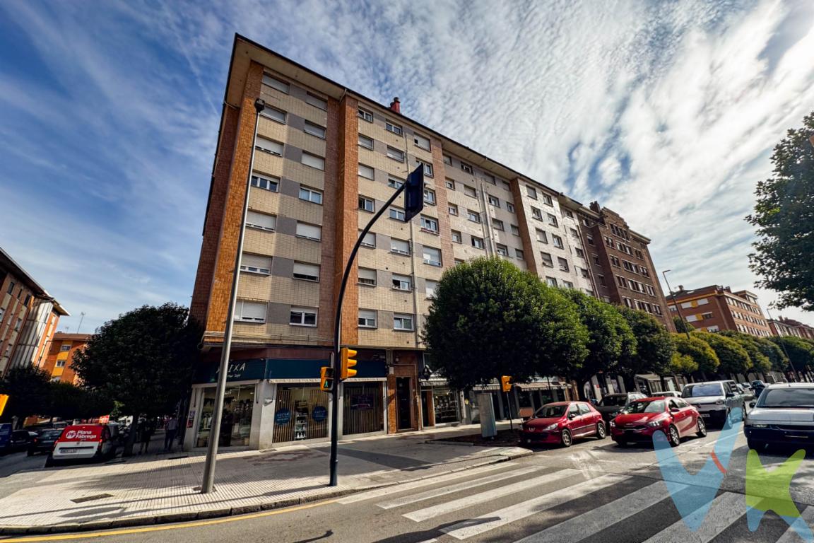 Si buscas un piso para reformar y poner a tu gusto , quizás esta sea la oportunidad que estabas esperando.Se trata de un piso de tres dormitorios, salón , cocina y un baño.Aunque se han hecho algunas mejoras en general es un piso que te brinda la oportunidad de reformarlo y ponerlo a tu gusto.Es un piso luminoso a pesar de ser una primera planta y su ubicación en La propia avenida de Gaspar Garcia Laviana lo hacen más que interesante.Situado a medio camino entre el Llano alto y Pumarin se benenficia de todos los servicios existentes en la zona  tales como comercios, supermercados y oferta educativa de colegios e institutos.Esta zona está integrasda por gente con mucho arraigo en el barrio que cuidan del mismo y hacen que la conviviencia y residencia en el mismo sea muy placentera.En algunas fotografías de este anuncio podrás descubrir una propuesta de reforma realizada mediante home staging virtual con inteligencia artificial, que muestra cómo podría transformarse esta vivienda tras una actualización estética.No esperes más y pide información estaremos encantados de poder atenderte y darte cuantos detalles necesites.Información legal para el comprador: En cumplimiento de la normativa vigente, se informa que el precio de venta indicado no comprende los impuestos de la transmisión, ni los gastos asociados a la compraventa como son notaría, registro de la propiedad y otras gestiones legales, ni los honorarios de la agencia inmobiliaria que corren a cargo del comprador. Agencia Inmobiliaria La Playa actúa exclusivamente como intermediaria en la operación.