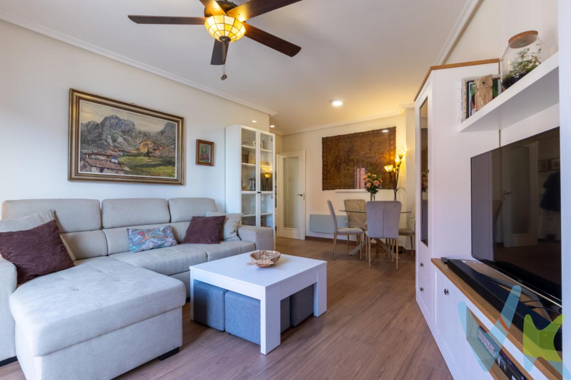 Imagina despertar con la brisa del Cantábrico, mientras escuchas el vaivén de las olas y, en cinco minutos, estar pisando la arena. Eso no es una escapada de fin de semana: es tu día a día en San Juan de la Arena, Soto del Barco.Este apartamento impecable, seminuevo, está diseñado para disfrutar sin renunciar a nada. Tiene un dormitorio amplio, un salón comedor luminoso con grandes ventanales que traen el exterior al interior, y una cocina con office para las comidas del día a día o las cenas tranquilas. El baño con ducha es práctico y moderno.Y el detalle que enamora: una pequeña terraza-balcón perfecta para respirar hondo.¿Coche grande y moto? Sin problema: plaza de garaje incluida  y además trastero, para que cada cosa esté en su sitio.📍 Ubicación privilegiada Estás junto al estuario del Nalón, a un paso de la playa de Los Quebrantos, y con acceso rápido a Gijón, Oviedo y Avilés. También cerca del aeropuerto, ideal para viajar o recibir visitas sin perder horas en carretera.👉 Ideal para:Inversión con alta rentabilidad (zona con mucha demanda vacacional y de teletrabajo).Segunda residencia para desconectar cada vez que puedas.Primera residencia si buscas tranquilidad y naturaleza sin estar aislado.¿Lo quieres ver? Escríbeme o llámame. Esto no es un piso \"de catálogo\", es un rincón donde la vida se vive más despacio... pero con todas las conexiones. 🌊Gastos e impuestos no incluidos en el precio. A título orientativo, en segundas transmisiones, el comprador abonará el Impuesto sobre Transmisiones Patrimoniales (ITP). Para consultar los porcentajes del ITP en Asturias puede hacerlo a través de la web oficial de servicios tributarios del Principado de Asturias https://sede.tributasenasturias.es/sites/sede/default/es_ES/Que-quieres-hacer/Transmisiones-Patrimoniales-y-AJD. La base imponible será el mayor valor entre precio de compraventa, tasación o valor de referencia catastral. Gastos de notaría y registro según aranceles variables según precio, número de copias y complejidad.   El comprador escoge libremente notario.El vendedor asume la plusvalía y el resto de gastos son del comprador. Si se precisa hipoteca: Tasación, condiciones y costes bancarios según entidad elegida por el comprador; así como los gastos de gestoría y cualesquiera otros inherentes a la formalización de la compraventa. De acuerdo con la ley, no se incluyen en el precio otros gastos o tributos que legalmente correspondan al comprador.Honorarios de intermediación inmobiliaria a cargo del vendedor y honorarios de mediación inmobiliaria del 2% más I.V.A. a cargo del comprador.  El consumidor tiene derecho, conforme a la normativa vigente, a disponer de información y documentación adicional relativa al inmueble y condiciones de la compraventa, accesible en la sede física de la Agencia Domingo en Avenida Hermanos Felgueroso 1 o Marqués de casa Valdés 7 bajo, de Gijón, o a través del correo electrónico info@agenciadomingo.com. La agencia actúa exclusivamente como intermediaria en la operación. Cualquier compraventa y sus condiciones quedan sujetas en todo caso a la aceptación expresa del vendedor del inmueble y a la posterior formalización del correspondiente contrato. El presente anuncio tiene carácter meramente informativo; la información suministrada se corresponde con la disponible a la fecha de publicación, pudiendo variar en función de las circunstancias o actualizaciones legales, contractuales y fiscales.  