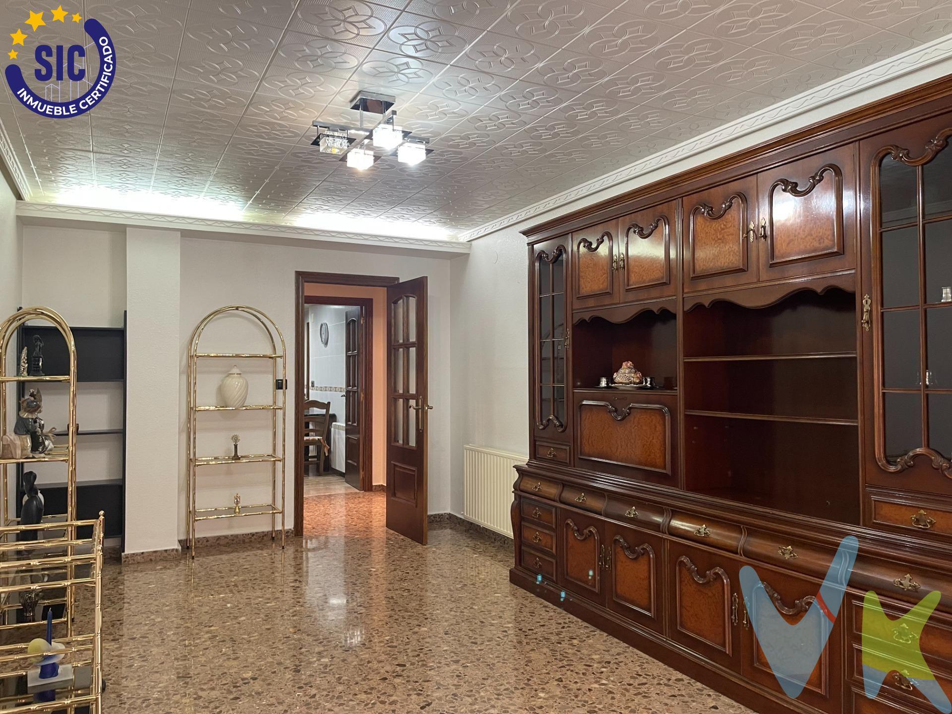 Hay viviendas que simplemente visitas… y otras que, nada más cruzar la puerta, te hacen sentir que perteneces a ellas. Este piso en Utiel tiene esa magia especial: la de convertirse en hogar desde el primer instante. Situado en la calle Estación, a escasos metros de la estación de tren, disfrutarás de la comodidad de tener todos los servicios y conexiones a tu alcance, sin renunciar a la tranquilidad de un barrio consolidado. Aquí, el día a día fluye con calma: paseos, comercios cercanos, la facilidad de. moverte sin complicaciones… calidad de vida real. El edificio, construido en 1979, transmite solidez y carácter gracias a su elegante fachada de ladrillo cara vista. La entrada de la portería es amplia y luminosa, con escaleras anchas de mármol, rampa de acceso y posibilidad de entrada directa desde el garaje interior. Además, el ascensor con acceso mediante código aporta un extra de seguridad y privacidad, un detalle que marca la diferencia. En la tercera planta te espera una vivienda de 118 m² donde todo está pensado para disfrutar del espacio. Su diseño cuadrado permite estancias amplias, bien distribuidas y muy luminosas. Nada más entrar, un gran hall recibidor estilo distribuidor te da la bienvenida y organiza la casa con. naturalidad, creando esa agradable sensación de orden y amplitud. A la izquierda, encontramos una espaciosa cocina con muebles de madera de primera calidad, cálida y funcional, acompañada de un lavadero independiente con caldera que alimenta la calefacción por radiadores, garantizando confort durante todo el año. A la derecha, el salón-comedor se abre con grandes ventanales a la fachada principal y salida al balcón, un rincón perfecto para relajarte, leer o compartir momentos especiales. La zona de descanso ofrece tres habitaciones dobles y una estancia adicional tipo despacho, todas con armarios empotrados, ideales para familias, teletrabajo o invitados. Completan la vivienda un aseo y un baño completo con plato de ducha. Materiales de calidad, amplitud, luz natural, excelente ubicación y plaza de garaje incluida. Ven a conocerlo… porque cuando lo veas, sabrás que es aquí. . VENTA:. PVP 135.000€.  Gastos e impuestos no incluidos en el precio. La compra conlleva impuestos y gastos de formalización para el comprador. A título orientativo se informa que en segundas transmisiones el  ITP  con carácter general en  Valencia  es del 9%, pudiendo existir otros tipos impositivos atendiendo a  las circunstancias  personales del comprador u otras circunstancias previstas legalmente. Base imponible del impuesto el mayor valor entre el precio de compraventa, la tasación o el valor de referencia catastral. En cuanto a los gastos de  notaría y registro, en su caso,  suelen oscilar aprox; entre 1,5% y 2,5% (aranceles variables según precio, n.º de copias y complejidad). El comprador elige notario. Si el comprador precisase de  hipoteca: tasación, condiciones y costes bancarios serán según entidad elegida por el comprador, así como los gastos de gestoría, y cualesquiera otros gastos inherentes a la formalización de la compraventa que legalmente correspondan a la parte compradora, salvo pacto expreso en contrario con el vendedor. El consumidor tiene,  conforme a la normativa vigente, a su disposición información y documentación adicional relativa al inmueble y condiciones de la compraventa, que podrá ser consultada en C/Joaquín Costa 4, bajo 46005 Valencia o urbe2@remax.es. Honorarios de mediación inmobiliaria a cargo del  COMPRADOR: (3% del precio final de venta más IVA (21%), salvo otro pacto.); y  de VENDEDOR (según acuerdo con el mismo). . Se informa al consumidor que la agencia actúa como intermediaria inmobiliaria en la operación, estando cualquier eventual compraventa y sus condiciones sujeta a la aceptación expresa del propietario-vendedor y a la posterior formalización del correspondiente contrato.