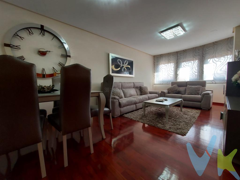 # Se vende piso de 103 m² construidos (92 m² útiles) en primera planta de edificio del año 2002, en excelente estado. Destaca por su amplitud, buena distribución y aprovechamiento del espacio, algo cada vez más demandado en viviendas de 3 dormitorios en Logroño.# Dispone de un salón-comedor amplio y luminoso, cocina totalmente equipada, 3 dormitorios y 2 baños completos con buenos acabados, lo que aporta comodidad en el día a día, especialmente para familias. Además, cuenta con 4 armarios empotrados, ofreciendo una gran capacidad de almacenamiento.# Incluye aire acondicionado, videoportero, preinstalación de hilo musical y ventanas de aluminio, mejorando el confort de la vivienda. También dispone de terraza a patio de luces, un espacio adicional práctico.# El inmueble se vende con plaza de garaje y trastero, dos extras muy valorados en Logroño que marcan la diferencia frente a otras viviendas similares.# Ubicado en Plaza de la Vendimia, Logroño, en una zona tranquila y bien comunicada, con todos los servicios cercanos: supermercados, colegios, zonas verdes y transporte público.# Una vivienda amplia, completa y bien situada en Logroño, lista para entrar a vivir.# Contacte con INMOBILIARIA SOLOZABAL para más información o concertar una visita.# Algunas imágenes están generadas con Inteligencia Artificial para mejorar la experiencia de usuario.