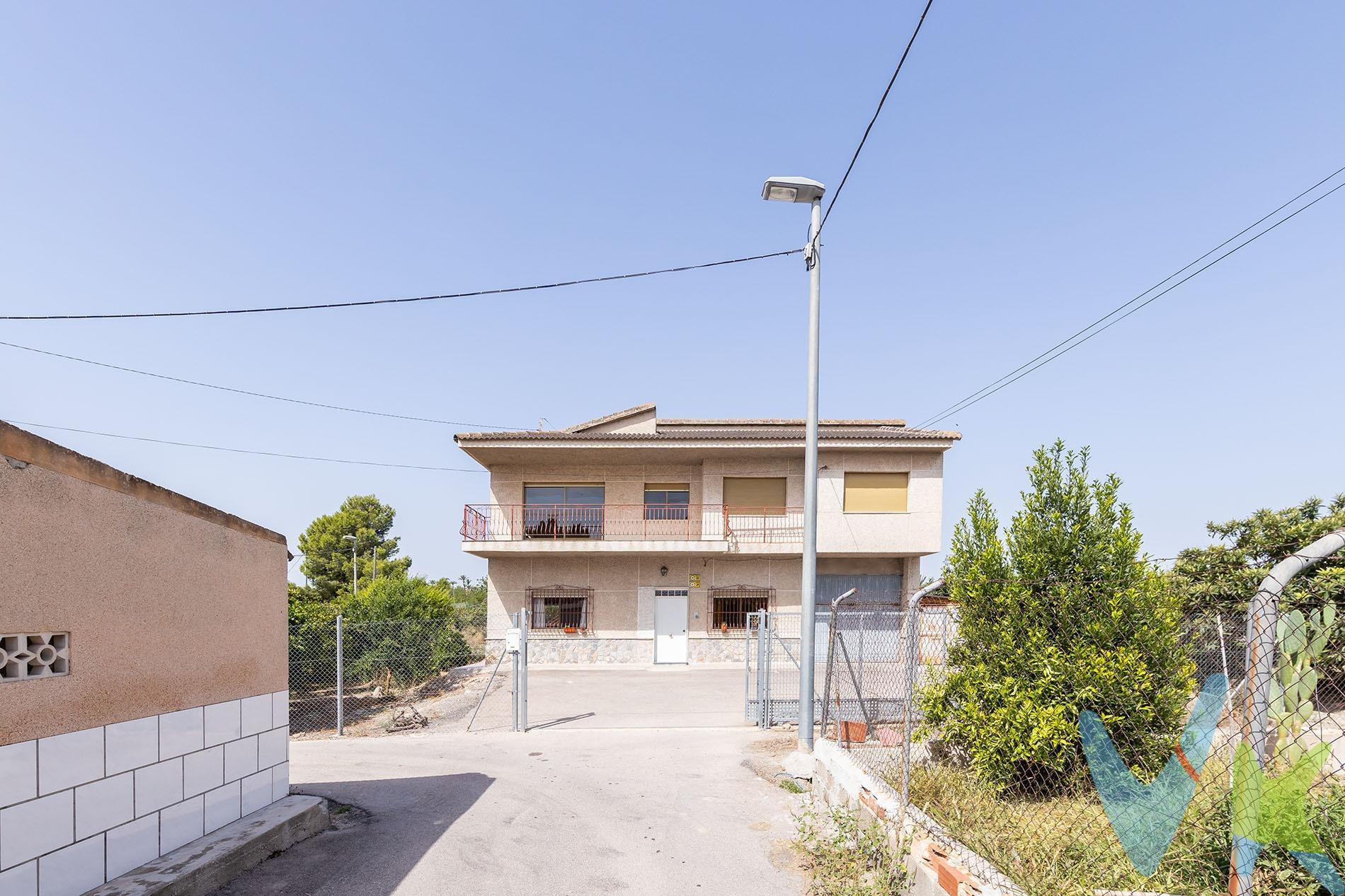 Crea el hogar que siempre has soñado, en ésta gran casa familiar con dos viviendas  – Ideal para inversión o familias numerosas. Te presentamos esta espectacular casa de grandes dimensiones, ideal para quienes buscan espacio, comodidad y múltiples posibilidades de uso. Distribuida en dos plantas, esta propiedad ofrece una excelente oportunidad tanto para vivir como para invertir. Muy cerca de la zona de la Flota de Murcia y del Olympic club. 🔹 Planta baja:. Esta vivienda cuenta con entrada independiente y está equipada con:. Zona de aparcamiento. Sala de estar acogedora. Comedor amplio. Cocina principal completamente funcional. Segunda cocina ideal como zona de almacenaje o apoyo. 2 habitaciones espaciosas. 1 baño reformado con ducha moderna. 🔹 Planta alta:. Con acceso independiente, esta planta ofrece espacios luminosos y bien distribuidos:. Comedor con gran balcón frontal. Salón espacioso con acceso directo a la cocina. Cocina con despensa y balcón trasero, perfecto para relajarse o tender. 3 habitaciones muy amplias. 1 baño grande, con excelente luz natural. 1 baño adicional exterior en la parte trasera. Esta casa es ideal para dos familias, como vivienda habitual con opción de alquilar una planta, o para quienes buscan una propiedad versátil con muchas posibilidades. Ubicada en una zona tranquila y bien comunicada, lista para entrar a vivir. 📞 ¡No pierdas la oportunidad de visitarla!. Para terminar te queremos comentar algo: ¡Descubre una aventura inmobiliaria que combina calidad, pasión y profesionalidad! La confianza que los propietarios han depositado en nosotros es un testimonio de nuestro compromiso en brindarte un servicio excepcional. Aquí viene el detalle especial: al contactarnos directamente, evitarás molestarlos, nosotros seremos tus intermediarios y te proporcionaremos toda la asistencia necesaria. Estamos aquí para facilitarte la documentación e información que requieras, y te prometemos un trato cálido y sin complicaciones. Te informaremos detalladamente de todos los aspectos, incluyendo gastos de la compra y honorarios de agencia que no están incluidos en el precio, para garantizar tu comodidad y tranquilidad durante todo el proceso. Esa es nuestra esencia, proporcionarte. Calma: “Estado ideal de tranquilidad que tendrás al comprar tu casa con nosotros”. Queremos que sepas que tanto la descripción del inmueble como las imágenes que ves son valiosas referencias informativas, en ningún caso tienen carácter contractual. Asimismo, el precio ha sido designado por la propiedad por lo que podría sufrir variaciones y no sería vinculante hasta que se formalice en contrato de compraventa.