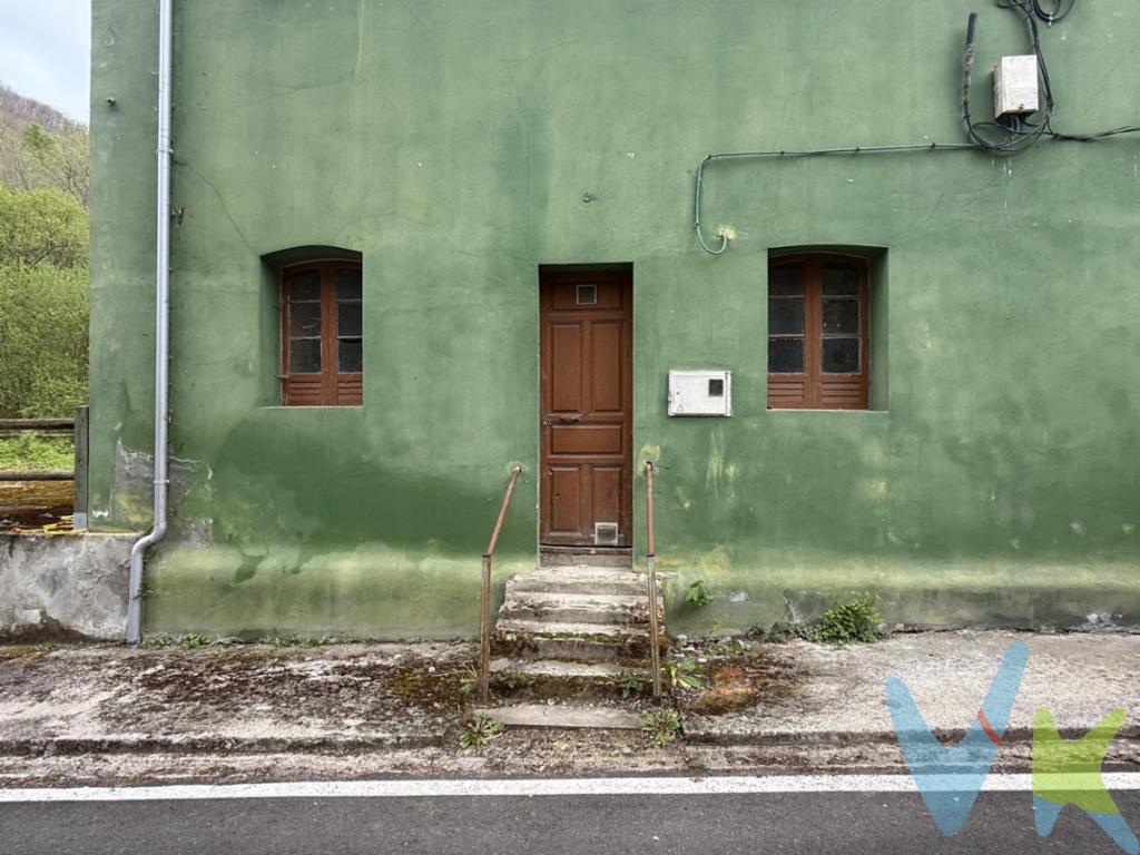 Se vende vivienda en planta baja en Teverga, una zona rodeada de naturaleza y cada vez más demandada tanto como primera residencia como para proyectos de vivienda turística.La vivienda cuenta con aproximadamente 50 m² y necesita reforma integral, lo que permite adaptarla completamente al gusto y necesidades del futuro propietario.Gracias a su distribución y tamaño, ofrece muchas posibilidades para crear un espacio funcional, acogedor y con encanto, ya sea como vivienda habitual, segunda residencia o alojamiento turístico.Situada en Teverga, un entorno privilegiado para quienes buscan tranquilidad, montaña y calidad de vida. Una ubicación ideal para disfrutar del turismo rural, rutas de senderismo, naturaleza y desconexión, sin renunciar a los servicios básicos de la zona.Ideal para:Crear una vivienda a medidaProyecto de alquiler vacacional o turísticoSegunda residencia en AsturiasInversión con potencial de revalorizaciónLa vivienda no está registrada. No es apta para financiación mediante hipoteca bancaria.Si buscas una propiedad con posibilidades reales de transformación en un entorno único, esta puede ser una gran oportunidad.? Contacta con ALQUIASTUR para más información o para concertar una visita y descubrir todo el potencial que ofrece. Gastos e impuestos no incluidos en el precio. A título orientativo, en segundas transmisiones, el comprador abonará el Impuesto sobre Transmisiones Patrimoniales (ITP). La base imponible será el mayor valor entre precio de compraventa, tasación o valor de referencia catastral. Gastos de notaría y registro aranceles variables según precio, número de copias y complejidad).     El comprador escoge libremente notario. El vendedor asume la plusvalía y el resto de gastos son del comprador. Si se precisa hipoteca: Tasación, condiciones y costes bancarios según entidad elegida por el comprador; así como los gastos de gestoría y cualesquiera otros inherentes a la formalización de la compraventa. De acuerdo con la ley, no se incluyen en el precio otros gastos o tributos que legalmente correspondan al comprador. Honorarios de intermediación inmobiliaria a cargo del vendedor y honorarios de mediación inmobiliaria del 2% más I.V.A. con un mínimo de 2.000 + IVA a cargo del comprador.El consumidor tiene derecho, conforme a la normativa vigente, a disponer de información y documentación adicional relativa al inmueble y condiciones de la compraventa, accesible en la sede física de la agencia. La agencia actúa exclusivamente como intermediaria en la operación. Cualquier compraventa y sus condiciones quedan sujetas en todo caso a la aceptación expresa del vendedor del inmueble y a la posterior formalización del correspondiente contrato. El presente anuncio tiene carácter meramente informativo; la información suministrada se corresponde con la disponible a la fecha de publicación, pudiendo variar en función de las circunstancias o actualizaciones legales, contractuales y fiscales.