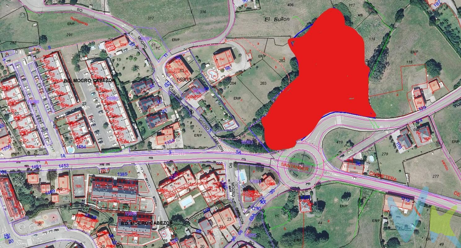 OPORTUNIDAD ESTRATÉGICA EN MOGRO: Activo Clave en el Sector 7D para Desarrollo Residencial. Invierta en el nuevo centro de gravedad de Mogro. Presentamos una parcela excepcional de 7.277 m² ubicada en una situación privilegiada, diseñada para convertirse en la pieza de unión funcional entre Mogro Centro y Mogro Playa. Este activo no es solo suelo, es poder de decisión. Con una titularidad que representa el 13,7% de la superficie total del Sector 7D, el comprador adquiere una posición de fuerza significativa en la futura Junta de Compensación. 🏗️ CARACTERÍSTICAS TÉCNICAS RELEVANTES:. *  Superficie de la Parcela: 7.277 m² en el Polígono 9, Parcela 281. *  Clasificación: Suelo Urbanizable Delimitado Residencial (Sector 7D). *  Ordenanza de Referencia: O3 (Residencial), permitiendo tipologías unifamiliares y colectivas. *  Potencial Edificatorio Estimado: Proporcionalmente permite el desarrollo de aproximadamente 11 viviendas unifamiliares (de un máximo de 80 en todo el sector). *  Aprovechamiento Medio del Sector: 0,2720759 UAS/m². *  Usos Versátiles: Uso predominante residencial con hasta un 30% de usos complementarios (comercio, hostelería, terciario y talleres artesanales), lo que permite crear un proyecto mixto de alta rentabilidad. *   Parámetros de Edificación: Altura máxima de 2 plantas más cámara (aprovechable si supera 1,50 m de altura libre). *   Entorno de Alto Valor: Integración prevista en el "Anillo Verde" de Mogro, garantizando proximidad a las Dunas de Liencres y espacios públicos de calidad.  📈 VALOR ESTRATÉGICO PARA EL INVERSOR:. 1.  Plusvalía por Gestión:El suelo se encuentra en fase de Plan Parcial. Su valor actual de "expectativa" tiene el potencial de multiplicarse una vez se convierta en suelo urbano finalista. 2. Liderazgo en el Sector: Al superar el 10% de la propiedad, es un activo indispensable para cualquier promotor que busque alcanzar el 50% necesario para liderar la aprobación del sector por iniciativa privada. 3.  Conectividad: Ubicación colindante con la carretera CA-323 y junto a una rotonda de distribución, asegurando accesos rápidos y visibilidad para futuros locales comerciales. Un activo con vistas, ubicación estratégica y un desarrollo urbanístico que definirá el futuro de Miengo. Nota: La parcela requiere la tramitación de un Plan Parcial y Proyecto de Urbanización. 