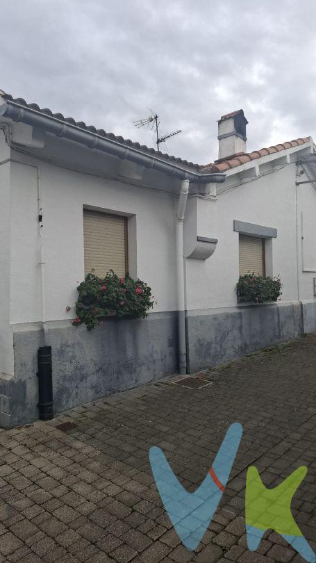 Se vende acogedora vivienda en Olazagutía, ideal tanto como residencia habitual como inversión.La casa cuenta con tres habitaciones luminosas, perfectas para descansar o adaptar como despacho o habitación infantil.Dispone de un baño completo recientemente reformado, con acabados modernos y funcionales.La cocina es amplia, ofreciendo espacio suficiente para cocinar cómodamente y crear una zona práctica para el día a día.Dispone de un desvan para ser usado como trastero.La vivienda se encuentra en una zona tranquila del municipio, con buen acceso a servicios y comunicaciones.Una oportunidad perfecta para quienes buscan comodidad, funcionalidad y un entorno agradable.
 
INFORMACIÓN LEGAL
▪ Información meramente orientativa, sin carácter contractual.
▪ Superficies y características aproximadas, con finalidad descriptiva.
▪ En el precio de venta están incluidos los honorarios de la agencia inmobiliaria, que serán asumidos por la parte vendedora.
▪ El precio indicado no incluye los gastos e impuestos derivados de la compraventa a cargo del comprador (Notaría, Registro de la Propiedad, I.T.P., A.J.D. o I.V.A., según corresponda), ni otros posibles gastos asociados.
▪ El inmueble se transmite sin mobiliario ni otros enseres, salvo que se indique expresamente lo contrario.
 
A modo orientativo en Navarra:
▪ Notaría y Registro: 1%–1,5%.
▪ ITP: tipo general 6% (con posibles bonificaciones).
▪ AJD: aprox. 0,5%–1%.
