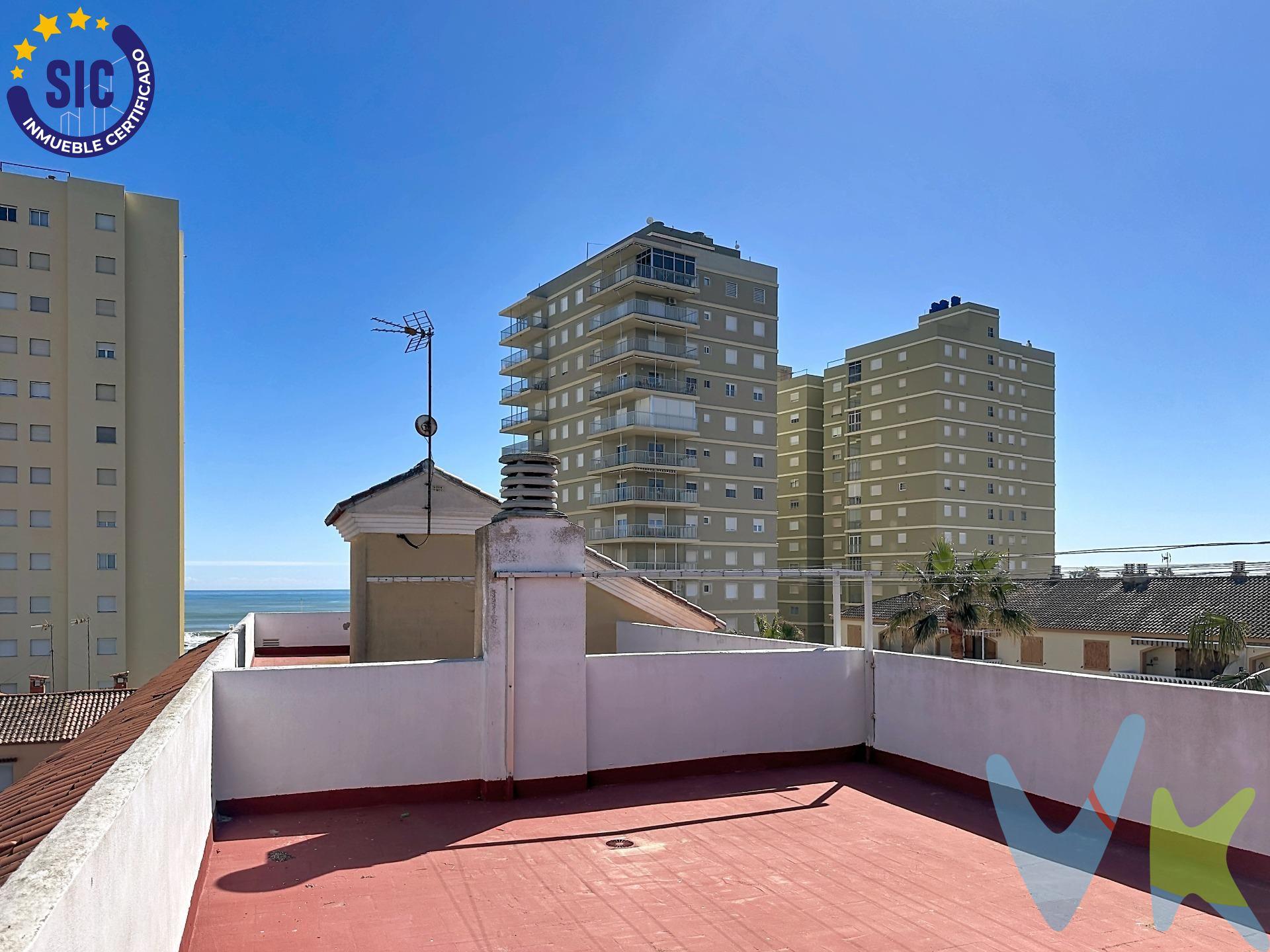 ¿Buscas un piso donde el sol sea el protagonista? ¡Lo has encontrado! Vendemos apartamento a 150m de la playa, todo exterior y super luminoso. Gran Salón-Comedor ampliado (¡espacio de sobra para toda la familia!). Cocina separada e independiente. 2 Habitaciones exteriores + 1 Baño. Balcón con vistas al mar. Aire acondicionado y calefacción centralizada. Garaje con portón automático y Piscina comunitaria. A 15 min de Cullera y 30 min de Valencia. ¡La tranquilidad que buscas con la amplitud que necesitas!. ¡Contacta ahora para visitarlo antes de que vuele!. VENTA:. PVP 176.400€. Gastos e impuestos no incluidos en el precio. La compra conlleva impuestos y gastos de formalización para el comprador. A título orientativo se informa que en segundas transmisiones el ITP con carácter general en Valencia es del 9%, pudiendo existir otros tipos impositivos atendiendo a las circunstancias personales del comprador u otras circunstancias previstas legalmente. Base imponible del impuesto el mayor valor entre el precio de compraventa, la tasación o el valor de referencia catastral. En cuanto a los gastos de notaría y registro, en su caso, suelen oscilar aprox. entre 1,5% y 2,5% (aranceles variables según precio, n.º de copias y complejidad). El comprador elige notario. Si el comprador precisase de hipoteca: tasación, condiciones y costes bancarios serán según entidad elegida por el comprador, así como los gastos de gestoría, y cualesquiera otros gastos inherentes a la formalización de la compraventa que legalmente correspondan a la parte compradora, salvo pacto expreso en contrario con el vendedor. El consumidor tiene, conforme a la normativa vigente, a su disposición información y documentación adicional relativa al inmueble y condiciones de la compraventa, que podrá ser consultada en C/Joaquín Costa 4, bajo 46005 Valencia o urbe2@remax.es. Honorarios de mediación inmobiliaria a cargo del COMPRADOR: (3% del precio final de venta más IVA (21%), salvo otro pacto.); y de VENDEDOR (según acuerdo con el mismo). Se informa al consumidor que la agencia actúa como intermediaria inmobiliaria en la operación, estando cualquier eventual compraventa y sus condiciones sujeta a la aceptación expresa del propietario-vendedor y a la posterior formalización del correspondiente contrato.