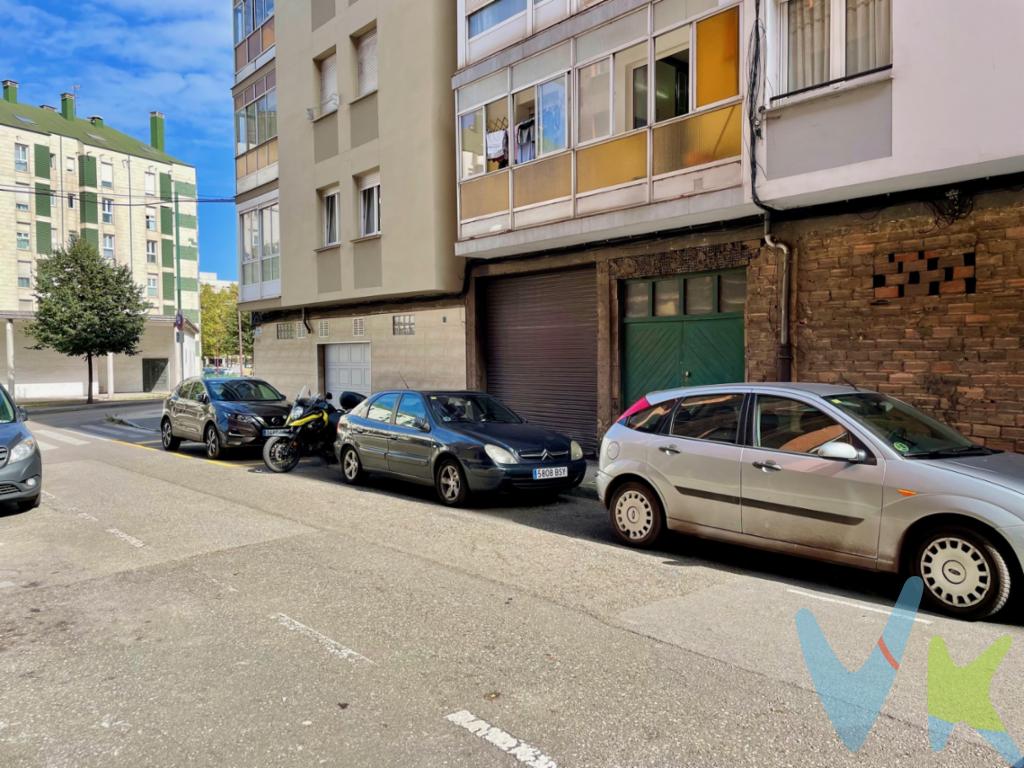 Os presentamos este local comercial ubicado en la calle Puerto Rico, junto a la calle Brasil, uno de los principales ejes comerciales de La Calzada.El local dispone de una superficie útil de unos 139 m2 y con una altura de unos Actualmente se encuentra en bruto y cuenta con muchas posibilidades de negocio o almacén. Cuenta con 2 salidas de humos y además tiene salida a dos calles, una de ellas a plaza peatonal con zonas verdes y negocios de hostelería.Si buscas un local a buen precio con amplias posibilidades de negocio tienes que venir a verlo.Llámanos y lo vemos!!