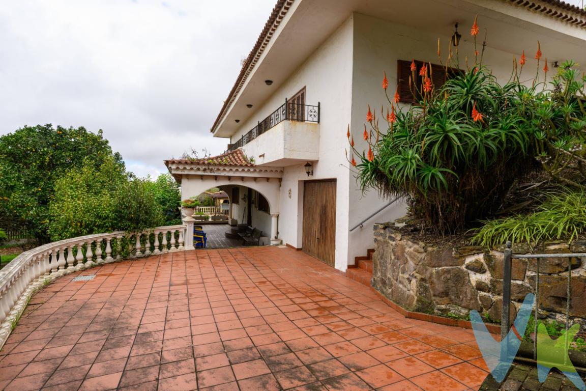 Se presenta una magnífica oportunidad en la tranquila y pintoresca zona de Lo Blanco, en el municipio de Teror. Esta espaciosa casa independiente, que destaca por ser muy luminosa, ofrece una combinación ideal de amplitud, privacidad y conexión con la naturaleza. Si bien requiere reformas integrales para actualizar y modernizar sus instalaciones y acabados, este vasto espacio ofrece un lienzo en blanco con un enorme potencial, ideal tanto como residencia privada como para dedicarla al negocio de turismo rural. Características Principales:. Superficie Construida: La vivienda principal cuenta con unos generosos 344 m² construidos, distribuidos en diversas estancias que, gracias a su orientación y diseño, gozan de gran luminosidad natural. Parcela Extensa y Edificaciones Adicionales: Emplazada en una vasta parcela de 6738,50 m², la propiedad garantiza privacidad absoluta y un inmenso espacio exterior. Además de la vivienda principal, la parcela cuenta con otras edificaciones adicionales (como almacenes, cuartos de aperos o anexos) que amplían el potencial de uso y metros construidos de la propiedad. Distribución Interior: El interior de la vivienda principal alberga 5 dormitorios, 3 baños, un amplio salón y una cocina independiente. Todas estas áreas ofrecen un gran espacio y luz natural, pero su estado actual demanda una remodelación completa. Instalaciones Deportivas y de Ocio: En el exterior, la propiedad dispone de una piscina a reformar y una cancha de fútbol sala a reformar, que ofrecen la posibilidad de crear atractivas zonas de ocio y deporte tras su rehabilitación. Potencial de Negocio: Dada su ubicación en un entorno natural privilegiado, la amplitud de la vivienda, la extensión de la parcela y la presencia de edificaciones extra recuperables, la propiedad tiene un gran potencial para ser transformada en un alojamiento de turismo rural de gran capacidad. Entorno Natural: La ubicación permite una inmersión total en la naturaleza y la tranquilidad del entorno rural de Teror. Ubicación y Accesibilidad:. Comodidad Comercial: El Centro Comercial Los Alisios se encuentra a tan solo 7 minutos en coche. Proximidad a la Capital: El centro de Las Palmas de Gran Canaria está a aproximadamente 20 minutos. Esta propiedad es ideal para aquellos inversores o familias con visión que busquen un proyecto de personalización a gran escala, valorando el vasto potencial de la propiedad, su luminosidad, su ubicación privilegiada en Gran Canaria y las posibilidades de explotación comercial en el sector turístico, incluyendo la rehabilitación de todas sus infraestructuras. Los datos expuestos son meramente orientativos y están sujetos a errores u omisiones involuntarias. Los gastos derivados de la compraventa no están incluidos en el precio. 