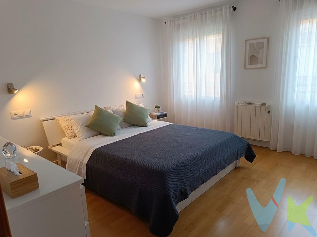 Oportunidad única en excelente zona de Alzira. Una vivienda unifamiliar completamente REFORMADA, donde la comodidad y el disfrute exterior se fusionan. Distribución de Impacto: Planta Baja (Día): Garaje privado incorporado con suelo de gres, salón moderno, cocina de diseño con acceso a patio privado (lavadero cubierto y zona de almacenaje) y un aseo de cortesía. Primera Planta (Descanso/Trabajo): 3 estancias (1 Dormitorio Doble, 1 Dormitorio Simple y 1 Estudio/Oficina) más 1 Baño Completo. Última Planta (Ocio Total): Espectacular Terraza casi totalmente cubierta, equipada para barbacoas y diseñada para disfrutarla prácticamente todo el año gracia a su extraordinaria orientación. Ubicación inmejorable en zona de paso consolidada. Perfecta para quienes buscan calidad, privacidad y espacios exteriores sin salir de casa. Lista para entrar a vivir. Visítala y enamórate de tu futura terraza. Contacta para visita. VENTA:. PVP 199.999€. Gastos e impuestos no incluidos en el precio. La compra conlleva impuestos y gastos de formalización para el comprador. A título orientativo se informa que en segundas transmisiones el ITP con carácter general en Valencia es del 10%, pudiendo existir otros tipos impositivos atendiendo a las circunstancias personales del comprador u otras circunstancias previstas legalmente. Base imponible del impuesto el mayor valor entre el precio de compraventa, la tasación o el valor de referencia catastral. En cuanto a los gastos de notaría y registro, en su caso, suelen oscilar aprox. entre 1,5% y 2,5% (aranceles variables según precio, n.º de copias y complejidad). El comprador elige notario. Si el comprador precisase de hipoteca: tasación, condiciones y costes bancarios serán según entidad elegida por el comprador, así como los gastos de gestoría, y cualesquiera otros gastos inherentes a la formalización de la compraventa que legalmente correspondan a la parte compradora, salvo pacto expreso en contrario con el vendedor. El consumidor tiene, conforme a la normativa vigente, a su disposición información y documentación adicional relativa al inmueble y condiciones de la compraventa, que podrá ser consultada en C/Joaquín Costa 4, bajo 46005 Valencia o urbe2@remax.es. Honorarios de mediación inmobiliaria a cargo del COMPRADOR: (3% del precio final de venta más IVA (21%), salvo otro pacto.); y de VENDEDOR (según acuerdo con el mismo). Se informa al consumidor que la agencia actúa como intermediaria inmobiliaria en la operación, estando cualquier eventual compraventa y sus condiciones sujeta a la aceptación expresa del propietario-vendedor y a la posterior formalización del correspondiente contrato.