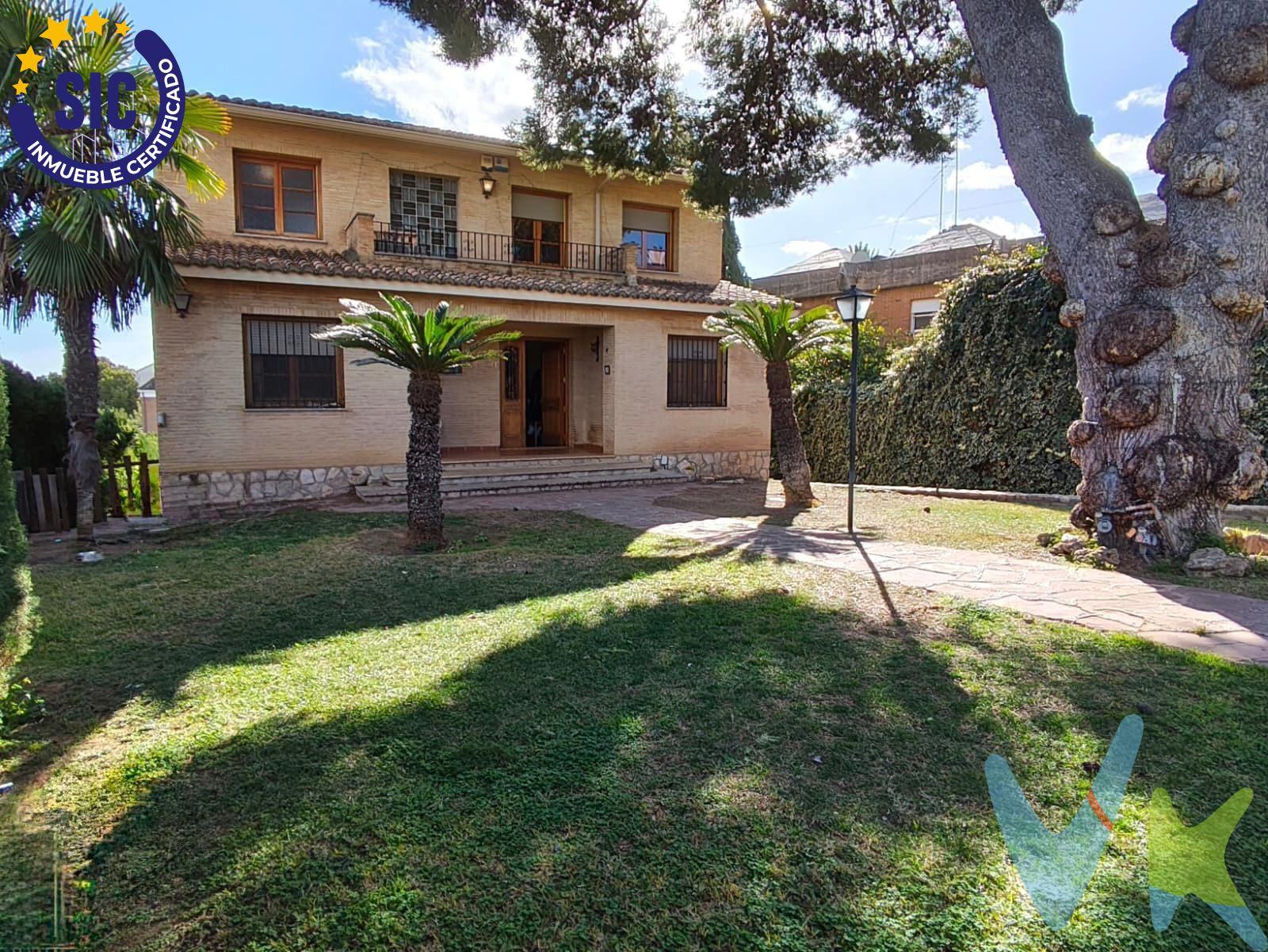 Descubre esta magnífica vivienda situada en El Vedat de Torrent, una de las zonas residenciales más exclusivas y demandadas de l’Horta Sud. El Vedat destaca por su entorno natural, rodeado de pinos, chalets independientes y amplias parcelas, ofreciendo tranquilidad, privacidad y una excelente calidad de vida, a tan solo unos minutos del centro de Valencia y con todos los servicios cercanos: colegios, transporte, comercios y zonas deportivas.-. La vivienda se asienta sobre una parcela de 985 m² y está lista para entrar a vivir, combinando amplitud, luz natural y una distribución muy funcional. En su interior encontrarás seis dormitorios, todos ellos amplios y luminosos, además de cuatro baños completos y un aseo, pensados para garantizar el máximo confort. La distribución por plantas es la siguiente:. En la planta principal, con acceso directo desde la calle, encontramos un amplio salón-comedor con salida a la terraza, una cocina independiente con galería y acceso al exterior, un dormitorio principal con baño en suite y otra habitación muy espaciosa, ideal como despacho o dormitorio adicional. En la planta superior se sitúa la zona de descanso, compuesta por cuatro dormitorios, un baño completo de grandes dimensiones y un aseo, ofreciendo privacidad y comodidad para toda la familia. Desde la planta principal se accede al sótano, un espacio muy versátil con capacidad para cuatro vehículos, una habitación doble muy amplia, dos habitaciones adicionales, un baño completo y una cocina, ideal como zona de invitados, ocio o vivienda independiente. El exterior es uno de los grandes atractivos de la propiedad: zonas ajardinadas, piscina privada, privacidad absoluta y espacios perfectos para disfrutar del aire libre, reuniones familiares o momentos de relax. Una vivienda única en El Vedat de Torrent, donde la tranquilidad de la naturaleza se une a la cercanía de Valencia, ideal para quienes buscan espacio, privacidad y calidad de vida. No dejes pasar esta oportunidad y ven a visitarla. Por mandato expreso del propietario, comercializamos este inmueble en MULTIEXCLUSIVA, lo que le garantiza un servicio de calidad, un trato fácil, sencillo y sin interferencias de terceros. Por este motivo, se ruega no molestar a los propietarios, a los ocupantes de la propiedad y a los vecinos. Muchas gracias por su comprensión. Si Usted es agencia inmobiliaria y tiene un cliente para este inmueble, llámenos, estaremos encantados de colaborar en esta y otras operaciones. La oferta está sujeta a cambios de precio o retirada del mercado sin previo aviso. Este anuncio en su conjunto, incluyendo textos, fotos, imágenes o cualquier otro contenido de este, no es vinculante y puede contener errores. Se muestra a título informativo y no contractual. El precio NO INCLUYE los gastos de corretaje inmobiliario, impuestos (IVA, ITP, AJD), plusvalía, notaría y registro. 