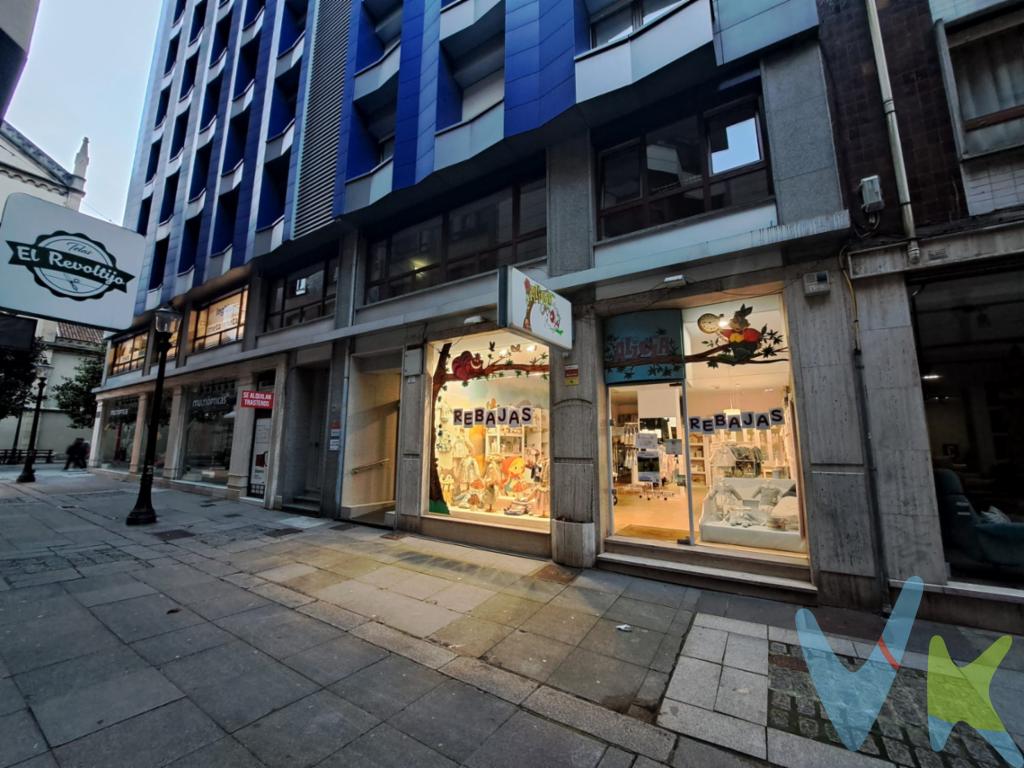 Céntrico local comercial a la venta, ideal para inversores que quieren buena rentabilidad y una ubicación inmejorable. Este espacioso local se encuentra en un edificio construido en 1971 y ofrece una gran oportunidad de inversión. Con una superficie útil de 114 metros cuadrados y un área construida de 124 metros cuadrados, es perfecto para una multitud de usos comerciales.Actualmente esta  propiedad se encuentra alquilada con garantías de pago, por ello es tan interesante para invertir.La estratégica ubicación de este inmueble, en el centro de Gijón, con zona peatonalizada que facilita el acceso, lo hace mas peculiar y atractivo. El local tiene una excelente distribución, amplia y diáfana, dando mucha visibilidad a su interior, cuenta además, con aseo y zona de almacenamiento de mercancía.Los grandes ventanales ubicados en el frente del local permiten una abundante entrada de luz natural, creando un ambiente acogedor y atractivo para cualquier configuración comercial.Invitamos a todos los interesados a visitar este excepcional local que le ofrece una revalorización futura y una buena rentabilidad.    No dude en contactar para concertar una visita y descubrir más sobre este fantástico local en venta en Gijón.No se cobran honorarios a la parte compradora.Según la Ley 10/2025, de 28 de diciembre, se informa que los gastos e impuestos que conlleva la adquisición no están incluidos en el precio indicado:El vendedor asume la plusvalía y el resto de gastos son del comprador.Segundas transmisiones, el comprador abona el Impuesto sobre Transmisiones Patrimoniales (ITP). Puede consultar toda la información en el siguiente enlace: https://sede.tributasenasturias.es/sites/sede/default/es_ES/Que-quieres-hacer/Transmisiones-Patrimoniales-y-AJD. La base imponible que se toma para el cálculo será el mayor valor entre precio de compraventa, tasación o valor de referencia catastral.El comprador escoge la notaría. Los gastos de Notaría están regulados en el Anexo I, del Real Decreto 1426/1989, de 17 de noviembre, por el que se aprueba el arancel Notarial y los gastos de Registro según el arancel oficial establecido en el Anexo I, del Real Decreto 1427/1989, de 17 de noviembre, los aranceles varían en función del precio, número de copias y complejidad. Los gastos de Gestoría por la tramitación administrativa de la compraventa, presentación, liquidación de impuestos y la inscripción en el Registro de la Propiedad, serán de la parte compradora, en caso de que decida encargar dichos trámites a un profesional, su importe varía en función del profesional o entidad designada para su realización. Si el comprador necesita préstamo hipotecario, la tasación, condiciones y costes bancarios según entidad elegida por el comprador; así como los gastos de gestoría y cualesquiera otros inherentes a la formalización de la compraventa serán de su cuenta, salvo pacto expreso en contrario con el vendedor..Honorarios de intermediación inmobiliaria a cargo del vendedor.Conforme a la normativa vigente, el consumidor tiene derecho a disponer de información, documentación y condiciones de la compraventa relativa al inmueble, en la sede física de Los Arcos 98, SL en Avenida de la Costa, nº 53  bajo en Gijón, o a través de nuestro correo electrónico, inmobiliaria@grupolosarcos.es. La agencia actúa exclusivamente como intermediaria en la operación, las condiciones de la compraventa están sujetas a la aceptación expresa del vendedor y a la posterior formalización del correspondiente contrato. El presente anuncio es meramente informativo y la información facilitada corresponde a la disponible en la fecha de publicación, pudiendo variar en función de circunstancias legales, contractuales o fiscales. 