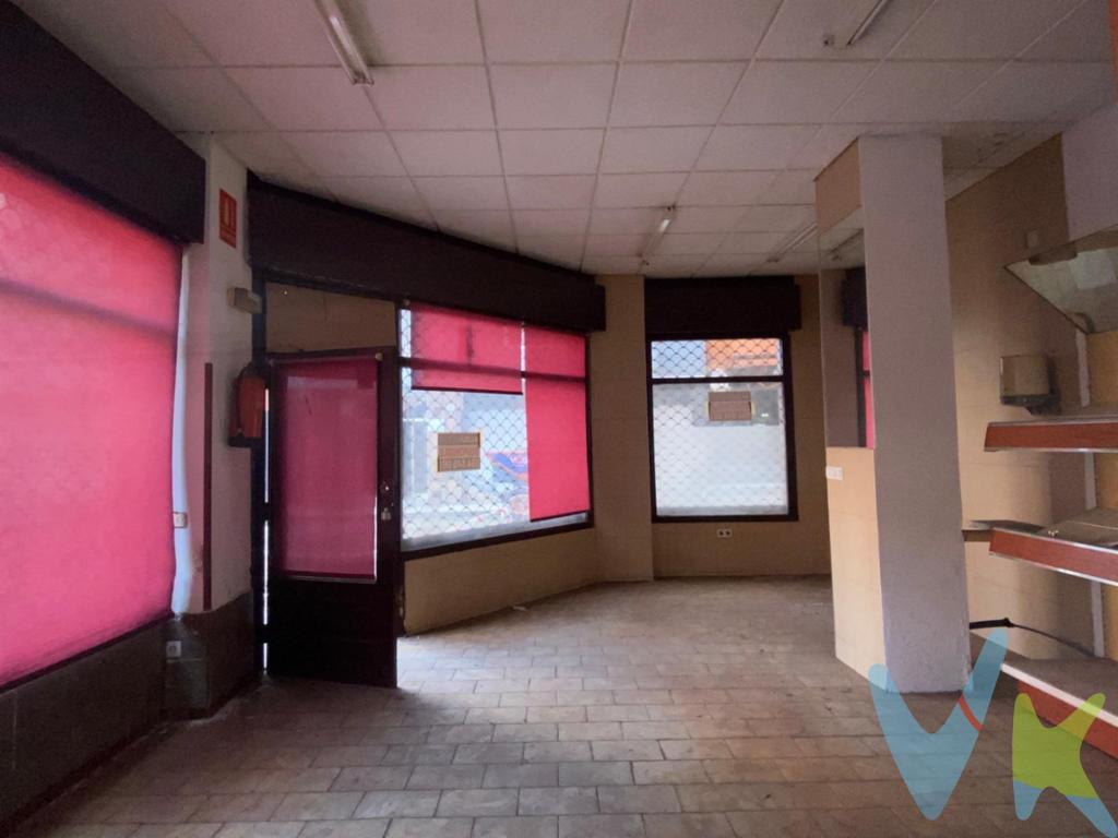 En la  zona de La Calzada en Gijón, se encuentra este local comercial en venta, ideal para emprender un nuevo negocio ya que cuenta con una ubicación privilegiada. Su excelente visibilidad, cercanía de colegios y parques garantizan una alta afluencia de clientes potenciales, lo que lo convierte en una inversión segura y rentable.El interior del local está distribuido de manera óptima, con espacios diáfanos y bien iluminados que permiten adaptarlo a las necesidades de cualquier tipo de negocio. Además, cuenta con un pequeño aseo y un pequeño almacén, lo que lo hace aún más funcional y práctico.La fachada de este local cuenta con grandes ventanales que permiten una excelente exposición de los productos o servicios que se ofrezcan. Además, su ubicación en una zona comercial consolidada y en constante crecimiento garantiza una gran visibilidad y tráfico de clientes.No pierdas la oportunidad de adquirir este local comercial en una de las zonas más demandadas de Gijón. Ya sea que estés buscando iniciar un nuevo negocio o ampliar el actual, este inmueble es la elección perfecta. ¡Ven a visitarlo y descubre todas las posibilidades que ofrece! ¡No dejes pasar esta oportunidad única para invertir en un local comercial en una ubicación privilegiada! El precio no incluye el impuesto de Transmisiones Patrimoniales ni los gastos de Notaría y Registro.