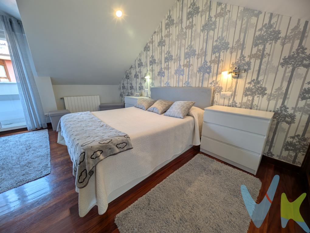 Vivienda tipo dúplex situada en la urbanización Bella Vista, en Beranga, Hazas de Cesto, una ubicación práctica para residencia habitual o segunda vivienda, con buen acceso a las playas de Noja y a los principales servicios de la zona.La vivienda se distribuye en dos plantas y cuenta con tres dormitorios, uno de ellos situado en la planta principal, además de salón, cocina independiente de buen tamaño y estancias con buena entrada de luz natural.Dispone de 106 m² construidos de vivienda, además de una plaza de garaje de 13 m² y un trastero de 7 m², con acceso directo al ascensor.El edificio fue construido en 2006.Una opción interesante para quienes buscan amplitud, espacio de almacenamiento y una ubicación próxima a la costa, sin renunciar a la tranquilidad de Beranga.La vivienda se vende sin muebles, la cocina se vende amueblada sin el frigorífico, la lavadora y el lavavajillas.Sin licencia de primera ocupación. Con todos los servicios.Impuestos, gastos notariales y registrales no incluidos. Honorarios a cargo del comprador: 1 % sobre el precio de venta.