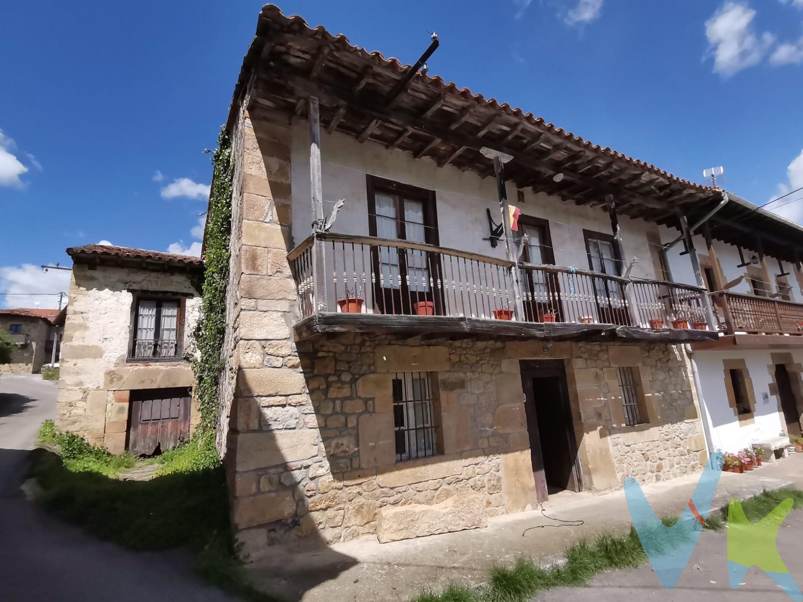 Casa de pueblo montañesa con amplia balconada de madera.  Se encuentra adosada por un lado, a reformar,  con fachada de piedra, balconada de madera típica montañesa y muy soleada.  Con perfecto acceso, luz y agua. Cuenta con un terreno destinado a huerto frente a la casa de 215 m2 .  .  En un barrio tranquilo en plenos valles pasiegos.  .  Si buscas un lugar para desconectar, este puede ser el tuyo. Los impuestos, gastos de notaría y registro no están incluidos en el precio