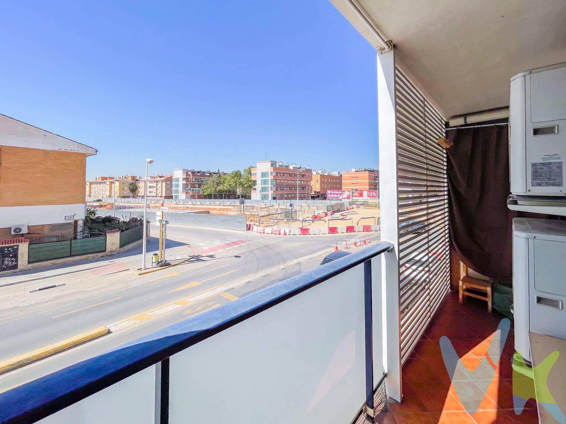 Este magnífico piso en la mejor zona de Manises ofrece un ambiente acogedor y luminoso que puede mejorar tus emociones diarias y tu calidad de vida. Imagina entrar por la puerta principal y ser recibido por un amplio recibidor que te invita a explorar cada rincón. La preciosa cocina, con su acceso a la galería, te brinda la oportunidad de disfrutar de momentos especiales preparando tus comidas favoritas mientras admiras las vistas exteriores. El dormitorio principal, con su propio cuarto de baño en suite, se convierte en tu refugio personal, un espacio íntimo donde puedes relajarte y recargar energías después de un largo día. El luminoso salón comedor, con acceso al balcón, te ofrece un lugar para compartir momentos inolvidables con tus seres queridos, disfrutando de la brisa fresca y las vistas del gran parque en construcción, que promete ser un oasis verde en el corazón de la ciudad. El hogar es un espacio donde convergen nuestras emociones y vivencias, y encontrar el lugar adecuado puede impactar positivamente en nuestro bienestar emocional. Con un salón comedor, cocina, 4 habitaciones espaciosas, balcón, terraza y 2 baños completos en una distribución pensada para tu comodidad, este piso de 131m2 es mucho más que una vivienda, es el escenario perfecto para crear nuevos recuerdos y emociones positivas. Aprovecha esta fantástica oportunidad para adquirir tu próximo hogar y darle un impulso a tu bienestar emocional. La descripción del presente inmueble e imágenes tienen mero carácter informativo y en ningún caso carácter contractual, pudiendo ser modificados por la inmobiliaria comercializadora sin que ello implique responsabilidad alguna frente a terceros. En el precio de venta a público, esta propiedad NO incluye los gastos de adquisición (Notario, registro, gestión, honorarios, etc…). 