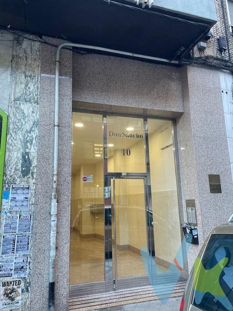 Apartamento en pleno centro de Valladolid, a 5 minutos de la Plaza España, calle D. Sancho,  frente al Mercadona. Amplio Salón y luminoso, cocina amueblada, con ventanal amplio, galería desde la cocina, dos habitaciones, cuarto de baño, con plato de ducha reformado, despensa y un amplio hall distribuidor de entrada. La vivienda no da a la calle pero sin edificios enfrente que impidan el paso del sol. Se deja amueblada para entrar a vivir. La calefacción es eléctrica con la toma del gas hasta la ventana por si se quiere cambiar a esta energía. El  precio publicado en este anuncio no incluye gastos de Notaria, Registro de la Propiedad, impuestos de Transmisiones Patrimoniales y AJD. Honorarios de Intermediación Inmobiliaria: A cargo del vendedor. 