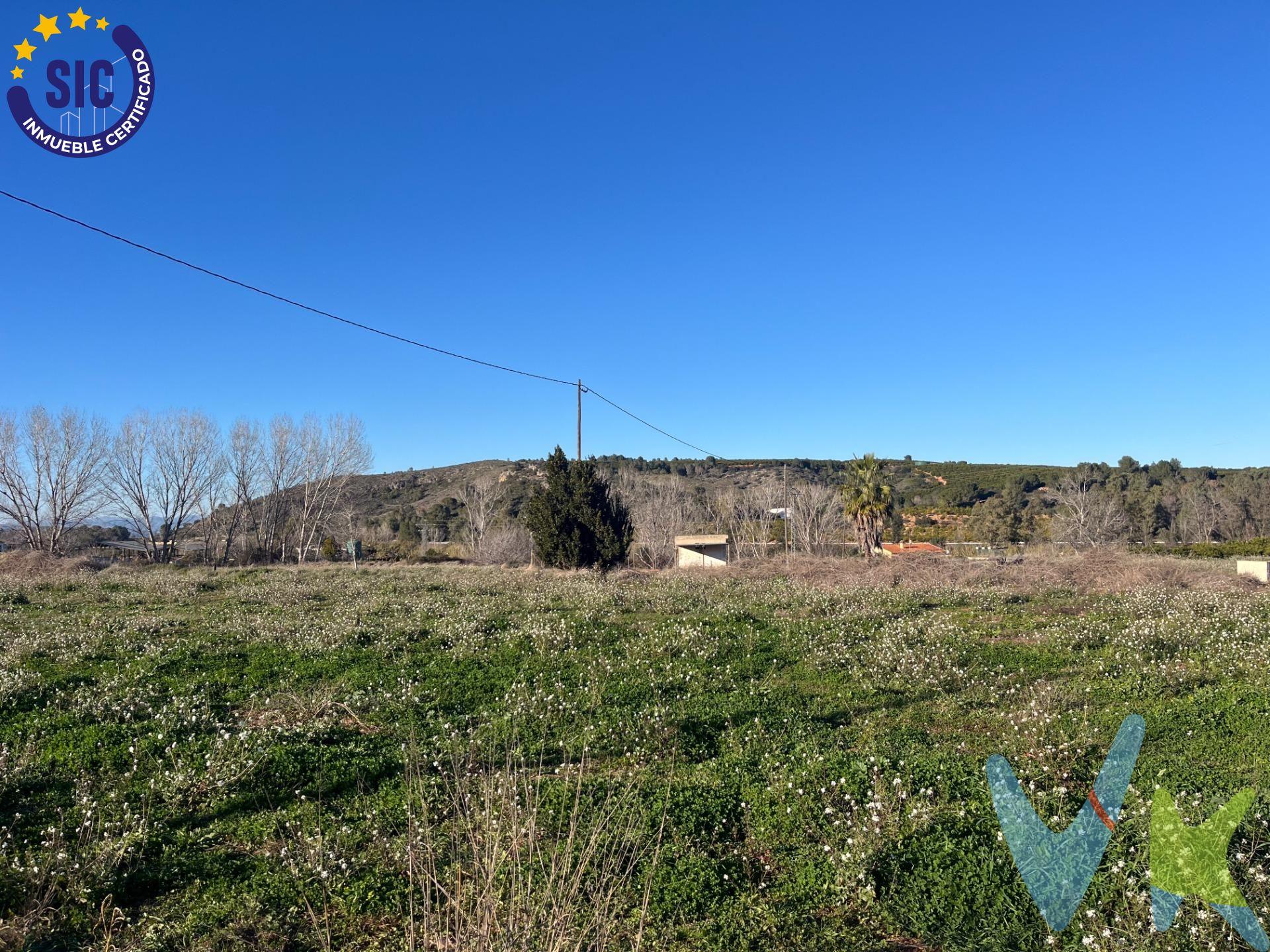 Se vende parcela rústica de 29.000 m² situada en el término municipal de Barxeta, junto a Xàtiva, en la provincia de Valencia. Esta propiedad es ideal para proyectos agrícolas o como inversión en una zona tranquila y rodeada de naturaleza. Características principales:. Superficie: 29.000 m². Estado: Terreno limpio y listo para la explotación agrícola, sin plantaciones actuales. Infraestructuras:. Balsa para almacenamiento de agua de riego, funcional y preparada para su uso. Casa de aperos, con posibilidad de acondicionamiento. Disponibilidad de agua potable y suministro eléctrico, facilitando cualquier proyecto agrícola o de construcción. Posibilidades de construcción:. La parcela cuenta con la posibilidad de construir una propiedad, lo que la convierte en una excelente opción tanto para desarrollar un proyecto agrícola como para establecer una vivienda rural o casa de recreo. Ubicación privilegiada:. Situada en Barxeta, a pocos minutos de Xàtiva. A escasa distancia de Llocnou de Fenollet, al cual se puede llegar cómodamente a pie. Bien comunicada, rodeada de paisajes naturales y con fácil acceso por carretera. Cercana a servicios básicos en la población, pero con la tranquilidad de una propiedad rural. Esta parcela es una excelente oportunidad para quienes buscan desarrollar un proyecto personal en un entorno natural o para inversores que valoren la versatilidad y el potencial de una propiedad en esta región. ¡No dejes pasar esta oportunidad!. Contacta con nosotros para más información o para concertar una visita. VENTA:. PVP 74.900€.  Gastos e impuestos no incluidos en el precio. La compra conlleva impuestos y gastos de formalización para el comprador. A título orientativo se informa que en segundas transmisiones el  ITP  con carácter general en  Valencia  es del  10%, pudiendo existir otros tipos impositivos atendiendo a  las circunstancias  personales del comprador u otras circunstancias previstas legalmente. Base imponible del impuesto el mayor valor entre el precio de compraventa, la tasación o el valor de referencia catastral. En cuanto a los gastos de  notaría y registro, en su caso,  suelen oscilar aprox; entre 1,5% y 2,5% (aranceles variables según precio, n.º de copias y complejidad). El comprador elige notario. Si el comprador precisase de  hipoteca: tasación, condiciones y costes bancarios serán según entidad elegida por el comprador, así como los gastos de gestoría, y cualesquiera otros gastos inherentes a la formalización de la compraventa que legalmente correspondan a la parte compradora, salvo pacto expreso en contrario con el vendedor. El consumidor tiene,  conforme a la normativa vigente, a su disposición información y documentación adicional relativa al inmueble y condiciones de la compraventa, que podrá ser consultada en C/Joaquín Costa 4, bajo 46005 Valencia o urbe2@remax.es. Honorarios de mediación inmobiliaria a cargo del  COMPRADOR: (3% del precio final de venta más IVA (21%), salvo otro pacto.); y  de VENDEDOR (según acuerdo con el mismo). . Se informa al consumidor que la agencia actúa como intermediaria inmobiliaria en la operación, estando cualquier eventual compraventa y sus condiciones sujeta a la aceptación expresa del propietario-vendedor y a la posterior formalización del correspondiente contrato.