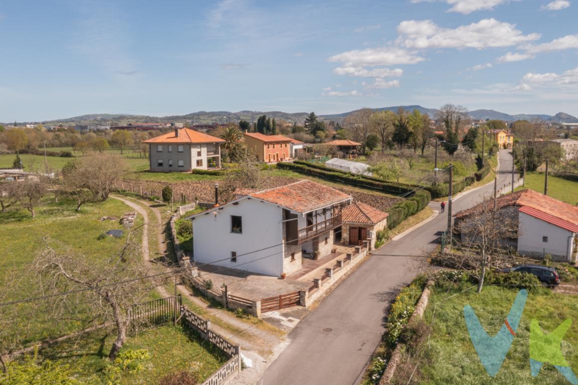 OS PRESENTAMOS ESTA PRECIOSA CASA UNIFAMILIAR TÍPICA ASTURIANA, CASA DEL 1900, CONSTRUCCIÓN DE PIEDRA CON PRECIOSAS BIGAS ORIGINALES DE MADERA, Y ELEMENTOS DIFERENCIALES RECUPERABLES. ESTA DENTRO DE UNA FINCA COMPLETAMENTE CERRADA TAMBIÉN CON MURO DE PIEDRA, ENTRADA ASFALTADA Y UNA PARTE TRASERA DE JARDIN. LA FINCA CONSTA DE OTRA EDIFICACIÓN TAMBIEN DE PIEDRA Y MADERA CON UN CENADOR Y AL FONDO UN PRECIOSO POZO DE AGUA CON UNA PROFUNDIDAD DE CASI 10 METROS. LA CASA SE DIVIDE EN DOS PLANTAS. LA PLANTA BAJA, A LA ENTRADA CON UN BONITO ZAGUAN, DOS HUECOS CON ACCESO EXTERIOR, BUENOS COMO TRASTERO, CUARTO DE LAVADO, CUARTO DE MÁQUINAS... Y UN TERCERO QUE PODRIAS COMUNICAR CON LA VIVIENDA PARA HACER UN SALÓN DE MUY BUEN TAMAÑO, CON FORMAS RECTAS QUE FAVORECEN SU DISPOSICIÓN.SEGÚN ENTRAS HAY UN HALL AMPLIO QUE ESTÁ PLANTEADO COMO COMEDOR Y AL LADO UNA COCINA TAMBIÉN AMPLIA Y DIÁFANA.  JUSTO AL LADO DE LA ESCALERA ESTÁ EL BAÑO DIVIDO EN DOS, ASEO POR UN LADO Y POR EL OTRO ZONA DE DUCHA Y TOCADOR, MUY PRÁCTICO, AMBOS CON VENTANA.SUBIENDO A LA PLANTA SUPERIOR POR LA ESCALERA UNA DE LAS PAREDES ESTÁ PANELADA EN LA MADERA ORIGINAL DE LA CASA, UNA BELLEZA QUE SE PUEDE RECUPERAR Y ACTUALIZAR, RECORDANDO A LAS ANTIGUAS BOISERIE DE ESTILO FRANCES, MARAVILLOSA!!!UNA VEZ ARRIBA EN LA PLANTA SUPERIOR TENEMOS TRES HUECOS GRANDES. UN DORMITORIO ENORME, OTRO QUE SE DIVIDE EN TRES, UNA ZONA QUE DA AL CORREDOR TÍPICO ASTURIANO Y OTROS DOS  A AMBOS LADOS, EN UNO DE ELLOS SE PODRÍA HACER UN BAÑO CON SALIDA VERTICAL QUE ENLAZA AL ENTRONQUE EXTERIOR DE EL BAÑO SITUADO EN LA PLATA BAJA. POR LO QUE SERIA EL ESPACIO PERFECTO PARA SUITE CON BAÑO Y VESTIDOR. TENEMOS OTRO ESPACIO GRANDE Y DIÁFANO QUE AHORA HACE LAS VECES DE SALÓN CON UNA CHIMENEA DE LEÑA, ESTA PODRIA SITUARSE EN LA PLANTA BAJA APROVECHANDO EL TIRO QUE COINCIDE JUSTO CON EL HUECO QUE OS HE DESCRITO QUE PODRÍA ABRIRSE A LA CASA COMO SALÓN, DEJANDO ASÍ UN TERCER DORMITORIO ARRIBA.OFRECE UN MONTÓN DE POSIBILIDADES DE REFORMA PARA HACER DE ELLA LO QUE MEJOR SE ADAPTE A TUS NECESIDADES. Y GUSTOS.TIENE AGUA, LUZ,  SANEAMIENTO PÚBLICO. TERMO ELÉCTRICO PARA AGUA CALIENTE Y COCINA CALEFACTOR QUE ALIMENTA LOS RADIADORES DE TODA LA CASA, ESTA PODRÍA SUSTITUIRSE POR UNA BOMBA DE CALOR O CUALQUIER OTRA INSTALACIÓN MÁS SOSTENIBLE.PARA ACCEDER A LA FINCA HAY UNA PORTILLA PEQUEÑA Y OTRA GRANDE, DONDE NIVELANDO UN POCO EL SUELO O HACIENDO UNA PEQUEÑA RAMPA TE PERMITIRÍA GUARDAR EL COCHE DETRO DE LA PROPIEDAD.AL FONCIELLO TIÑANA, QUE ASÍ SE CONOCE LA UBICACIÓN DONDE SE ENCUENTRA ESTA PROPIEDAD, ESTÁ A CINCO MINUTOS DEL CENTRO DEL BERRÓN SIERO, CON ACCESO A LA AUTOPISTA POR AMBOS LADOS, A 15 MINUTOS DE GIJON POR LA MINERA  Y OTRO TANTO DE OVIEDO POR LA A-64. EN EL CORAZÓN DE ASTURIAS AL LADO DE TODO, GUARDA EL ENCANTO DE VIVIR EN UN PUEBLO, YA QUE SON TODO CASAS UNIFAMILIARES Y CHALETS, PERO SIN RENUNCIAR A LAS COMODIDADES DE ESTAR PRÓXIMA A TODO.JUSTO EN FRENTE OFRECEMOS LA POSIBILIDAD DE ADQUIRIR UNA FINCA COMPLETAMENTE LLANA Y CERRADA, QUE ADEMÁS CONSTA CON UNA CONSTRUCCIÓN GRANDE PARA ALMACÉN. CUENTA CON CASI 3000 METROS CUADRADOS QUE SON EDIFICABLES. LA FINCA ESTARÍA DISPONIBLE PARA QUIEN QUISIESE ADQUIRIR AMBAS, CASA CON SU PARCELA MÁS LA FINCA. PRECIO  DE ESTA ÚLTIMA A CONSULTAR.LAS VIVIENDAS DE NUEVA CONSTRUCCIÓN QUE SIN DUDA TIENEN MUCHAS COMODIDADES Y VENTAJAS, SIN EMBARGO SUELEN SER TODAS MUY SIMILARES, LES FALTA ALMA, PERO LOS QUE APRECIAMOS LO DIFERENTE RECONOCEMOS CUANDO ALGO TIENE ENCANTO, PERSONALIDAD Y ESTA CASA ASTURIANA SIN DUDA LO TIENE, QUIZÁS TÚ  TAMBIEN LO VEAS. ASÍ LO ESPERO.SI DESEAS CONOCERLA, ESTARÉ ENCANTADA DE ATENDERTE, TAL VEZ TE ENAMORES DE ELLA AL IGUAL QUE LO HE HECHO YO.  