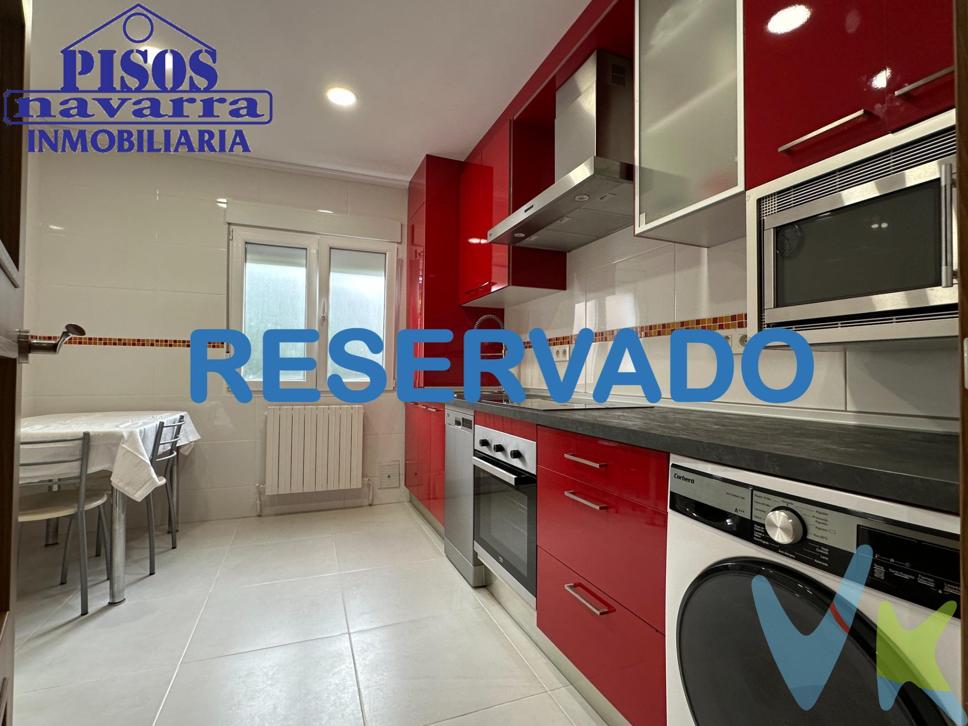 Te presentamos este atractivo piso completamente reformado recientemente, situado en la dinámica localidad de Ansoáin. Con una superficie total de 85 m², esta propiedad cuenta con tres amplias habitaciones dobles, dos de ellas totalmente amuebladas, que ofrecen un espacio ideal para toda la familia, cada una equipada con toma de antena y teléfono. El baño ha sido reformado e incluye una comoda ducha y ventana para garantizar ventilación natural. La cocina está totalmente equipada y lista para su uso inmediato gracias a la reforma llevada a cabo. Entre los acabados modernos se destacan las puertas interiores  y el suelo laminado tipo parquet que proporciona calidez al ambiente. Orientada hacia el oeste, esta vivienda disfruta de abundante luz natural a lo largo del día; además cuenta con ascensor accesible y despensa ubicada al fondo del pasillo, perfecta para almacenamiento adicional. Equipos adicionales incluyen video portero nuevo por seguridad incrementada. La luminosidad es uno de sus principales atractivos gracias a su privilegiada ubicación dentro del edificio, el salón muy luminoso da acceso a un balcón orientado al oeste; sin olvidarnos que se encuentra próximo a paradas de autobús facilitando tus desplazamientos diarios por la ciudad. Su céntrica localización te permite acceder fácilmente a supermercados así como centros comerciales cercanos cubriendo todas tus necesidades cotidianas sin complicaciones mayores. Los espacios exteriores cuentan también con áreas verdes ideales donde disfrutar momentos familiares o recreativos junto parques infantiles presentes cerca.De igual forma destaca la proximidad servicios médicos esenciales tales como colegios, hospitales entre otros recursos comunitarios disponibles, dotándola aún más valor añadido.Aprovecha esta oportunidad única antes que alguien más lo haga! (Datos meramente informativos, sin carácter contractual. gastos impuestos transmisión no incluidos, mobiliario ni elementos decorativos excluidos).