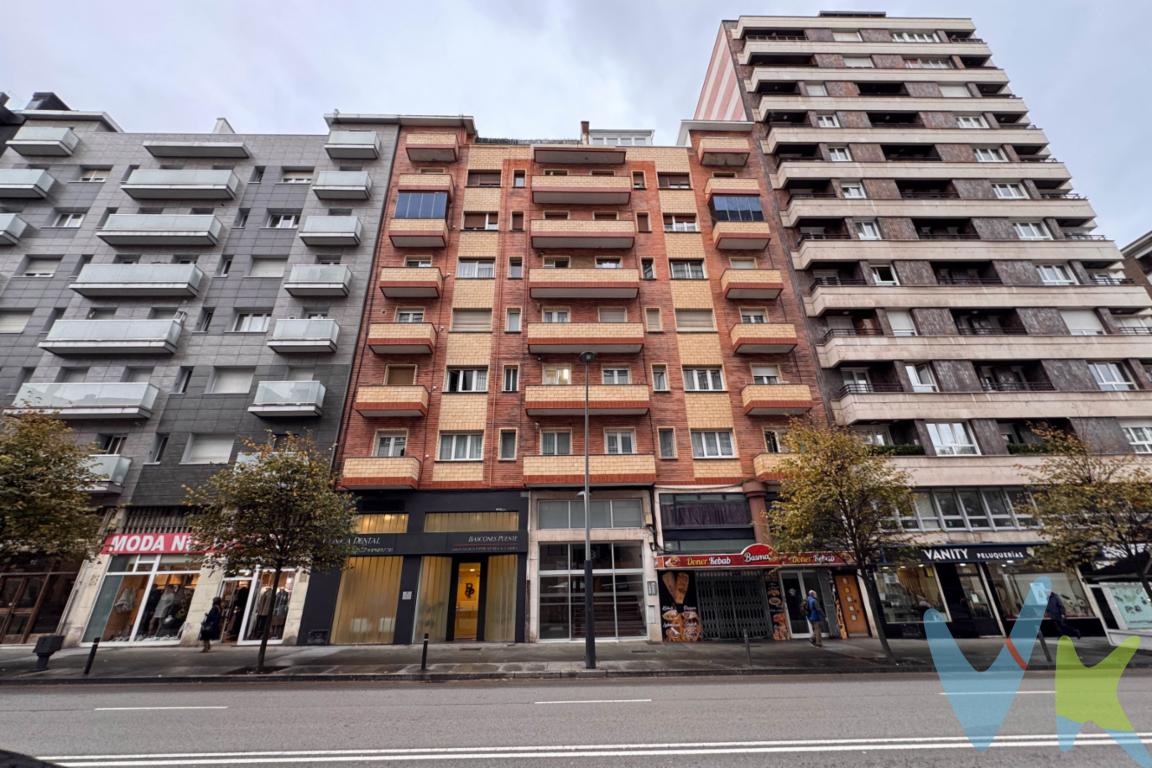 Vivir junto a la playa de San Lorenzo y al Parque Isabel La Católica nunca estuvo tan al alcance.En la Avenida de Castilla nº 21, en plena zona residencial más solicitada de la ciudad, presentamos esta vivienda situada en una séptima planta, que destaca por su luminosidad y su tranquilidad.La vivienda cuenta con dos dormitorios, cocina y baño, todos ellos orientados a un patio de luces que, por tratarse de una planta alta, ofrece excelente luz natural durante gran parte del día. El salón se abre a un patio de manzana compartido con las calles Ezcurdia, Marqués de Urquijo y Emilio Tuya, y dispone de una pequeña terraza con orientación Oeste, perfecta para disfrutar de atardeceres y un ambiente relajado.Su atractivo precio convierte esta propiedad en una oportunidad única en una de las ubicaciones más valoradas de Gijón: a un paso del Parque Isabel La Católica y de la Playa de San Lorenzo, un entorno ideal tanto para vivir como para invertir.La vivienda necesita reforma, lo que permite al futuro propietario personalizar cada espacio a su gusto y crear un hogar moderno en una zona consolidada y con todos los servicios.Un piso con ubicación privilegiada, luz, terraza y potencial. Una ocasión excepcional para quienes buscan invertir en Gijón con visión de futuro.No lo dudes más y llámanos, estaremos encantados de acompañarte a conocer tu futuro hogar.Se informa a los interesados que el precio de venta indicado no comprende los honorarios de la agencia inmobiliaria a cargo del comprador, el Impuesto de Transmisiones Patrimoniales (ITP) ni los gastos asociados a la compraventa (notaría, registro de la propiedad y otros).