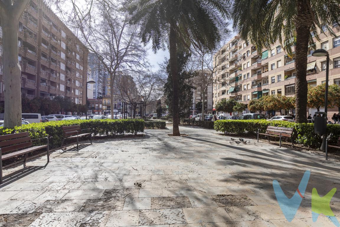  **Amplio Piso en Venta en el Corazón de Valencia**Se presenta una excelente oportunidad para adquirir un espacioso piso de 122 metros construidos en una de las zonas más demandadas de Valencia. Este inmueble, ubicado en la segunda planta de un edificio de 1979, ofrece comodidad, modernidad y funcionalidad para toda la familia. Con un aprovechamiento óptimo de sus 109 metros útiles, este piso es una joya que no querrá dejar pasar.La propiedad cuenta con cuatro habitaciones bien distribuidas, lo que la convierte en una opción ideal para familias numerosas o para aquellos que buscan espacios adicionales para oficina, estudio o habitaciones de invitados. La distribución ha sido cuidadosamente diseñada para ofrecer el máximo confort, permitiendo una amplia personalización según las necesidades del comprador.El edificio dispone de un ascensor,  brinda una accesibilidad total en todas las plantas del inmueble. Además, uno de los grandes atractivos de este piso es su plaza de garaje, un privilegio en pleno centro de la ciudad y que asegura la comodidad y seguridad para su vehículo. Contar con garaje propio es, sin duda, una de las características más valoradas en un entorno urbano.Los espacios comunes del edificio están bien cuidados, reflejando el compromiso de los vecinos con el mantenimiento y la buena convivencia. La presencia de un balcón añade un toque especial a la vivienda, permitiendo disfrutar de un espacio al aire libre donde podrá deleitarse con una taza de café por la mañana o relajarse leyendo un libro al atardecer.La ubicación es indiscutiblemente privilegiada, con acceso cercano tanto a varias líneas de metro como de autobús. Estos servicios de transporte público aseguran una excelente comunicación con todos los rincones de Valencia, permitiendo desplazarse sin complicaciones por la ciudad. Esta cercanía con el transporte público también lo convierte en una opción práctica para quienes trabajan o estudian en diversas áreas de Valencia.El barrio en el que se sitúa el piso es uno de los más consolidados y con una oferta de servicios completa. En las inmediaciones del inmueble encontrará tiendas, supermercados, colegios, y una amplia variedad de restaurantes y cafés que nutren la vida local. Vivir en esta zona es tener todo a su alcance y poder disfrutar de la proximidad a todo lo necesario para un día a día cómodo y agradable.Este piso en venta representa una oportunidad única de inversión, sea para establecer su nuevo hogar o como opción de inversión inmobiliaria. Con todas sus ventajas y características, se trata de un inmueble que invita a disfrutar de la vida urbana plenamente, sin renunciar a la calidad de vida que se busca al adquirir una nueva vivienda.No deje pasar esta oportunidad y venga a visitar este extraordinario piso en Valencia. La combinación de espacio, ubicación y facilidades lo convierte en una opción inmejorable dentro del mercado inmobiliario actual. Conviértalo en su próximo hogar y déjese sorprender por todo lo que tiene para ofrecer. Estamos seguros de que su visita le hará enamorarse de este maravilloso espacio.Agencia Registrada con el Nº 89 en el Registro Obligatorio de Agentes Inmobiliarios de la Comunitat Valenciana. Puede consultar en la web de la GVA:https://habitatge.gva.es/es/registres-en-materia-habitatgeLa oferta está sujeta a cambios de precio o retirada del mercado sin previo aviso. Este anuncio en su conjunto, incluyendo textos, fotos, imágenes o cualquier otro contenido de este, no es vinculante dado que la información es ofrecida por terceros y puede contener errores. Se muestra a título informativo y no contractual.Gastos de la compraventa a cargo de la parte compradora no incluidos en el precio del inmueble a tener en cuenta:- ITP con carácter general en Valencia es del 10%, pudiendo corresponderle otro tipo impositivo atendiendo a sus circunstancias personales (por edad, renta o situación familiar primera vivienda habitual, etc ) previstas legalmente.*Base imponible del impuesto el mayor valor entre el precio de compraventa, la tasación o el valor de referencia catastral.- Gastos de notaría y registro, en su caso, suelen oscilar aprox; entre 1,5% y 2,5% (aranceles variables según valor de compraventa, n.º de copias, etc ).- Si tramita la inscripción una gestoría, deberá abonar sus honorarios más IVA ( en este caso suele oscilar entre los 250EUR y los 400EUR + IVA).- Honorarios de mediación inmobiliaria a cargo del comprador del 3% del precio final de venta más IVA (21%), salvo otro pacto.Por mandato expreso del propietario, comercializamos este inmueble en exclusiva, lo que le garantiza el acceso a toda la información, a un servicio de calidad, un trato fácil, sencillo y sin interferencias de terceros. Por este motivo, se ruega no molestar al propietario, a los ocupantes de la propiedad o a los vecinos. Muchas gracias por su comprensión. Si usted es agente inmobiliario y tiene un cliente para este inmueble, llámenos: estaremos encantados de colaborar.Se informa al consumidor que la agencia actúa como intermediaria inmobiliaria en la operación, estando cualquier eventual compraventa y sus condiciones sujeta a la aceptación expresa del propietario-vendedor y a la posterior formalización del correspondiente contrato. 