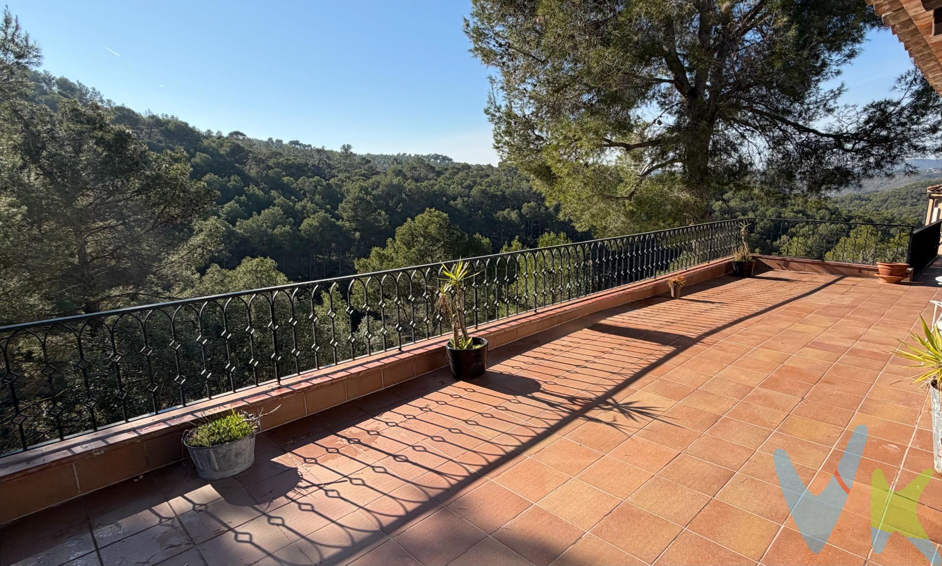 Vive el estilo de vida mediterráneo en Olivella – Naturaleza, calma y cercanía al mar. Descubre esta encantadora casa unifamiliar situada en el tranquilo pueblo de Olivella, en pleno Parc Natural del Garraf 🌿. Un entorno privilegiado que ofrece privacidad, naturaleza y calidad de vida, a tan solo 15 minutos de Sitges y sus playas 🌊, con fácil acceso a Barcelona y al aeropuerto internacional ✈️. Rodeada de paisajes naturales y con vistas abiertas al Garraf 🌄, esta propiedad es ideal tanto como residencia habitual como segunda residencia, perfecta para quienes buscan un estilo de vida relajado sin renunciar a los servicios y al encanto mediterráneo ☀️. La vivienda dispone de un amplio y luminoso salón-comedor con chimenea 🔥, creando un ambiente cálido y acogedor durante todo el año. Desde aquí se accede a una gran terraza, ideal para disfrutar de comidas al aire libre y momentos de descanso rodeados de naturaleza 🌿. La zona de noche cuenta con cuatro amplias habitaciones con armarios empotrados, un baño completo y espacioso, y una habitación adicional destinada a despacho, perfecta para teletrabajar en un entorno tranquilo 💻📚. La casa dispone de calefacción por gasoil, garantizando confort durante los meses de invierno ❄️. Una propiedad ideal para quienes valoran la tranquilidad, la privacidad y el contacto con la naturaleza, a pocos minutos del mar y de los principales núcleos urbanos. . ¡Contáctanos y ven a visitarla! 📞. . NOTA :. En los importe ofertado no están incluidos los impuestos ni las tasas que se aplican en la compraventa o alquiler ni ninguno de los gastos de formalización. Las fotografías, vídeos y demás documentación gráfica pueden no corresponder con la realidad, sí como los metrajes y superficies no tienen carácter contractual. Salvo que se indique específicamente, los muebles y el equipamiento que aparecen en los anuncios no están incluidos en el precio. RC. 0540709DF0704S0001ES, CH. CHB04536520001, CE Q1H0N3G4K. Tampoco están incluidos en el precios los gastos e impuestos de formalización de la compraventa : IVA, ITP, Notario, Registro, etc. INFORMACIÓN ADICIONAL: En cumplimiento de las obligaciones de información previstas en la Ley 10/2025, de 28 de diciembre, de servicios de atención a la clientela y transparencia, así como en la normativa sectorial vigente, se hace constar que el precio indicado NO INCLUYE los gastos e impuestos inherentes a la adquisición, los cuales se desglosan a continuación:. • Impuesto sobre Transmisiones Patrimoniales (ITP): Se aplicará el tipo impositivo vigente en la Comunidad Autónoma de Cataluña (Valor del Inmueble hasta 600.000€ = 10% (15.000€) , de 600.001€ a 900.000€ = 11%, de 900.000€ a 1.500.000€ = 12%, más de 1.500.000€ = 13%), sin perjuicio de los tipos reducidos del 5%, y el 7%, aplicables según las circunstancias personales del comprador o las características del inmueble). El impuesto se devenga sobre el Valor de Referencia de Catastro o el precio de venta, aquel que resulte superior. Para una información exhaustiva sobre el funcionamiento, tipos impositivos y bonificaciones del ITP en Cataluña, puede consultar el portal oficial de la Agencia Tributaria de la Agencia Tributaria Catalana, en el siguiente enlace: https://atc.gencat.cat/es/tributs/itpajd/tpo/tarifes-tipus/. • Gastos de Notaría: Los honorarios notariales se calcularán conforme al arancel oficial regulado en el Anexo I, del Real Decreto 1426/1989, de 17 de noviembre, por el que se aprueba el arancel Notarial. • Gastos de Registro: La inscripción en el Registro de la Propiedad se facturará según el arancel oficial establecido en el ANEXO I, del Real Decreto 1427/1989, de 17 de noviembre, por el que se aprueba el arancel Notarial. • Gastos de Gestión (Gestoría): Los honorarios por la tramitación administrativa, liquidación de impuestos e inscripción registral, según las tarifas del profesional interviniente. Los gastos derivados de la compraventa (Notaría, Registro de la Propiedad y Gestoría),.  
