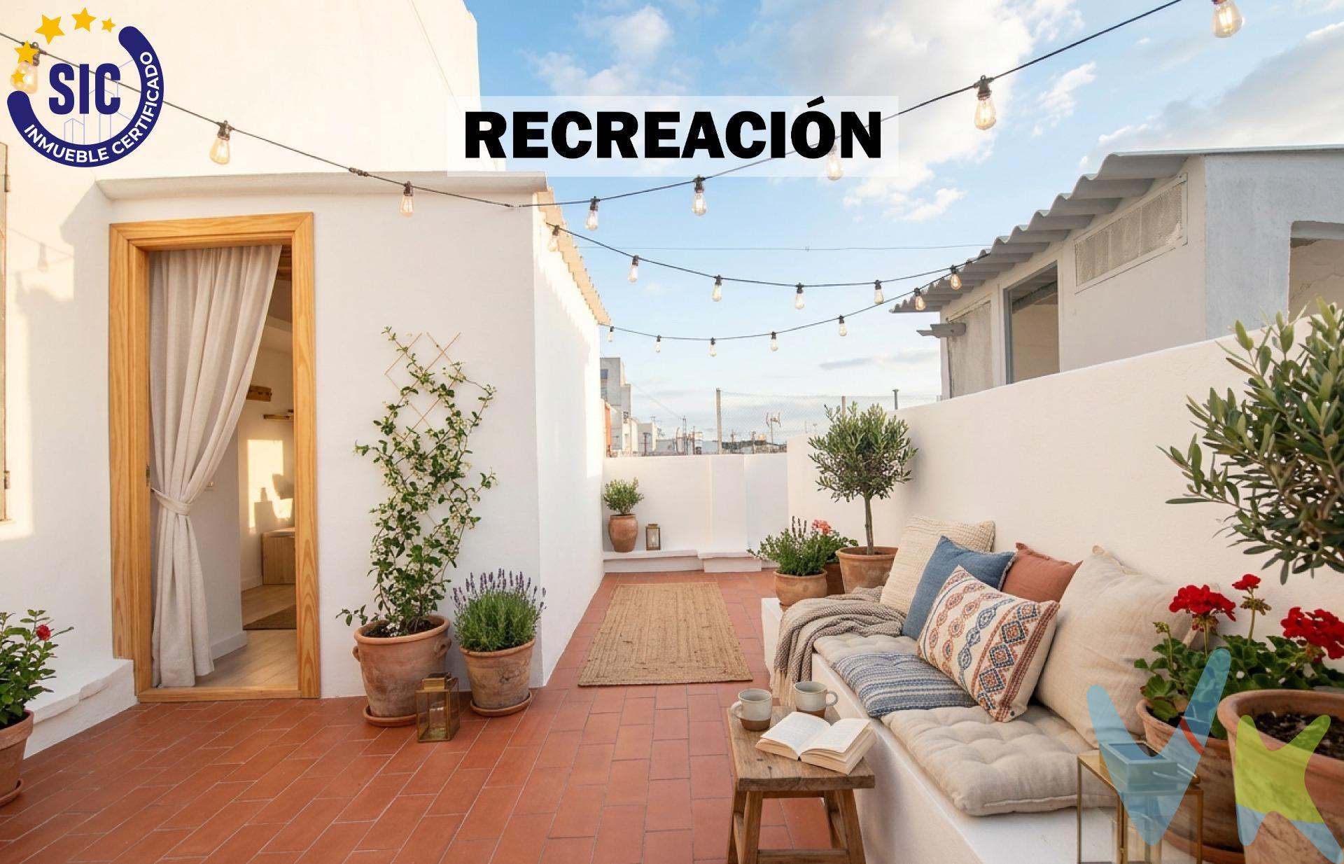Hay viviendas que simplemente cumplen… y otras que tienen ese algo especial que cuesta encontrar. En plena Avenida al Vedat, en la zona alta de Torrent, se encuentra esta amplia vivienda de 4 habitaciones, 3 de ellas dobles, perfecta para quienes valoran el espacio, la luz y las posibilidades de crear un verdadero hogar. Porque sí… encontrar una terraza privada de unos 15 m², íntima, soleada y sin vecinos observando, es hoy un auténtico lujo. El corazón de la casa es su enorme cocina, un lugar donde imaginar desayunos eternos, comidas familiares y conversaciones interminables. Desde ella accedes a una acogedora antesala que conecta con una habitación y, finalmente, con la joya de la vivienda: una espectacular terraza donde el tiempo parece detenerse.☀️ Sol, privacidad y tranquilidad en pleno centro urbano. Un rincón perfecto para desconectar, leer, cenar al aire libre o disfrutar de las noches de verano sin miradas indiscretas. Además, la terraza cuenta con 2 prácticos trasteros integrados, perfectos para ganar espacio de almacenamiento sin renunciar a amplitud exterior. La vivienda conserva su esencia original, ofreciendo la posibilidad de actualizarla poco a poco y convertirla en una casa totalmente personalizada, manteniendo mientras tanto toda la comodidad para el día a día. Dispone de 1 baño y ventanas combinadas de Climalit y aluminio. Y si la vivienda enamora, la ubicación termina de convencer: situada en una de las zonas más demandadas de Torrent, rodeada de supermercados como Mercadona, comercios, colegios, cafeterías y todo tipo de servicios. La estación de metro Torrent Avinguda se encuentra a aproximadamente 450 metros, facilitando una conexión rápida con Valencia, además de contar con salida cómoda y directa hacia la capital. (). Una vivienda amplia, luminosa y con una terraza que marca la diferencia. Una vivienda que puede convertirse en el hogar que estabas esperando, y si te ha hecho imaginarte viviendo aquí, ya tienes la respuesta. Mobiliario, vehículos y otros elementos decorativos y personales de la propiedad no incluidos. Impuestos, gastos de compraventa, intermediación y financiación no incluidos.