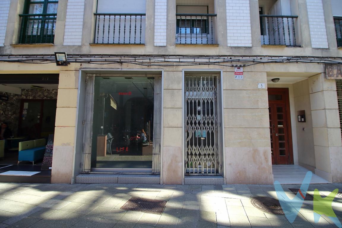 Se presenta una excepcional oportunidad en el corazón de Gijón. Esta significativa propiedad comercial, situada en la zona Centro, promete convertirse en el espacio ideal para emprendedores y comerciantes con visión de futuro. Cuenta con 52 metros cuadrados útiles que ofrecen una gran versatilidad para adaptarse a múltiples tipos de negocio. Con un total de 55 metros construidos, este local es parte de un edificio levantado en 1986, lo que asegura solidez y buen estado de conservación.La ubicación de este inmueble es una de sus grandes ventajas. Situado en una de las zonas más dinámicas y concurridas de Gijón, garantiza un flujo constante de potenciales clientes. La proximidad a distintos puntos de interés y servicios de la ciudad hace que sea un punto estratégico para cualquier negocio que desee establecerse en un área de alta visibilidad. Además, el entorno está bien comunicado, permitiendo un acceso fácil y rápido tanto para clientes como para proveedores.El interior del local ha sido diseñado para maximizar el aprovechamiento del espacio, facilitando su personalización según las necesidades específicas de cada negocio. Sus 52 metros útiles ofrecen un ambiente acogedor y funcional, adaptándose perfectamente tanto para un comercio minorista, una oficina administrativa o incluso para actividades de consultoría. La estructura del espacio invita a la creatividad, permitiendo diversas configuraciones para hacer único este lugar.El edificio en el que se encuentra el local fue construido en 1986, lo cual proporciona ciertas ventajas estructurales y de diseño propias de esa época. El exterior del edificio, bien mantenido, proporciona una buena imagen corporativa para cualquier empresa que decida instalarse aquí.Resulta imprescindible destacar que, pese a encontrarse en el centro de la ciudad, el local goza de serenidad, lo que favorece un ambiente de trabajo productivo y tranquilo. Esto es un aspecto clave para aquellos que valoran la paz en su entorno laboral. Con una adecuada insonorización y materiales de calidad en su construcción, el inmueble ofrece confort tanto para trabajadores como para visitantes.Los posibles inversores con visión de futuro verán este local como una gran oportunidad, ya que no solo es adecuado para negocios existentes, sino que también se presta para nuevos proyectos que busquen establecerse en una ubicación privilegiada. La versatilidad del espacio y su excelente ubicación aseguran que esta propiedad no tardará en captar la atención de emprendedores decididos a iniciar o expandir sus negocios.Se invita a aquellos interesados a realizar una visita para experimentar en persona las múltiples posibilidades que este espacio ofrece. Este es, sin duda, una propiedad con un futuro prometedor, esperando por aquellos que sepan reconocer su valor y aprovechar la oportunidad de hacerla suya. No espere más y descubra todo lo que esta espléndida propiedad puede ofrecerle. El precio no incluye gastos de Notaría, Registro e Impuesto de Transmisiones.