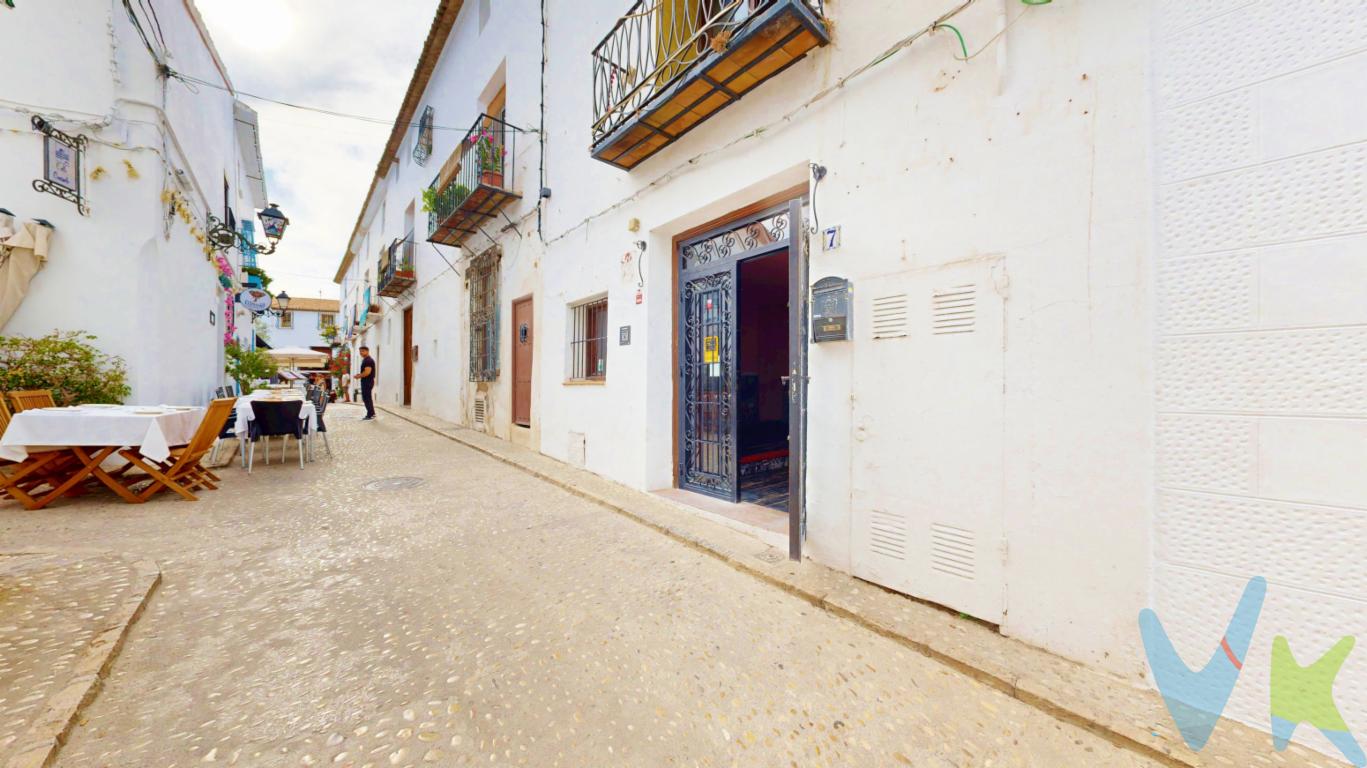 OPORTUNIDAD ÚNICA!!! SE VENDE EDIFICIO-RESTAURANTE COMPLETO EN EL CASCO ANTIGUO DE ALTEA!!!  En el corazón del encantador casco antiguo de Altea, se ubica este edificio, en una zona de mucho paso y con dos entradas a dos calles diferentes, muy cerca se puede aparcar y desde el piso superior tienes vistas al mar!!!!. un privilegio. Todo el que va a Altea pasa por una de esas dos calles turísticas. El edificio se compone por 4 alturas e innumerables estancias con un total de 308m². Actualmente está acondicionado para restaurante por lo que si estás pensando en abrir tu propio negocio ya tardas en llamarnos, puedes ser la envidia de todo Altea.  Agencia Registrada con el nº00516 en el Registro Obligatorio de Agentes Inmobiliarios de la Comunidad Valenciana    Por mandato expreso del propietario, COMERCIALIZAMOS ESTE INMUEBLE EN EXCLUSIVA, lo que le garantiza el acceso a toda la información, a un servicio de calidad, un trato fácil, sencillo y sin interferencias de terceros. Por este motivo, se ruega NO MOLESTAR AL PROPIETARIO, a los ocupantes de la propiedad o a los vecinos. Muchas gracias por su comprensión.   La oferta está sujeta a cambios de precio o retirada del mercado sin previo aviso. Este anuncio en su conjunto, incluyendo textos, fotos, imágenes o cualquier otro contenido de este, no es vinculante dado que la información es ofrecida por terceros y puede contener errores. Se muestra a título informativo y no contractual.  El precio anunciado NO INCLUYE los impuestos, ni los gastos como, Notario, Registro de la Propiedad, ni los honorarios de la agencia inmobiliaria.  Esta propiedad se pone a la venta con toda la documentación comprobada y en regla, por lo que ofrecemos GARANTIAS a los compradores.